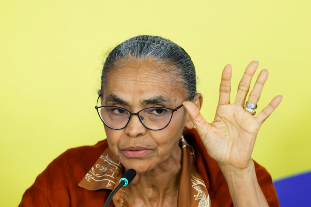 Quem é Marina Silva e qual seu papel atual na política brasileira? Marina Silva é ministra do Meio Ambiente e fundadora do partido Rede Sustentabilidade. Atualmente, ela está considerando uma candidatura ao Senado na chapa de Fernando Haddad para o governo de São Paulo em 2026. Por que Marina Silva ainda não definiu sua candidatura ao Senado? Marina ainda não decidiu sua candidatura porque está em uma disputa judicial para reverter mudanças no estatuto do Rede Sustentabilidade e garantir espaço na aliança de Lula em São Paulo. Quais são os desafios internos enfrentados por Marina Silva na Rede Sustentabilidade? Marina enfrenta uma disputa interna pelo controle do partido. Divergências sobre o rumo da legenda e mudanças no estatuto sem observância democrática são os principais desafios. Como Marina Silva planeja reverter as mudanças no Rede Sustentabilidade? Marina busca reverter as mudanças no estatuto do partido por meios judiciais, visando restabelecer o programa e a estrutura original da Rede Sustentabilidade. Quais partidos estão interessados em Marina Silva para a composição de chapa? Marina foi cortejada por PSB, Psol, PC do B, PDT e PT. Sua decisão de mudar de partido deve ocorrer até o prazo da janela partidária, em 3 de abril de 2026. Qual é a importância da filiação partidária de Marina Silva para a composição da chapa? A filiação de Marina pode influenciar a divisão de espaço e o protagonismo de cada legenda na chapa. Partidos com maior peso político tendem a reivindicar mais espaço. Como a federação entre Rede e PSOL impacta as negociações? A federação é um ativo nas negociações, mas não resolve as disputas internas. Marina Silva tem espaço na chapa, mas sua priorização depende de rearranjos partidários. Qual é a visão do PT sobre a participação de Marina Silva na chapa? Dirigentes do PT acreditam que Marina pode integrar a chapa mesmo permanecendo na Rede. No entanto, sua participação depende de acordos políticos e rearranjos partidários. Qual é a história da Rede Sustentabilidade e seu papel no cenário político? Fundada por Marina em 2013, a Rede foi formalizada em 2015, focando em sustentabilidade e pluralidade. Tornou-se uma expressão do campo ambientalista, elegendo nomes importantes. Quais são as principais divergências dentro da Rede Sustentabilidade? A disputa interna envolve o controle da direção partidária. O grupo de Heloísa Helena defende maior autonomia, enquanto aliados de Marina criticam mudanças no estatuto. Como Marina Silva pretende reconstruir a Rede Sustentabilidade? Marina quer restabelecer o programa e o estatuto originais, mantendo a identidade própria do partido e abrigando diferentes correntes do campo progressista. Qual é o impacto da disputa interna na Rede para a candidatura de Marina Silva? A disputa interna pode afetar a viabilidade de sua candidatura ao Senado, pois influencia sua capacidade de garantir espaço na aliança de Lula em São Paulo. Quais são as perspectivas para Marina Silva na política brasileira? Marina está preparada para disputar o Senado, mas sua candidatura depende de resolver questões internas na Rede e garantir espaço na aliança política em São Paulo. Como a saída de Marina Silva do Ministério do Meio Ambiente afeta sua candidatura? A saída do ministério pode permitir que Marina se concentre em sua candidatura e nas disputas internas do partido, fortalecendo sua posição política. Qual é o prazo para Marina Silva decidir sobre sua filiação partidária? Marina precisa decidir sobre sua filiação até 3 de abril de 2026, prazo da janela partidária, para viabilizar sua candidatura ao Senado na chapa de Haddad.