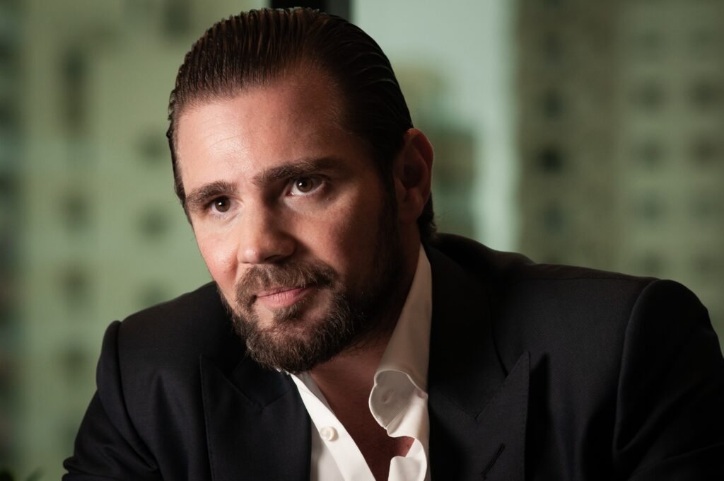 Por que Daniel Vorcaro está com pressa para fechar uma delação premiada? Vorcaro teme que parte de sua fortuna bilionária, distribuída por fundos internacionais, desapareça antes do acordo. Ele busca garantir que o dinheiro seja bloqueado para usar na negociação de sua liberdade. Qual é o valor estimado do patrimônio de Vorcaro? Fontes indicam que Vorcaro possui mais de R$ 10 bilhões espalhados em uma rede complexa de fundos de investimento no Brasil e no exterior. Por que Vorcaro teme a dissipação de seu patrimônio? Com ele e seus comparsas presos, há o risco de gestores, investidores e credores esvaziarem os fundos antes que ele formalize a colaboração com a justiça. Como Vorcaro pretende usar seu patrimônio na delação? Ele planeja indicar aos investigadores onde está seu patrimônio para que o dinheiro seja bloqueado, usando-o como moeda de troca para benefícios legais. Qual é a importância da colaboração para Vorcaro? A colaboração é crucial para Vorcaro, pois sem ela, ele pode perder um dos poucos ativos políticos e jurídicos que ainda possui. Qual é o papel do Banco Central no caso do Banco Master? O Banco Central liquidou a gestora Reag e o próprio Banco Master, com Eduardo Bianchini responsável por vender os ativos e organizar o quadro de credores. Qual é a avaliação do relator do caso no STF sobre a delação? O ministro André Mendonça, relator do caso, tem uma tese sobre recuperação de ativos de corrupção, o que torna uma devolução expressiva essencial para o avanço da delação. Quais são as fraudes investigadas no caso Master? Fraudes incluem carteiras de crédito podres vendidas ao BRB, avaliadas em R$ 12,2 bilhões, e quantias bilionárias de fundos de pensão estaduais e municipais. Qual é o risco de prolongar as negociações da delação? Quanto mais tempo as negociações demorarem, maior o risco de dilapidação do patrimônio que poderia sustentar um acordo com a justiça. Como a situação de Vorcaro afeta o cenário político? A devolução de bilhões obtidos irregularmente pode arrastar autoridades para o centro das investigações, potencialmente deflagrando novas crises institucionais. Por que a pressa de Vorcaro não passou despercebida em Brasília? Integrantes dos Três Poderes acompanham com apreensão os possíveis desdobramentos de uma delação, que pode atingir o núcleo duro do sistema político. Qual é o impacto da liquidação do Banco Master no caso? A liquidação colocou os recursos sob o poder do liquidante, aumentando a pressão sobre Vorcaro para fechar a delação antes que mais ativos sejam desviados. Quais são as consequências de uma delação sem devolução expressiva? Sem uma devolução significativa, é improvável que a delação avance, prejudicando a estratégia de defesa de Vorcaro e sua chance de redução de pena. Como a tese do ministro Mendonça influencia o caso? A tese do ministro sobre recuperação de ativos de corrupção reforça a necessidade de Vorcaro demonstrar disposição para devolver uma quantia substancial. Qual é a relação entre a delação de Vorcaro e novas crises institucionais? A delação pode revelar detalhes que envolvem autoridades, potencialmente desencadeando crises institucionais e impactando o sistema político.