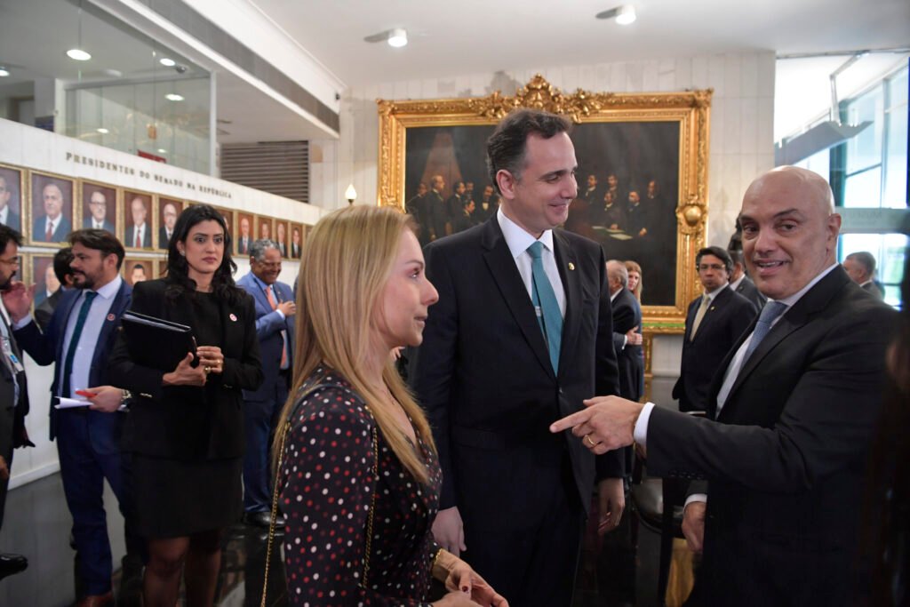 Um número chama atenção antes de qualquer explicação: **40,1 milhões de reais** pagos em um único ano a um escritório de advocacia ligado à esposa de **Alexandre de Moraes**. Mas por que esse valor ganhou tanta repercussão? A resposta começa na comparação. Documentos apresentados pelo **Banco Master** à **Receita Federal** apontam que a instituição de **Daniel Vorcaro** pagava ao escritório **Barci de Moraes**, da advogada **Viviane Barci de Moraes**, até **dez vezes mais** do que a outras bancas contratadas. Isso, por si só, já levanta outra pergunta: qual era o tamanho desse contrato dentro do conjunto de pagamentos do banco? Segundo informações publicadas por **O Globo**, o Master pagou **265 milhões de reais** a **61 escritórios** contratados em **2025**. Desse total, o escritório **Barci de Moraes** recebeu sozinho **40,1 milhões de reais** no ano passado. E o que esse número representa quando comparado aos demais contratos? Representa uma diferença expressiva. A banca da esposa de Moraes recebeu **13 milhões de reais a mais** do que o segundo escritório que mais recebeu recursos do banco. A distância fica ainda mais evidente quando surge outro nome na lista. O escritório **Rueda Advogados Associados**, ligado ao presidente do **União Brasil**, **Antônio Rueda**, recebeu **1 milhão de reais**. E o que foi informado sobre os serviços prestados por essa banca? De acordo com o jornal, o escritório de Rueda foi pago para realizar **“dezenas de pareceres e centenas de reuniões, incluindo mais de 1.000 audiências, cerca de 20 mil protocolos e aproximadamente 400 acordos”**. Diante disso, a comparação se impõe: quanto recebeu o escritório **Barci de Moraes** em relação a esse trabalho descrito? Recebeu **40 vezes mais**, segundo a reportagem. Isso leva a uma questão inevitável: como o próprio escritório da esposa de Moraes descreveu os serviços prestados ao Banco Master? Em nota, o **Barci de Moraes** afirmou que foi contratado, no período entre **fevereiro de 2024 e novembro de 2025**, pelo **Banco Master**, para realizar **ampla consultoria e atuação jurídica**, por meio de uma equipe formada por **15 advogados**. A nota acrescenta outro dado importante: como esse trabalho teria sido organizado? Segundo o escritório, atuaram **duas equipes jurídicas responsáveis pela consultoria e atuação jurídicas**. Essas equipes realizaram **94 reuniões de trabalho** e produziram **36 pareceres e opiniões legais**. A nota também faz um esclarecimento específico. Qual? O escritório declarou que **“nunca conduziu nenhuma causa para o Banco Master no âmbito do STF”**. Além disso, mencionou entre os serviços prestados a **“estruturação do departamento de compliance”**. Mas a descrição apresentada encerrou a controvérsia? Não. Para o relator da **CPI do Crime Organizado**, senador **Alessandro Vieira** (**MDB-SE**), o valor apontado pela Receita Federal é **incompatível** com os serviços informados. E em que ele baseou essa avaliação? Segundo o senador, a CPI recebeu documentos que confirmaram os pagamentos feitos em **2024** pelo Banco Master ao escritório **Barci de Moraes**. Ele afirmou ao Globo: **“A CPI recebeu documentos que confirmaram os pagamentos realizados no ano de 2024 do Banco Master para o escritório Barci de Moraes. Em nota publicada há algum tempo, o próprio escritório confirmou a existência do contrato e apresentou descritivo de serviços que foi amplamente considerado incompatível com o valor pago”**. E qual é o dado mais amplo por trás dessa discussão? O escritório **Barci de Moraes** tinha com o banco de **Daniel Vorcaro** um contrato de **129 milhões de reais por três anos**. É esse valor, somado aos **40,1 milhões de reais** recebidos em um ano e à diferença em relação aos demais escritórios, que está no centro da repercussão.