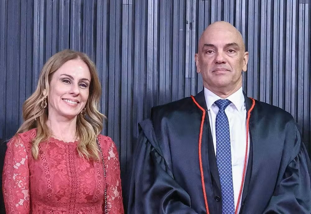 Foram **R$ 80,2 milhões** em apenas **22 meses**, e esse valor colocou no centro da atenção a relação entre o **Banco Master** e o escritório da advogada **Viviane Barci de Moraes**, mulher do ministro do **STF Alexandre de Moraes**. De onde saem esses números? Eles constam na **declaração de Imposto de Renda** da instituição financeira do banqueiro **Daniel Vorcaro**, que foi liquidada pelo **Banco Central** e teve os documentos enviados à **CPI do Crime Organizado**, no Senado. As informações foram antecipadas pelo **g1** e confirmadas pelo **Estadão**. Mas o que exatamente foi declarado? Segundo os documentos obtidos pela CPI, o Master realizou **22 pagamentos de R$ 3.646.529,72** entre **fevereiro de 2024** e **novembro de 2025**. A soma desses repasses chega a **R$ 80,2 milhões**. Os valores confirmam a relação comercial do banco com o escritório **Barci de Moraes Sociedade de Advocacia**. Esse vínculo já era conhecido? Em parte, sim. Em dezembro, o jornal **O Globo** havia informado que o contrato, firmado no início de **2024**, previa pagamentos mensais de **R$ 3,6 milhões** por **três anos**. Agora, os documentos reunidos pela CPI detalham os repasses feitos até o momento em que o **Banco Central** decretou a liquidação do banco, em **novembro de 2025**. E qual foi a reação do escritório? Em nota, o escritório afirmou que **“não confirma essas informações incorretas e vazadas ilicitamente, lembrando que todos os dados fiscais são sigilosos”**. Em manifestação divulgada na semana passada, também declarou que **“contrata diversos serviços de taxi aéreo, e que entre os que já foram em algum momento contratados está o da empresa Prime Aviation”**. Acrescentou ainda que **“todos os valores eram pagos compensando os honorários advocatícios nos termos contratuais”**. Por que os voos entraram nessa história? Porque documentos da **CPI do Crime Organizado**, da **Aeronáutica** e de empresas de **táxi aéreo**, obtidos pelo Estadão, indicam que **Moraes e Viviane** fizeram ao menos **oito voos em aeronaves particulares** de uma empresa ligada a **Vorcaro** entre **maio e outubro de 2025**. Houve algum episódio específico citado? Sim. Segundo esses documentos, **Moraes** viajou de **Brasília para São Paulo** em **agosto de 2025** em um avião de empresa da qual **Vorcaro era sócio**. No dia seguinte à viagem, ele teria se reunido com o banqueiro, de acordo com mensagem de Vorcaro enviada à então namorada, **Martha Graeff**, na ocasião. O que disse o gabinete do ministro? Em nota, afirmou que **Moraes** **“jamais viajou em nenhum avião de Daniel Vorcaro ou em sua companhia e de Fabiano Zettel, a quem nem conhece”**. A manifestação, porém, não comentou os voos em aeronaves pertencentes à empresa que era de Vorcaro. Também não houve resposta da equipe do ministro sobre o voo realizado no dia anterior a uma reunião com o dono do Master. E há outros dados relacionados ao casal? Sim. Segundo informação publicada pelo **Estadão**, desde que **Moraes** passou a integrar o **STF**, em **março de 2017**, ele e **Viviane** tiveram aumento de **266% do patrimônio imobiliário**. Hoje, o casal possui **17 imóveis**, avaliados em **R$ 31,5 milhões**. Como esse patrimônio foi descrito? De acordo com os registros obtidos em cartório pelo Estadão, nos últimos **cinco anos** o casal desembolsou **R$ 23,4 milhões** na compra de imóveis em **Brasília** e em **São Paulo**, todos pagos **à vista**. O cálculo considera os preços nominais pagos na aquisição de **casas, terrenos, apartamentos e salas comerciais** que seguem em nome deles. Houve manifestação direta de Moraes e Viviane sobre essas informações patrimoniais? Segundo o relato publicado, ambos foram procurados por meio de suas assessorias de imprensa, mas **não responderam**. No centro de tudo, o que está documentado até aqui? Que o **Banco Master** declarou **22 pagamentos de R$ 3.646.529,72** ao escritório **Barci de Moraes Sociedade de Advocacia**, entre **fevereiro de 2024** e **novembro de 2025**, totalizando **R$ 80,2 milhões**.
