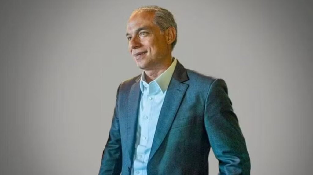 R$ 8,2 milhões mudam de figura quando deixam de ser apenas um número e passam a apontar para uma rede que ainda está longe de ser totalmente explicada. Mas por que esse valor chama tanta atenção? Porque ele aparece ligado a duas associações de servidores da Bahia que entraram no radar de uma investigação sobre carteiras de crédito consignado consideradas irregulares. E quando dinheiro, associações e crédito consignado surgem na mesma equação, a pergunta inevitável é: de onde vieram esses repasses e por que eles importam tanto agora? Segundo dados da Receita Federal enviados à CPI do Crime Organizado, o Banco Master repassou cerca de R$ 8,2 milhões a essas entidades entre 2022 e 2025. Só isso já seria suficiente para levantar suspeitas? Não necessariamente. O ponto é outro: essas associações também foram alvo da Operação Compliance Zero, da Polícia Federal, que apura suspeitas de fraudes envolvendo justamente carteiras de crédito consignado. E é nesse cruzamento que a história começa a ganhar outro peso. Quais foram as entidades beneficiadas? A maior parte do dinheiro foi para a Associação dos Servidores Técnico-Administrativos e Afins do Estado da Bahia, a Asteba, que recebeu R$ 5,95 milhões no período. A outra parte foi para a Associação dos Servidores da Saúde Afins da Administração Direta do Estado da Bahia, a Asseba, com aproximadamente R$ 2,3 milhões. Mas há um detalhe que quase ninguém percebe de imediato: a forma como esses valores aparecem ao longo do tempo também levanta novas dúvidas. O que muda de um ano para outro? Em 2025, os pagamentos foram classificados como rendimentos de aplicações financeiras. E nos anos anteriores? Aí está um dos pontos mais sensíveis: não há detalhamento sobre a origem dos valores. Isso resolve a questão? Pelo contrário. Abre uma nova camada de incerteza, porque quando a natureza do dinheiro só aparece com clareza no fim da série, a curiosidade se desloca para o que ficou sem explicação antes. E quem está no centro dessa conexão? Segundo a Polícia Federal, as duas associações seriam ligadas a Augusto Lima, apontado como controlador das entidades e com poderes para movimentar recursos em nome delas. É aqui que muita gente se surpreende, porque o nome dele não aparece isolado nessa história. Lima foi sócio de Daniel Vorcaro desde 2019 e levou ao Master o CredCresta, operação de crédito consignado que se tornou um dos principais negócios da instituição. Mas por que isso amplia a gravidade do caso? Porque, de acordo com a PF, essas associações foram apresentadas ao Banco Central como originadoras dos créditos repassados ao BRB. E quando se fala em origem de crédito, a pergunta deixa de ser apenas quem recebeu e passa a ser: esses créditos correspondiam de fato ao que era informado? É justamente aí que o Ministério Público Federal adiciona outro elemento decisivo. O MPF afirma que os valores movimentados pelas entidades não condizem com os descontos registrados nos contracheques dos servidores. O que isso sugere? Que pode haver uma diferença relevante entre o que circulava financeiramente e o que aparecia formalmente nos descontos. E o que acontece depois muda tudo, porque essa divergência transforma uma movimentação financeira em potencial peça central de uma investigação maior. E onde Augusto Lima entra depois disso? Ele foi preso em novembro durante a Operação Compliance Zero, no mesmo dia da liquidação do Banco Master, e solto semanas depois. A investigação, porém, não terminou. Ele continua sendo alvo de apurações e mantém atuação no setor financeiro, além de conexões políticas na Bahia e em Brasília. Isso encerra o caso? Muito longe disso. Há ainda outro ponto que reacende a curiosidade no meio de tudo: depois de deixar o Master no ano passado, Lima assumiu o controle do antigo Banco Voiter, rebatizado como Pleno, onde realizou aportes de R$ 160 milhões. Esse movimento ajuda a entender o tamanho de sua presença no setor, mas também faz surgir uma pergunta inevitável: até onde vai a influência construída em torno dessas operações? No fim, o dado central permanece de pé e com ainda mais força: o Banco Master repassou R$ 8,2 milhões a duas associações de servidores da Bahia que, segundo a PF, estão ligadas a Augusto Lima e à origem de carteiras de crédito investigadas como irregulares. O valor está documentado, os nomes estão postos e a investigação segue aberta. Só que o ponto mais incômodo talvez seja justamente este: o que já apareceu é suficiente para chamar atenção, mas pode ser apenas a parte visível de uma engrenagem que ainda não foi totalmente exposta.