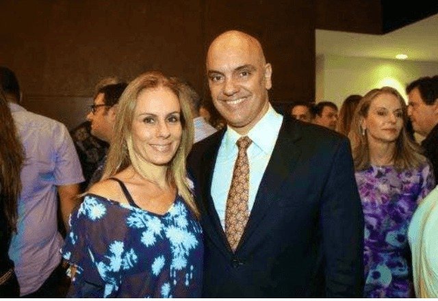Um valor de **R$ 80 milhões** colocou o **Banco Master** e o escritório da família de **Alexandre de Moraes** no centro de uma nova revelação. De onde saiu esse número e o que os documentos indicam? Segundo a descrição enviada à **Receita Federal** e posteriormente remetida à **CPI do Crime Organizado**, o banco declarou pagamentos ao escritório **Barci de Moraes** nos anos de **2024** e **2025**. Mas esses repasses foram pontuais ou seguiram um padrão? Os dados apontam uma sequência regular: foram **22 pagamentos mensais**, feitos entre **fevereiro de 2024** e **novembro de 2025**, cada um no valor de **R$ 3.646.529,72**. Quanto isso representa no total? A soma declarada chega a **R$ 80.223.653,84**, destinados ao escritório liderado por **Viviane Barci de Moraes**, mulher do ministro do **STF**. E esse montante encerrava toda a relação contratual entre as partes? Não. Os documentos mencionam que o contrato entre o **Banco Master** e o escritório de advocacia previa pagamentos mensais por **três anos**, em um valor que superaria **R$ 130 milhões**. Então por que o total declarado ficou abaixo disso? Porque os pagamentos foram interrompidos com a **liquidação do banco** e a **prisão do banqueiro Daniel Vorcaro**. O que disse o escritório diante da divulgação dessas informações? Em nota, **Barci de Moraes** afirmou que “**não confirma essas informações incorretas e vazadas ilicitamente, lembrando que todos os dados fiscais são sigilosos**”. E qual foi a manifestação de **Alexandre de Moraes**? Até o momento mencionado, **Moraes ainda não havia se manifestado**. Havia alguma explicação pública anterior sobre os serviços prestados ao banco? Sim. Em **março**, o escritório divulgou um comunicado no qual afirmou ter prestado **“ampla consultoria e atuação jurídica”** em favor do **Banco Master**. Esse trabalho teria ocorrido em qual período? De acordo com a própria banca, o contrato durou de **fevereiro de 2024 a novembro de 2025**. Mas que tipo de atuação foi descrita pelo escritório? A banca informou ter realizado **94 reuniões de trabalho** e produzido **36 pareceres técnicos**. Sobre quais temas? Segundo o comunicado, os pareceres trataram de uma **ampla gama de assuntos**, incluindo **aspectos previdenciários, contratuais, negociais, trabalhistas, regulatórios, de compliance, proteção de dados e crédito**, entre outros. O escritório atuou em processos do banco no **Supremo Tribunal Federal**? A resposta apresentada pela própria banca foi negativa. O escritório afirmou que **não conduziu causas para o Master no Supremo**. Então como descreveu sua estrutura de atendimento? Disse ter alocado **15 advogados** na equipe dedicada ao banco e ter contatado **outros três escritórios especializados em consultoria**. Se houve manifestações públicas, o valor do contrato já havia sido informado antes? Não. Em nenhuma das manifestações citadas, o escritório informou o **valor do contrato**. É justamente nesse ponto que os documentos fiscais ganham relevância, porque trazem os números declarados pelo banco à **Receita Federal**. Quais são, afinal, os dados completos que aparecem nessa documentação? O **Banco Master** declarou **22 pagamentos mensais** de **R$ 3.646.529,72**, realizados entre **fevereiro de 2024** e **novembro de 2025**, totalizando **R$ 80.223.653,84** ao escritório **Barci de Moraes**, da família do ministro **Alexandre de Moraes**. O contrato previa repasses por **três anos**, em valor superior a **R$ 130 milhões**, mas os pagamentos foram interrompidos após a **liquidação do banco** e a **prisão de Daniel Vorcaro**. O escritório declarou ter prestado **consultoria e atuação jurídica**, com **94 reuniões**, **36 pareceres técnicos**, atuação em temas **previdenciários, contratuais, negociais, trabalhistas, regulatórios, de compliance, proteção de dados e crédito**, negou ter conduzido causas do banco no **STF**, afirmou ter mobilizado **15 advogados** e consultado **três outros escritórios**, e disse que **não confirma as informações**, classificadas por ele como **incorretas** e **vazadas ilicitamente**. **Moraes ainda não se manifestou.**