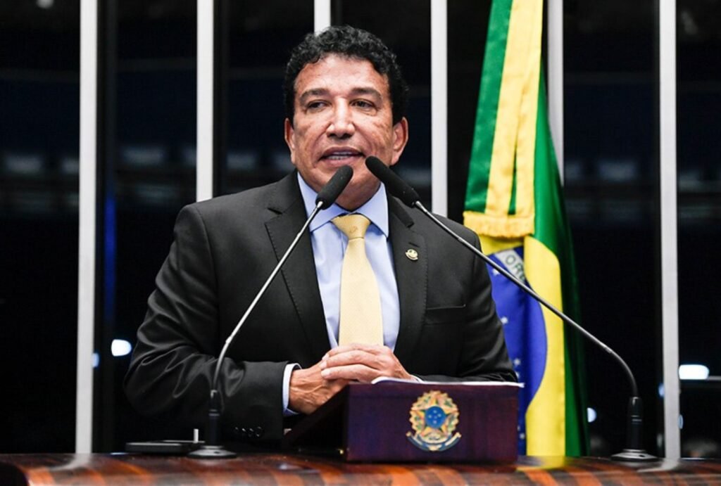 Tudo aconteceu em segundos no coração de Brasília. O senador Magno Malta, do PL do Espírito Santo, sofreu um mal súbito nesta quinta-feira, 30 de abril de 2026, e precisou ser internado no Hospital DF Star, na capital federal. A informação foi confirmada por sua assessoria, que informou que o parlamentar seguirá sob observação médica. Até o momento, não há previsão de alta. Mas o que exatamente aconteceu com o senador? A própria resposta veio dele. Em vídeo gravado já no hospital, Magno Malta relatou que passou mal no estacionamento do Congresso Nacional. Segundo contou, ele havia sido abordado por um vereador para conversar sobre uma proposta em tramitação no Senado quando começou a se sentir tonto. Logo depois, perdeu a consciência por alguns instantes. O relato chamou atenção porque o episódio ocorreu em meio a um dia de forte movimentação política em Brasília. Malta acompanhava de forma remota a sessão do Congresso que analisa o veto presidencial ao Projeto de Lei da dosimetria das penas relacionadas aos atos de 8 de janeiro. Mesmo hospitalizado, ele afirmou que pretendia voltar ao plenário caso recebesse liberação médica. Qual é o estado de saúde dele agora? De acordo com o próprio senador, o quadro é estável. Ele disse que passou por exames, entre eles uma tomografia, e tranquilizou apoiadores ao afirmar: “Graças a Deus estou bem”. Também pediu orações. Há algo que torna o caso ainda mais delicado. O próprio Magno Malta revelou que já teve episódios semelhantes anteriormente. Essa informação muda a leitura do ocorrido, porque indica que o desmaio desta quinta-feira não foi um fato totalmente isolado. Ainda assim, até agora, o que se sabe oficialmente é que ele está consciente, foi examinado e permanece em observação. Por que o episódio ganhou repercussão imediata? Porque aconteceu em um momento de agenda intensa no Senado e em meio a discussões sensíveis no Congresso. Aliados do senador atribuem o mal-estar ao ritmo forte dos últimos dias. Na quarta-feira, 29 de abril, Magno Malta participou da sabatina de Jorge Messias para uma vaga no Supremo Tribunal Federal. E foi justamente aí que surgiu um detalhe político relevante. Messias passou pela sabatina, mas acabou rejeitado pelo plenário do Senado. O desfecho expôs mais uma vez o ambiente de tensão institucional em Brasília e a pressão sobre parlamentares em votações de grande impacto. No caso de Malta, o mal súbito ocorreu logo depois, em meio a esse cenário de desgaste e compromissos sucessivos. O senador estava sozinho? O conteúdo divulgado não informa isso. O que está confirmado é que ele foi atendido, levado ao hospital e submetido a exames. Também está confirmado que o episódio começou no estacionamento do Congresso, durante uma conversa sobre matéria em tramitação. A pergunta que ficou ao longo do dia foi simples: ele corre risco? Pelas informações divulgadas até agora, não há indicação de agravamento. Ao contrário, a mensagem do senador foi de estabilidade. Mas a ausência de previsão de alta mostra que os médicos optaram por cautela. No fim, o ponto central é este: Magno Malta sofreu um desmaio após sentir tontura no estacionamento do Congresso, foi internado em Brasília, realizou exames e permanece estável sob observação. Em meio a uma rotina política intensa, o episódio interrompeu sua agenda e colocou em primeiro plano uma preocupação imediata com a saúde. Agora, a expectativa se concentra na evolução do quadro e na eventual liberação para que ele retome as atividades.