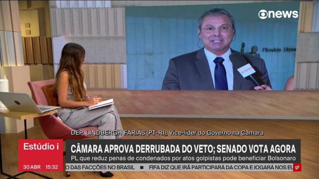 A votação explodiu no Congresso e abriu uma guerra verbal que expôs, ao mesmo tempo, a fragilidade do governo Lula e a força de uma articulação que o Planalto não conseguiu conter. O estopim foi a derrubada do veto do presidente Luiz Inácio Lula da Silva ao chamado PL da Dosimetria. À primeira vista, parecia apenas mais uma disputa técnica sobre cálculo de penas. Mas a reação do vice-líder do governo na Câmara, Lindbergh Farias, mostrou que o episódio foi tratado pelo PT como algo muito maior. Ele chamou o resultado de “golpe comandado por Alcolumbre”. Por que a fala pesa tanto? Porque ela não veio da oposição, nem de um crítico externo. Veio de um integrante da própria base governista, em público, após uma derrota expressiva. Na Câmara, foram 318 votos pela derrubada do veto. No Senado, 49. Ou seja, não se tratou de um revés apertado ou acidental. Foi uma derrota ampla, com números suficientes para escancarar o isolamento político do governo nesse tema. Mas o que estava em jogo, afinal? A dosimetria é o critério usado pelo juiz para definir o tamanho da pena, levando em conta gravidade do crime, antecedentes e circunstâncias. Na prática, o projeto permite a redução de penas de condenados por atos golpistas, incluindo os ataques de 8 de janeiro de 2023. Segundo o conteúdo discutido no Congresso, a proposta também pode beneficiar o ex-presidente Jair Bolsonaro e aliados condenados pelo Supremo Tribunal Federal pela tentativa de golpe de Estado em 2022. É nesse ponto que a crise ganha outra dimensão. Para Lindbergh, a articulação teve dois objetivos claros: “livrar a cara de Bolsonaro e dos generais golpistas” e construir “um grande acordão de blindagem das investigações da Polícia Federal”. A acusação foi dirigida diretamente ao presidente do Senado, Davi Alcolumbre, apontado pelo petista como o comandante da operação política que garantiu os votos necessários. A pergunta inevitável é: houve apenas divergência legislativa ou uma ruptura política mais profunda? A resposta, pelo tom adotado pelo governo, aponta para a segunda hipótese. Lindbergh afirmou que o papel de Alcolumbre foi “o pior possível” e disse que o país viveu “uma grande conspiração” para construir um acordo de blindagem contra crimes. No meio da disputa, surgiu um detalhe que reacendeu ainda mais o embate. O vice-líder do governo associou a movimentação à investigação sobre o caso Master. Segundo ele, o PL passou meses falando em CPI do Master e depois se calou. Na versão apresentada pelo petista, o silêncio teria feito parte de um acordo político: ninguém falaria em investigação do Master e, em troca, haveria redução de pena para Bolsonaro e generais. A oposição reagiu de imediato. Cabo Gilberto Silva, líder da oposição na Câmara, rebateu atacando o próprio governo Lula. Citou o mensalão, o petrolão e o INSS para associar corrupção ao PT e afirmou que parlamentares da base não assinaram CPI do INSS nem do Banco Master. A resposta buscou inverter a narrativa: em vez de aceitar a acusação de blindagem, a oposição acusou o governo de não querer investigações. O que esse confronto revela? Primeiro, que o governo perdeu uma votação central e não conseguiu impedir uma articulação robusta no Congresso. Segundo, que a base petista escolheu responder elevando o tom contra Alcolumbre e contra a oposição, em vez de tratar o episódio como simples derrota parlamentar. Terceiro, que o tema da dosimetria deixou de ser apenas jurídico e virou símbolo de uma disputa maior sobre poder, proteção política e controle da agenda. O ponto principal aparece justamente no fim dessa sequência: a derrubada do veto não foi apenas um revés para Lula. Foi a demonstração de que, quando o Congresso se organiza, o Planalto pode ser atropelado mesmo em um tema sensível, com impacto direto sobre condenados por atos golpistas e possível repercussão sobre Bolsonaro e seus aliados. E é por isso que a expressão usada por Lindbergh não passou despercebida. Ao chamar a votação de “golpe comandado por Alcolumbre”, o governo não apenas denunciou uma articulação. Também admitiu, ainda que indiretamente, que foi derrotado de forma contundente em um terreno onde dizia defender a responsabilização pelos ataques à democracia.