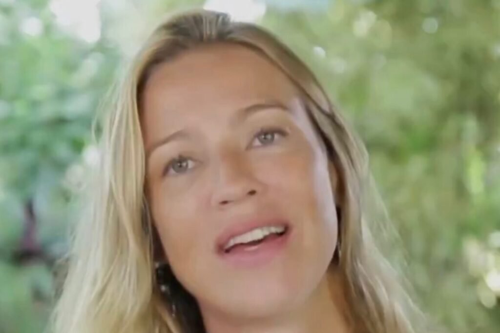 A fala provocou reação imediata e agora pode ter desdobramento no Ministério Público Federal. Luana Piovani foi denunciada ao MPF após declarar, em um videocast do jornal O Globo, que “o evangélico de hoje é o que há de pior no ser humano” e que se tornou “o protótipo de um ser desprezível”. O caso levanta uma pergunta direta. Quando a crítica passa a ser intolerância religiosa? É justamente isso que a representação quer apurar. Em outro trecho, a atriz afirmou que “a maioria dos evangélicos hoje” seria “uma raça que de amor, de Deus, de Jesus Cristo não tem nada”. Quem levou o caso adiante? O vereador Guilherme Kilter, do Novo, de Curitiba, protocolou notícia de fato no MPF e sustentou que as declarações ultrapassam a liberdade de expressão e atingem a honra coletiva de milhões de brasileiros. Uma parlamentar do Rio também apresentou representação formal com argumento semelhante. O ponto que muda o peso da discussão aparece no tamanho do grupo citado. Segundo o Censo 2022 do IBGE, o Brasil tem cerca de 50 milhões de evangélicos, quase 30% da população. Diante disso, o que se pede? Abertura de procedimento investigatório, apuração de eventual intolerância religiosa, possível responsabilização judicial e retratação pública. Agora, a decisão sobre os próximos passos está nas mãos do MPF.