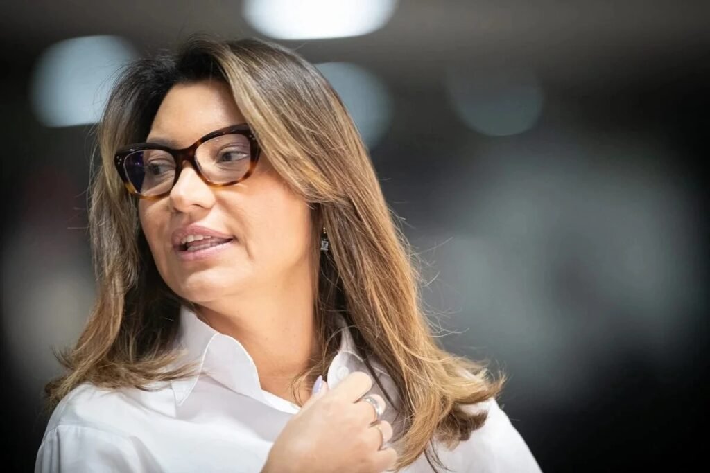 **Por que o MBL quer que o MPF investigue o Itamaraty?** O **Movimento Brasil Livre (MBL)** apresentou uma notícia de fato ao **Ministério Público Federal (MPF)** solicitando uma investigação sobre a decisão do **Ministério das Relações Exteriores (MRE)** de não divulgar a lista de hóspedes das residências oficiais do Brasil no exterior. Segundo a publicação, essa ação do MBL é baseada em uma reportagem que destacou a recusa do MRE em fornecer essas informações, mesmo após tentativas de obtenção via **Lei de Acesso à Informação**. **O que motivou a solicitação de investigação?** Desde fevereiro, a reportagem tenta acessar a lista de hóspedes de 24 residências oficiais do Brasil no exterior. O MRE negou o pedido inicial e todos os recursos subsequentes, classificando a solicitação como “desarrazoada” e “desproporcional”. Essa negativa gerou questionamentos sobre a transparência do uso de recursos públicos, especialmente considerando que, em 2025, a operação desses prédios custou pelo menos R$ 240,5 milhões. **Quem são alguns dos hóspedes mencionados?** Nos últimos meses, a embaixada brasileira em Roma hospedou personalidades como o ator **Fábio Porchat** e a primeira-dama **Rosângela da Silva**, conhecida como Janja. A presença de influenciadores e figuras públicas em residências oficiais levantou preocupações sobre o uso desses espaços para fins pessoais ou de favorecimento. **Qual é o papel da Controladoria-Geral da União (CGU) nesse caso?** Atualmente, o caso está sob análise da **Controladoria-Geral da União (CGU)**, que decidirá sobre a obrigatoriedade de divulgação da lista de hóspedes. A CGU tem a responsabilidade de garantir a transparência e o acesso à informação pública, e sua decisão poderá influenciar futuras práticas de divulgação de informações pelo MRE. **O que é uma “notícia de fato”?** Uma “notícia de fato” é um documento que permite a qualquer cidadão levar um acontecimento ao conhecimento do Ministério Público. A partir do recebimento, o MPF pode decidir se instaura ou não um inquérito para investigar o tema. No caso em questão, a representação foi assinada por **Renato Battista**, coordenador nacional do MBL, e pelo deputado estadual paulista **Guto Zacarias**. **Quais são as críticas do MBL ao MRE?** Renato Battista criticou o MRE, afirmando que o ministério estaria utilizando o patrimônio público como um “resort particular de celebridades”. Ele destacou que a tentativa de ocultar informações sobre os hóspedes das embaixadas brasileiras é inaceitável e requer investigação. **Qual é a importância da transparência no uso de recursos públicos?** A transparência é fundamental para garantir que os recursos públicos sejam utilizados de maneira adequada e em benefício da sociedade. A divulgação de informações sobre o uso de residências oficiais pode ajudar a evitar abusos e garantir que esses espaços sejam utilizados de acordo com sua finalidade pública. **O que pode acontecer a seguir?** Se o MPF decidir instaurar um inquérito, poderá haver uma investigação mais aprofundada sobre o uso das residências oficiais e a política de hospedagem do MRE. Isso pode levar a mudanças nas práticas de transparência e no uso de recursos públicos pelo ministério. Em resumo, a solicitação do MBL para que o MPF investigue o Itamaraty reflete preocupações sobre a transparência e o uso de recursos públicos nas residências oficiais do Brasil no exterior. A decisão da CGU e a possível investigação pelo MPF serão cruciais para determinar os próximos passos nesse caso.