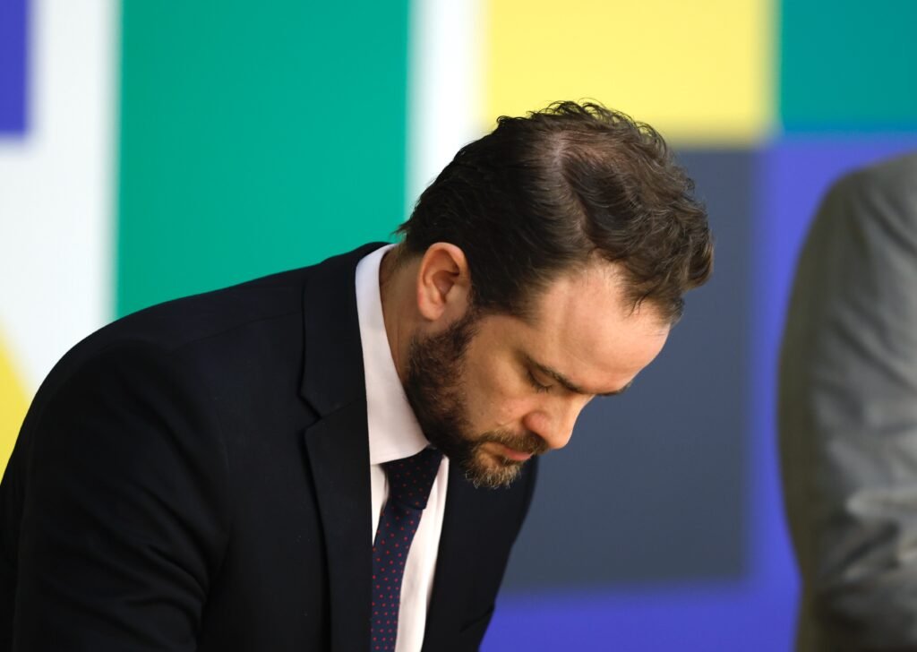 O número assusta de imediato: **R$ 31 bilhões**. Mas por que o governo decidiu abrir espaço para uma despesa desse tamanho? Porque a alta do petróleo provocada pela **guerra no Oriente Médio** pressionou combustíveis estratégicos, e o Planalto anunciou medidas para conter esse impacto sobre **diesel**, **querosene de aviação** e **biodiesel**. Isso significa um rombo nas contas públicas? Segundo a equipe econômica, não. A justificativa é que o efeito fiscal será **neutro**, já que o aumento da arrecadação com **royalties do petróleo** compensaria a despesa. Como isso seria possível? Com a disparada do barril tipo **brent**, que saiu de **US$ 72** antes da guerra para **US$ 110** na segunda-feira, **6 de abril de 2026**. Esse movimento eleva a receita do governo com o petróleo e, na avaliação oficial, cria espaço para bancar as medidas. Mas de onde vem a estimativa de até **R$ 31 bilhões**? O cálculo foi feito pela própria equipe econômica. O ministro do Planejamento e Orçamento, **Bruno Moretti**, afirmou que, somadas, todas as ações podem chegar a esse valor. E há uma expectativa adicional: dependendo do cenário considerado, a arrecadação extra com petróleo pode alcançar **R$ 40 bilhões**. Em que base esse número foi projetado? Em um cenário com o barril **brent a US$ 90**. Por isso, Moretti disse estar “**tranquilo**” quanto à capacidade de custear as medidas com essa receita extraordinária. E quais são, na prática, essas ações? O governo vai conceder **subsídios** para empresas que importam diesel e também para produtores nacionais. Essas medidas incluem **subvenção**, ou seja, ajuda de custo paga pela **União**, além de **redução de alíquotas**. A intenção é reduzir a pressão de preços em combustíveis considerados sensíveis para a economia. Como isso atinge o diesel importado? O governo criou **duas subvenções** ao óleo diesel que complementam a ajuda de custo de **R$ 0,32 por litro**, já publicada na **Medida Provisória nº 1.340**. Além disso, a medida provisória anunciada em **6 de abril de 2026** acrescenta uma subvenção de **R$ 1,20 por litro**. Quem paga essa conta? O valor será dividido entre **Estados**, com **R$ 0,60**, e **União**, com outros **R$ 0,60**. Quanto custa essa parte específica? **R$ 4 bilhões**. Desse total, **R$ 2 bilhões** cabem ao governo federal, e o restante aos demais entes. Todos os Estados aderiram? Não. Segundo o ministro da Fazenda, **Dario Durigan**, apenas **2 Estados** não aderiram. O que acontece nesses casos? De acordo com ele, o combustível tende a ficar mais caro nesses locais. E por quanto tempo essa medida vale? Por **2 meses**, com possibilidade de prorrogação por mais **2 meses**. E o diesel produzido no Brasil, também entra no pacote? Sim. O governo vai custear uma redução de **R$ 0,80 por litro** para o diesel nacional. Quanto foi separado para isso? Até **R$ 10 bilhões**. Mas esse será o gasto final? Segundo Bruno Moretti, não. Ele afirmou que o custo efetivo deve ficar em **R$ 6 bilhões**. Essas medidas valem por quanto tempo? Pelos meses de **abril e maio**, também com possibilidade de prorrogação. E como o governo pretende garantir que a queda chegue ao consumidor? Foi enviada uma **medida provisória** para punir empresários que não repassarem a redução de preços. O ministro de Minas e Energia, **Alexandre Silveira**, disse ainda que um **projeto de lei em caráter de urgência** vai ampliar os poderes da **ANP**. Para quê? Para reforçar a fiscalização e aplicar o que ele chamou de **“medidas coercitivas”** contra quem “**atentar**” contra a economia popular. Que tipo de punição está sendo prevista? Segundo Silveira, empresários que “**infringir as leis**” da economia popular passarão a ser punidos também no **CPF**, e não apenas no **CNPJ**. Há alguma condição para isso? Sim. É necessária uma **“flagrante” irregularidade**. O ministro afirmou que o governo tem visto essa prática de forma **“reiterada”** em ações da **Polícia Federal**, do **Cade** e da **ANP**. E qual é a exigência para as empresas daqui para frente? De acordo com Bruno Moretti, elas deverão adotar mecanismos para a **suavização de preços**. A razão, segundo ele, é direta: não seria **“razoável”** que o dinheiro da subvenção pago pelo contribuinte não resultasse em diesel mais barato. No fim, o pacote anunciado reúne exatamente isso: ajuda de custo de **R$ 0,32 por litro** já prevista na **MP nº 1.340**, subvenção adicional de **R$ 1,20 por litro** para o diesel importado, redução de **R$ 0,80 por litro** para o diesel produzido no Brasil, alcance sobre **diesel**, **QAV** e **biodiesel**, custo total estimado em até **R$ 31 bilhões** em **2026** e compensação esperada com a alta da arrecadação de **royalties do petróleo**.