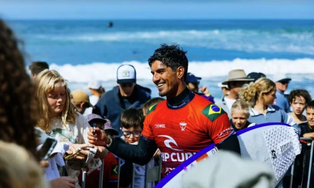 Bastaram duas notas para mudar o rumo da disputa em **Bells Beach**. Quem conseguiu esse passo decisivo? **Gabriel Medina**, tricampeão mundial, venceu **Ítalo Ferreira** nesta quinta-feira (9) e avançou às quartas de final da etapa australiana. Mas como foi esse confronto entre dois nomes tão fortes do surfe brasileiro? A vitória de Medina veio por **15.60 a 14.66**, em uma bateria equilibrada, definida por margem apertada. O resultado colocou o brasileiro entre os classificados para a próxima fase e manteve vivo seu caminho na competição. E quando as quartas de final começam? As baterias da próxima fase têm início previsto para **18h45, no horário de Brasília, desta sexta-feira (10)**. A expectativa cresce porque a rodada seguinte reúne mais brasileiros ainda em ação, ampliando o peso da presença nacional no evento. Quem mais avançou entre os representantes do Brasil? A chamada **Brazilian Storm** seguiu em destaque com a vitória de **Samuel Pupo** sobre o indonésio **Rio Waida**. O triunfo garantiu sua vaga nas quartas e abriu caminho para um confronto totalmente brasileiro na sequência. Qual será esse duelo? **Samuel Pupo** enfrenta justamente **Gabriel Medina** por uma vaga na semifinal. Depois de passarem por adversários diferentes, os dois agora se encontram em uma bateria que assegura a presença de um brasileiro entre os quatro melhores da etapa. E a família Pupo segue aparecendo? Sim. **Miguel Pupo** também avançou ao superar o australiano **George Pittar**. Com isso, ele segue na briga por um lugar na semifinal e terá pela frente um adversário de peso na próxima bateria. Quem será o rival de Miguel? O brasileiro disputa vaga contra o havaiano **Barron Mamiya**. A classificação mantém o país com múltiplas possibilidades na reta decisiva da etapa, em um cenário de forte presença verde e amarela no masculino. E o atual campeão mundial, também passou? **Yago Dora** confirmou a classificação ao vencer o francês **Marco Mignot** por **12.67 a 12.33**. Foi outra bateria apertada, resolvida por pequena diferença, suficiente para colocar o brasileiro nas quartas de final. Quem aparece no caminho de Yago agora? O próximo adversário será o italiano **Leonardo Fioravanti**. Ele chegou a essa fase depois de eliminar **Filipe Toledo** em um confronto decidido por **15.27 a 14.67**, resultado que encerrou a participação de mais um brasileiro na etapa. Houve outras eliminações do Brasil no masculino? Sim. **Alejo Muniz** se despediu da competição após ser derrotado pelo japonês **Kanoa Igarashi** por **12.67 a 7.00**. Assim, o Brasil perdeu mais um nome, embora siga com vários surfistas vivos na disputa. E no feminino, o que está programado? A etapa feminina continua nesta sexta-feira (10) com **Luana Silva** em ação. A brasileira enfrenta a havaiana **Gabriela Bryan** valendo vaga nas semifinais, em mais um momento importante para o país em Bells Beach. Luana chega em boa fase? Sim. Ela entra nessa bateria embalada por vitórias sobre duas campeãs mundiais: **Stephanie Gilmore** e **Tyler Wright**. Esse desempenho recente aumenta a atenção sobre sua participação na sequência do evento. O que acontece depois da disputa feminina? A **competição masculina acontece na sequência**, completando a programação do dia em Bells Beach. E é justamente aí que estarão definidos os próximos passos de nomes como **Gabriel Medina**, **Samuel Pupo**, **Miguel Pupo** e **Yago Dora**. Então, como ficam os confrontos já encaminhados? **Gabriel Medina** venceu **Ítalo Ferreira** por **15.60 a 14.66** e vai enfrentar **Samuel Pupo** nas quartas de final. **Miguel Pupo** encara **Barron Mamiya**. **Yago Dora** pega **Leonardo Fioravanti**. **Luana Silva** enfrenta **Gabriela Bryan** por vaga na semifinal. As baterias da próxima fase começam às **18h45 de Brasília, nesta sexta-feira (10)**.