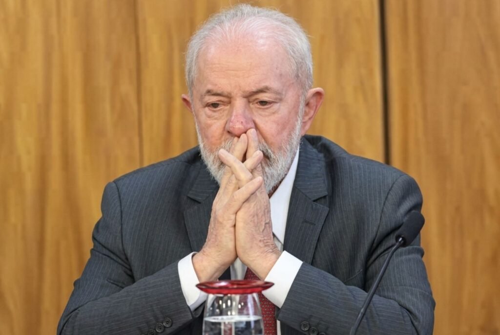 Basta um movimento nas pesquisas para mudar completamente o humor de Brasília. Mas o que está provocando esse novo clima de tensão? Segundo a descrição apresentada, lideranças políticas do **Centrão** passaram a avaliar que **Luiz Inácio Lula da Silva** pode até desistir de disputar a reeleição em **2026** caso **Flávio Bolsonaro** abra vantagem significativa fora da margem de erro. Por que essa hipótese ganhou força agora? Porque, de acordo com o material, **Flávio Bolsonaro** vem se consolidando como o nome mais competitivo da oposição. Em pesquisas recentes do **Datafolha**, ele aparece em **empate técnico com Lula no segundo turno**. Já em levantamentos do **Paraná Pesquisas**, surge **numericamente à frente**. Esse desempenho alimenta a leitura de que o cenário eleitoral deixou de ser confortável para o presidente. Mas essa percepção parte apenas da oposição? Não. O dado relevante é justamente o envolvimento de lideranças do **Centrão**, que, segundo a descrição, já apostam na possibilidade de Lula recuar caso Flávio lidere com folga. Essa avaliação é tratada como uma admissão velada de dois fatores: o **desgaste do governo** e o **medo de uma derrota histórica** para o projeto político ligado ao lulismo. Se o PT nega qualquer chance de desistência, por que o assunto continua circulando? Porque a própria especulação sobre um possível substituto mantém a dúvida viva. O nome citado como **“plano B”** é o de **Camilo Santana**, e não o de **Fernando Haddad**, que aparece hoje direcionado ao governo de **São Paulo**. A simples existência dessa conversa, segundo a descrição, expõe uma fragilidade interna que o partido tenta publicamente afastar. E por que isso pesa tanto? Porque um plano alternativo só ganha relevância quando há incerteza sobre o principal nome. No caso, a menção a **Camilo Santana** sugere preocupação dentro do PT, ainda mais por se tratar, conforme o texto-base, de um nome **pouco testado nacionalmente**. Em vez de transmitir segurança, essa possibilidade amplia a percepção de instabilidade. Há outros fatores pressionando esse cenário? Sim. A descrição também afirma que o **mercado financeiro** resiste à perspectiva de um **quarto mandato** de Lula, especialmente por causa de **gastos elevados** e das **dificuldades no ajuste fiscal**. Isso acrescenta uma camada econômica à disputa política e ajuda a explicar por que a sucessão de 2026 já desperta tanta movimentação nos bastidores. E onde Flávio Bolsonaro entra nessa equação além dos números? No material apresentado, ele é descrito como uma **alternativa madura e articulada**, com capacidade de **unir o campo oposicionista**. A avaliação é de que sua candidatura oferece uma visão associada a **responsabilidade**, **crescimento** e **respeito ao eleitor que produz**, em contraste com o que o texto define como incapacidade do governo atual de entregar esses resultados. Isso significa que a disputa já está definida? Não há essa afirmação. O que aparece é uma mudança de percepção: a movimentação subterrânea entre **Centrão** e **PT** reforça a ideia de crescimento político de Flávio e de aumento da pressão sobre Lula. O ponto central não é uma decisão já tomada, mas o fato de que a possibilidade de desistência passou a ser considerada por atores relevantes da política. E o que, afinal, está sendo dito de forma mais direta nos bastidores? Que, se **Flávio Bolsonaro** passar **muito à frente** de **Lula** nas pesquisas, especialmente fora da margem de erro, lideranças do **Centrão** preveem que o presidente pode **desistir da reeleição em 2026**. Ao mesmo tempo, a especulação sobre **Camilo Santana** como alternativa a Lula, com **Fernando Haddad** voltado ao governo paulista, expõe a tensão em torno de uma disputa que, segundo a descrição, deixou de ser apenas uma hipótese distante e passou a ser tratada como risco real dentro do jogo político.