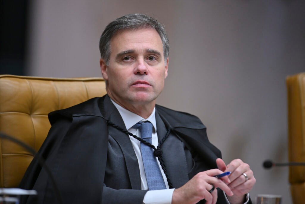 Uma decisão do **STF** interrompeu, ao menos por agora, o acesso da **CPI do Crime Organizado** a informações consideradas sensíveis sobre um caso que envolve morte, investigação policial e o nome de um banqueiro. O que exatamente foi barrado? O ministro **André Mendonça** impediu o envio de dados sobre a morte de **Luiz Phillipi Machado de Moraes Mourão**, conhecido como **Sicário**, além de informações ligadas a apurações da **Polícia Federal** sobre supostas fraudes no **Banco Master**. Por que esses dados foram negados à CPI? A resposta formal foi encaminhada ao senador **Fabiano Contarato**, presidente da comissão. Nela, Mendonça afirmou que as informações pedidas continuam sob **sigilo**, porque as diligências policiais relacionadas aos dois casos ainda estão em andamento. Em outras palavras, o compartilhamento não foi autorizado neste momento porque as investigações não foram concluídas. Mas a decisão fechou a porta de forma definitiva? Não. O ministro deixou claro que a negativa vale para o estágio atual das apurações. Segundo ele, o envio dos elementos poderá ser reavaliado mais adiante, quando as medidas instrutórias conduzidas pela **PF** forem encerradas. O ponto central da resposta foi esse: enquanto houver investigação em curso, os dados permanecem protegidos. Que pedidos estavam em discussão? Mendonça se referiu aos **Requerimentos nº 211 e nº 237, de 2026**, aprovados no âmbito da CPI. Esses pedidos buscavam o compartilhamento de dados e elementos informativos reunidos em processos judiciais que tramitam no Supremo sob sua relatoria. A solicitação alcançava a **Operação Compliance Zero** e, de modo mais específico, as investigações sobre o **Banco Master S.A.** e o óbito de **Luiz Phillipi Machado de Moraes Mourão**. O que o ministro disse ao justificar a decisão? Ele reconheceu a relevância da comissão parlamentar, mas afirmou que ainda existem **diligências instrutórias pendentes** nos dois casos. Por isso, declarou estar inviabilizado, no presente momento, o compartilhamento dos elementos correlatos. Também registrou que, em momento posterior, com o exaurimento das medidas ainda em andamento, poderá haver nova análise do pedido feito pelos parlamentares. E quem era **Sicário** dentro dessa investigação? Luiz Phillipi Machado de Moraes Mourão havia sido preso pela **Polícia Federal** no início de março. O que aconteceu depois da prisão? Segundo as informações disponíveis, ele tentou tirar a própria vida enquanto estava custodiado na **Superintendência da PF em Minas Gerais**. Dois dias depois do ocorrido, morreu. Por que o caso ganhou dimensão política e investigativa? Porque, de acordo com as apurações policiais citadas, **Sicário** era apontado como integrante da chamada **“A Turma”**, associada a **Daniel Vorcaro**. O que seria esse grupo? Segundo a investigação, tratava-se de um núcleo que seria responsável por **ameaças** e **intimidações** contra opositores do banqueiro. Onde entra o nome de **Daniel Vorcaro** nessa história? Ele aparece ligado ao **Banco Master**, instituição mencionada no pedido da CPI e nas investigações da Polícia Federal. A comissão queria acesso tanto aos dados sobre a morte de **Sicário** quanto aos elementos das apurações sobre fraudes no banco. No entanto, como esses dois eixos seguem sob investigação, o Supremo manteve o bloqueio ao compartilhamento. Então, o que ficou definido até aqui? Ficou definido que a **CPI do Crime Organizado** não receberá, por enquanto, as informações sobre a morte de **Luiz Phillipi Machado de Moraes Mourão, o Sicário**, nem os dados das investigações da **PF** sobre supostas fraudes no **Banco Master**. A decisão foi tomada pelo ministro **André Mendonça**, que informou ao senador **Fabiano Contarato** que os elementos permanecem sob **sigilo** porque ainda há diligências em curso. E foi justamente por isso que o envio dos dados foi barrado neste momento.