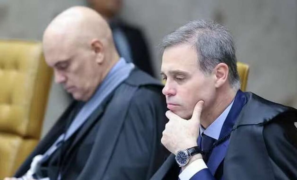 A apuração pode atingir nomes do próprio **Supremo Tribunal Federal**, e é justamente isso que torna a declaração atribuída a **André Mendonça** tão sensível. O que ele teria dito a pessoas próximas? Segundo reportagem citada da **Folha de S.Paulo**, o ministro tem afirmado que a investigação do **Caso Master** não pode servir a **pré-julgamentos** nem a **perseguições**. Mas isso significa recuo diante de eventuais suspeitas? Não. A sinalização é outra: se as **provas do processo** demonstrarem envolvimento real de colegas do STF na rede de relações ligada a **Daniel Vorcaro**, ele pretende atuar com **seriedade** e seguir adiante. Por que essa posição chama tanta atenção? Porque ela surge em um contexto em que a investigação toca personagens de grande peso institucional. E quem são os nomes mencionados? **Dias Toffoli** e **Alexandre de Moraes**. A informação repassada por interlocutores do magistrado é que Mendonça não considera aceitável que, havendo **evidências concretas de irregularidades**, os dois escapem de consequências por **coleguismo**. A questão, portanto, não estaria em proteger ou expor colegas, mas em saber se há base real nos autos. Mas ele já teria feito algum juízo antecipado sobre os ministros? Não, e esse é um ponto central da informação publicada. O que pessoas próximas relatam é que Mendonça sustenta justamente o oposto: a investigação não deve ser usada como instrumento de condenação prévia. Então por que o assunto ganhou força? Porque, ao mesmo tempo em que rejeita **pré-julgamentos**, ele também não admite blindagem caso surjam elementos consistentes. Essa combinação entre cautela e disposição para avançar é o que elevou a repercussão. E o que pesa nesse cenário além da dinâmica interna do tribunal? A **opinião pública**. Interlocutores afirmam que o ministro leva em conta a cobrança social por respostas sobre as **fraudes financeiras do Master**. Isso muda o rumo da investigação? A descrição não aponta mudança de rumo, mas indica que ele reconhece a pressão por esclarecimentos. Em outras palavras, a expectativa externa por responsabilização não substituiria as provas, porém reforçaria a necessidade de uma resposta institucional caso elas apareçam. Então a mensagem é de enfrentamento direto? Ainda não nesses termos. O que foi relatado não descreve ataque pessoal nem decisão já tomada. O que aparece é uma linha de conduta: sem **perseguição**, sem **pré-julgamento** e sem tolerância a eventual proteção corporativa. Se houver comprovação, a apuração deve avançar. Se não houver, não cabe transformar a investigação em instrumento de acusação automática. E por que os nomes de **Moraes** e **Toffoli** aparecem de forma tão explícita? Porque são justamente os colegas que, segundo os relatos mencionados, não seriam poupados caso as provas indiquem envolvimento real. Isso quer dizer que já exista confirmação contra eles? Não. A informação disponível fala em uma hipótese condicionada ao que vier a ser demonstrado no processo. O foco está na postura atribuída a Mendonça diante de um possível desdobramento, não na antecipação de culpa. No fim, o que se sabe com segurança a partir do que foi publicado? Sabe-se que, de acordo com a reportagem da **Folha de S.Paulo** reproduzida na notícia, **André Mendonça** tem dito a pessoas próximas que o **Caso Master** não pode se prestar a **pré-julgamentos** ou **perseguições**, mas que, se as **provas** mostrarem envolvimento real de colegas do **STF** na teia de relações de **Daniel Vorcaro**, ele vai agir com **seriedade** e seguir em frente. E, segundo interlocutores, isso inclui não aceitar que **Dias Toffoli** e **Alexandre de Moraes** escapem de consequências por **coleguismo**, caso surjam **evidências concretas de irregularidades**.