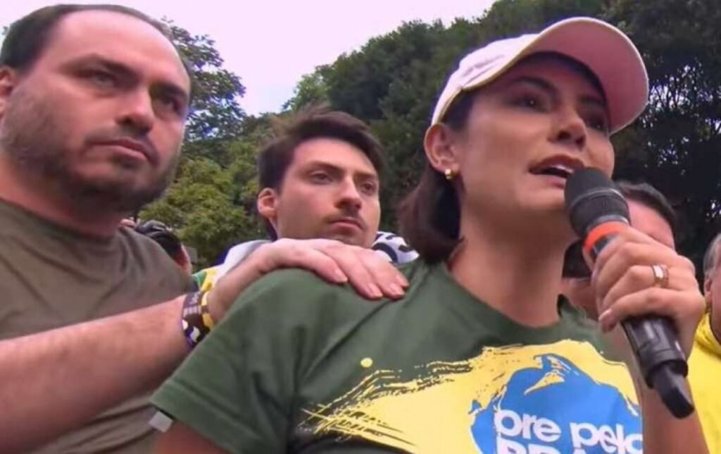 Qual foi a mensagem enigmática de Carlos Bolsonaro? Carlos Bolsonaro fez uma crítica indireta nas redes sociais, questionando a "união da direita" e sugerindo que tal movimento prejudica Bolsonaro. Ele não mencionou nomes, mas a mensagem gerou especulações. Quem seria o alvo da crítica de Carlos Bolsonaro? Interlocutores próximos sugerem que a ex-primeira-dama Michelle Bolsonaro seria o alvo das críticas, devido a divergências internas no campo conservador. Por que Michelle Bolsonaro está no foco das insatisfações? Michelle voltou a ser foco de insatisfação entre os filhos de Jair Bolsonaro, possivelmente por divergências internas e sua posição no cenário político conservador. O que as letras “D” e “N” significam na mensagem? As letras “D” e “N” mencionadas por Carlos Bolsonaro referem-se a Deltan Dallagnol e Nikolas Ferreira. Ele isenta ambos de críticas, sinalizando uma possível mudança de postura. Qual é a relação de Carlos Bolsonaro com Deltan Dallagnol? Carlos Bolsonaro parece ter reduzido as críticas a Deltan Dallagnol, que anteriormente foi alvo de manifestações mais duras por parte do ex-vereador. Como Nikolas Ferreira se encaixa na mensagem de Carlos? Nikolas Ferreira, mencionado como “N”, também foi isentado de críticas, indicando que não está no centro das divergências apontadas por Carlos Bolsonaro. Qual é a repercussão da mensagem nas redes sociais? A mensagem de Carlos Bolsonaro gerou ampla repercussão, instigando debates sobre a unidade da direita e as tensões internas no grupo político de Bolsonaro. Como a mensagem afeta a imagem de Michelle Bolsonaro? A crítica indireta pode impactar a imagem de Michelle Bolsonaro, destacando possíveis divisões e insatisfações dentro do círculo familiar e político. Qual é a posição de Flávio Bolsonaro nesse cenário? Flávio Bolsonaro surge como pré-candidato à Presidência, com camisetas de apoio já disponíveis, indicando sua intenção de se destacar no cenário político. Como a mensagem de Carlos influencia a campanha de Flávio? A mensagem pode influenciar a campanha de Flávio Bolsonaro ao destacar divisões internas, mas também pode mobilizar apoiadores em torno de sua candidatura. Por que a união da direita é questionada por Carlos? Carlos Bolsonaro acredita que a suposta união da direita não ajuda e pode prejudicar Bolsonaro, sugerindo que há interesses conflitantes no movimento. Qual é o impacto das divergências internas para o campo conservador? As divergências internas podem enfraquecer o campo conservador, dificultando a coesão e a eficácia nas estratégias políticas. Como a crítica de Carlos reflete nas estratégias políticas da família Bolsonaro? A crítica pode indicar uma necessidade de reavaliação das alianças e estratégias, buscando fortalecer a posição política da família Bolsonaro. O que esperar das próximas movimentações políticas de Carlos Bolsonaro? Espera-se que Carlos continue a expressar suas opiniões de forma enigmática, influenciando o debate político e as alianças dentro do campo conservador. Como a mensagem de Carlos pode afetar a percepção pública do movimento conservador? A mensagem pode gerar dúvidas sobre a unidade e a direção do movimento conservador, influenciando a percepção pública e o apoio popular.