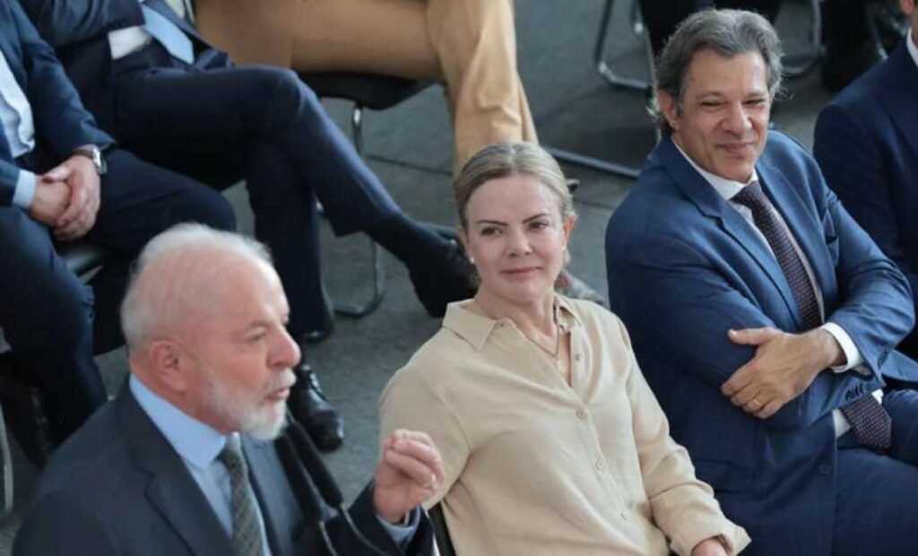 O que muda com o novo prazo para a Mesa do Senado? A Mesa do Senado agora tem 10 dias úteis para deliberar sobre pedidos de informação a ministros. Isso visa agilizar a fiscalização do Legislativo sobre o Executivo. Por que a mudança no prazo é importante? A mudança evita a inércia da Mesa Diretora, garantindo que os pedidos não fiquem parados sem decisão. Qual é o papel do primeiro-secretário nesse processo? Se a Mesa não decidir em 10 dias, o primeiro-secretário deve encaminhar o pedido à autoridade em até três dias úteis. O que acontece se a Mesa não cumprir o prazo? O requerimento é aprovado tacitamente e encaminhado, garantindo que a fiscalização não seja interrompida. Como o projeto de resolução foi aprovado? A Comissão de Constituição e Justiça aprovou o projeto, que agora segue para a Comissão Diretora. Quem propôs o PRS 22/2023? A senadora Damares Alves, junto com outros senadores, propôs o projeto para melhorar a eficiência do Senado. Qual é a consequência para a autoridade que não responde? A recusa, omissão ou informações falsas são consideradas crime de responsabilidade. Como era o prazo antes dessa mudança? O Ato da Mesa 1, de 2001, estabelecia 15 dias úteis, mas sem consequências para o descumprimento. Qual é a justificativa para a proposta de Damares? Damares afirma que a falta de um limite temporal limita a atuação dos senadores. O que o relator Dr. Hiran destacou em seu parecer? Ele destacou que a previsão de prazo e consequência evita a inércia da Mesa Diretora. Como o projeto altera o Regimento Interno do Senado? O projeto insere um prazo de 10 dias úteis para a deliberação dos pedidos de informação. Qual é a importância do prazo de 30 dias para as autoridades? As autoridades têm 30 dias para responder, garantindo tempo adequado para fornecer informações precisas. Como a mudança impacta a relação entre Legislativo e Executivo? A mudança fortalece a fiscalização do Legislativo sobre o Executivo, promovendo maior transparência. O que acontece se a autoridade não responder em 30 dias? A falta de resposta caracteriza crime de responsabilidade, reforçando a obrigação de prestar contas. Como a proposta contribui para a transparência governamental? Ela assegura que informações sejam fornecidas em tempo hábil, promovendo a transparência e responsabilidade. Por que é importante que o Senado tenha prazos claros? Prazos claros garantem eficiência e evitam que pedidos de informação sejam negligenciados. Qual é o próximo passo para o PRS 22/2023? O projeto segue para análise da Comissão Diretora, que decidirá sobre sua implementação. Como a mudança pode influenciar futuros governos? Ela estabelece um precedente de responsabilidade e transparência, impactando positivamente futuros governos. O que os senadores esperam alcançar com essa mudança? Os senadores buscam maior eficiência e responsabilidade no processo de fiscalização do Executivo.