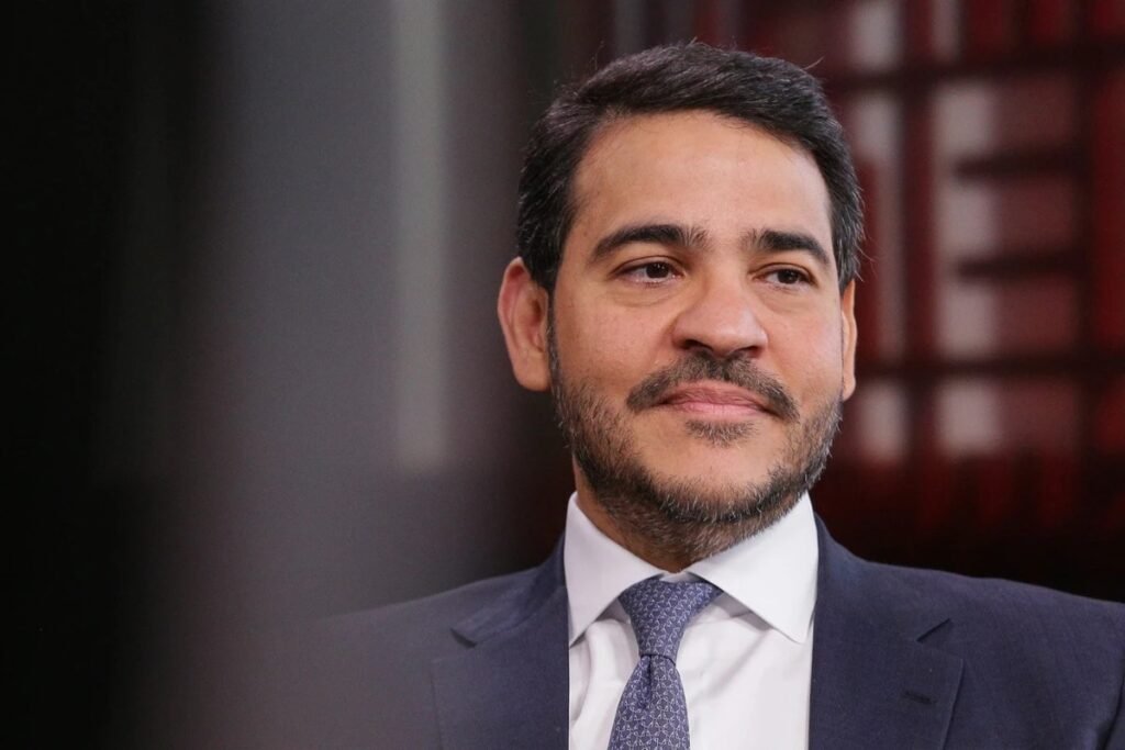 Quem é Jorge Messias e qual sua relação com o STF? Jorge Messias é o advogado-geral da União indicado por Lula ao STF. Ele se comprometeu a atuar com imparcialidade e independência na Corte. Por que a imparcialidade de Messias é importante para o STF? A imparcialidade garante decisões justas e respeita a separação dos Poderes, essencial para a democracia. O que Messias destacou em sua carta ao Senado? Ele destacou a importância do distanciamento institucional e do respeito à separação dos Poderes. Como Messias vê o fortalecimento das instituições? Ele acredita que o fortalecimento das instituições, respeito às leis e diálogo são pilares da democracia. Qual é a trajetória profissional de Jorge Messias? Messias atuou em funções no Executivo e no Senado de forma técnica e jurídica, sem filiação partidária. Qual é o papel de Messias na Advocacia-Geral da União? Desde 2023, ele é chefe da AGU, reforçando a segurança jurídica como base da liberdade econômica. Por que a segurança jurídica é importante para Messias? Ela é vista como base para a liberdade econômica, geração de empregos e prosperidade do país. Como o diálogo é visto por Messias na construção de consensos? Ele considera o diálogo o caminho mais sólido para consensos duradouros em um Estado Democrático de Direito. Quando foi formalizada a indicação de Messias ao STF? A indicação foi formalizada pelo Palácio do Planalto em 1º de abril. Por que a indicação de Messias foi adiada? Houve resistências de parlamentares, especialmente do presidente do Senado, Davi Alcolumbre. Qual é o próximo passo após a indicação de Messias ao STF? O Senado analisará a indicação, que precisa ser aprovada pela CCJ e pelo plenário. Quem Messias substituirá no STF? Ele ocupará a cadeira deixada por Luís Roberto Barroso, aposentado em outubro. Qual é a importância da aprovação do Senado para Messias? A aprovação é crucial para que ele assuma o cargo de ministro do STF. Como a indicação de Messias reflete na relação entre os Poderes? Ela reforça a importância do diálogo e respeito entre os Poderes para a harmonia institucional. Quais são as expectativas para a atuação de Messias no STF? Espera-se que ele mantenha a imparcialidade e contribua para a segurança jurídica e democracia.