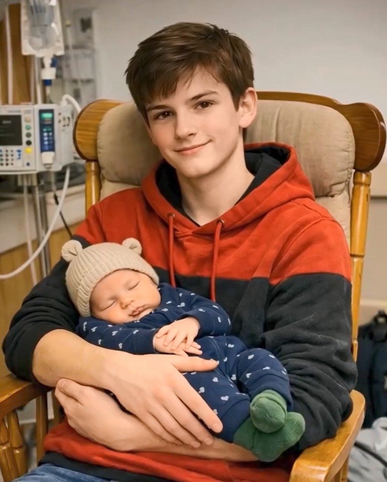 A mensagem chegou numa terça-feira comum, mas bastaram poucas palavras para transformar tudo em algo que eu nunca mais esqueceria. O que um filho de quinze anos pode dizer para fazer uma mãe gelar por dentro antes mesmo de entender o que está acontecendo? Foi exatamente isso que aconteceu comigo. O recado era curto, urgente, seco. Ele dizia que era sério e que eu precisava ir até a escola. Sério como? Briga? Problema com nota? Alguma confusão que, em alguns dias, deixaria de importar? Foi o que tentei imaginar no caminho, porque a verdade parecia grande demais até para ser pensada. Mas por que o silêncio dele me assustou mais do que a própria mensagem? Porque, quando o encontrei, havia algo diferente no jeito como ele evitava meus olhos. Ele entrou no carro sem pressa, sem desculpas, sem aquela energia inquieta de adolescente. E é justamente aí que quase toda mãe percebe que não está diante de um problema comum, mas de algo que muda o eixo da casa inteira. O que ele disse? Quase nada no começo. E talvez tenha sido isso que tornou tudo ainda mais pesado. Tentei puxar assunto, fiz perguntas simples, procurei qualquer brecha para aliviar a tensão. Então veio a frase que partiu o silêncio e, junto com ele, a vida que eu conhecia até ali. Meu filho, aos quinze anos, tinha acabado de se tornar pai. Isso já não seria assustador o suficiente? Seria, claro. Mas há um detalhe que quase ninguém percebe quando ouve uma história assim: o choque inicial não vem só da idade. Vem da responsabilidade que chega sem pedir licença, da sensação de que alguém tão novo vai precisar crescer antes de terminar de ser criança. E eu ainda nem sabia o que realmente me tiraria o chão. Como um menino que ainda dividia o tempo entre escola e videogame poderia lidar com isso? Essa foi a primeira pergunta que me perseguiu. A segunda veio logo atrás: ele estava entendendo o tamanho do que estava assumindo? Porque uma notícia dessas não muda apenas o presente. Ela invade o futuro, altera planos, exige força, paciência e uma maturidade que muitos adultos não têm. Só que o que aconteceu depois mudou tudo. Aos poucos, fui entendendo que não se tratava apenas de uma gravidez na adolescência ou de um susto familiar. Havia uma situação muito mais delicada por trás. O bebê não estava mais com a mãe. Ela havia saído do hospital sem concluir os procedimentos, deixando a criança em uma condição confusa e frágil. E quem ficou ali, diante de tudo isso, foi ele. Mas ele realmente assumiu? Sim. E é aqui que a maioria se surpreende. Foi meu filho quem assinou. Meu filho de quinze anos. O mesmo que ainda tropeçava correndo, se enrolava para se barbear e passava horas jogando. De repente, era também o responsável legal por um bebê. Como uma mãe processa uma cena dessas sem desabar por dentro? Eu não consegui processar de imediato. Meu coração oscilava entre medo e orgulho, e talvez essa seja a parte mais difícil de admitir. Porque eu tinha medo do peso que cairia sobre ele, das noites sem dormir, da escola dividida com consultas, da infância dele sendo empurrada para trás. Mas também via algo que eu não podia negar: ele não estava fugindo. Será que ele sabia mesmo o que estava dizendo quando afirmou que podia cuidar da criança? Naquela noite, depois de colocar o bebê para dormir, ele se sentou ao meu lado e falou com uma firmeza que não combinava com a idade. Disse que não seria fácil, mas que ela precisava de alguém. E ele podia fazer isso. Como não se abalar ao ouvir isso de um adolescente? A partir dali, tudo mudou. A rotina virou outra, o cansaço ganhou nome, e cada dia parecia exigir dele uma versão mais forte de si mesmo. Ele estudava, ajudava como podia, aprendia na prática o que nenhum garoto da idade dele imagina aprender tão cedo. E, ainda assim, havia algo mais me inquietando. O que acontece quando a realidade testa de verdade uma decisão como essa? A resposta veio quando a mãe do bebê reapareceu querendo a criança de volta. Seria ali que ele recuaria? Seria ali que a idade falaria mais alto? Não. Ele permaneceu firme, pensando primeiro na segurança e no bem-estar do bebê. Foi nesse momento que entendi o que mais me assustava. Não era o fato de meu filho ter se tornado pai aos quinze anos. Era perceber a profundidade do amor que já existia nele. Um amor capaz de assumir, proteger, insistir e permanecer. Um amor que o obrigou a crescer rápido demais, mas também revelou uma coragem rara. E talvez seja justamente isso que ainda me deixa sem fôlego: quando um menino decide amar assim, ele deixa de ser apenas filho — e se torna algo que nem o tempo consegue explicar por completo.