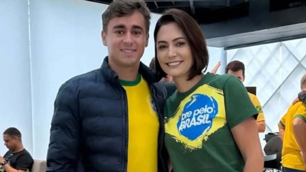 Bastaram duas palavras para acender um sinal que muita gente não conseguiu ignorar. Mas por que uma mensagem tão curta causou tanto barulho? Porque ela não apareceu em um momento qualquer, nem foi dirigida a um nome qualquer. Quando uma figura de peso escolhe elogiar publicamente alguém em ascensão, a pergunta deixa de ser apenas o que foi dito e passa a ser o que isso indica. E o que foi dito, afinal? A frase foi simples: “Grande Nikolas”. A publicação apareceu no Instagram, acompanhada de uma foto que, à primeira vista, parecia apenas registrar um encontro político. Só que, em política, imagem e timing raramente são acidentais. E é justamente aí que começa a parte mais interessante. Por que esse elogio ganhou tanta repercussão? Porque ele veio logo depois de um movimento que colocou o deputado mineiro no centro de uma articulação relevante. Nikolas Ferreira conseguiu do presidente do Senado, Davi Alcolumbre, o compromisso de pautar a votação do veto presidencial ao PL da Dosimetria. Isso, por si só, já o colocaria em evidência. Mas há um detalhe que quase ninguém percebe de imediato: o reconhecimento público não destacou apenas o resultado, e sim o personagem por trás dele. Mas o que torna esse gesto menos trivial do que parece? O fato de que, dentro do PL, Michelle Bolsonaro e Nikolas Ferreira fazem parte de um grupo que desperta ciúmes entre os filhos de Jair Bolsonaro. O motivo é direto: os dois são vistos como nomes em crescimento dentro da direita, com potencial para ocupar cada vez mais espaço político e simbólico. E quando esse crescimento se torna visível demais, cada gesto passa a ser lido como sinal. Então o elogio foi só uma parabenização? Formalmente, sim. Politicamente, a leitura é mais ampla. E é aqui que muita gente se surpreende: o post acontece poucos dias depois de Eduardo Bolsonaro atacar Nikolas de forma dura. No sábado, 4, Eduardo afirmou que os holofotes e a fama teriam feito mal ao deputado mineiro e o acusou de agir para dar visibilidade a pessoas que desejam a prisão de seu pai e atacam sua família. A crítica foi pública, direta e carregada de ressentimento. O que acontece depois muda o peso de tudo. Em vez de silêncio ou distanciamento, surge um gesto de exaltação. E isso levanta outra dúvida inevitável: Michelle estava apenas reconhecendo uma articulação bem-sucedida ou também marcando posição dentro de uma disputa mais ampla por protagonismo? A resposta completa talvez ainda não exista, mas os fatos conhecidos apontam para um cenário em que cada movimento tem valor estratégico. E qual foi exatamente a articulação que motivou o elogio? Na quarta-feira, 8, Nikolas foi ao Senado pedir pessoalmente a Davi Alcolumbre que convocasse a sessão do Congresso para votar o veto ao PL da Dosimetria. Foi o primeiro encontro presencial entre os dois sobre esse tema. Depois, o deputado agradeceu ao presidente do Senado e afirmou que a missão ainda não estava concluída, porque o veto ainda precisa ser derrubado pelo Congresso, mas disse que o penúltimo passo havia sido dado para “libertar essas pessoas”. Se a missão não terminou, por que o gesto já foi tratado como tão importante? Porque, nos bastidores do PL, a avaliação é de que essa conquista levará o carimbo de Nikolas. Não apenas pela reunião em si, mas pela capacidade de articulação que ela simboliza. O presidente do PL em Minas Gerais, Domingos Sávio, reforçou essa leitura ao dizer que, além de arrastar milhões de pessoas, o deputado tem se mostrado maduro e habilidoso para alcançar objetivos que considera justos. Mas há outra camada que torna tudo ainda mais sensível. Michelle Bolsonaro é cotada no campo da direita como possível presidenciável ou até como vice em uma eventual chapa liderada por Tarcísio de Freitas. Nikolas, aos 29 anos, já é tratado como futuro presidenciável pela influência que exerce sobre o eleitorado jovem. Quando um nome com esse peso chama o outro de “grande”, o elogio deixa de ser apenas elogio. No fim, o ponto principal não está só na frase, nem na foto, nem mesmo na reunião no Senado. Está no que esse gesto revela sobre força, espaço e reconhecimento dentro da direita. Michelle exaltou Nikolas no momento em que ele ampliava seu capital político, justamente quando sua relação com parte da família Bolsonaro atravessava tensão pública. E talvez seja por isso que duas palavras tenham dito tanto — embora o que elas realmente anunciam ainda esteja longe de se encerrar.