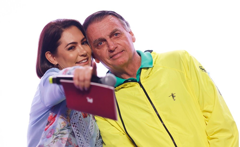 **Michelle Bolsonaro** fez uma declaração recente que chamou a atenção de muitos. Mas o que exatamente foi dito e qual é o contexto por trás dessa afirmação? Vamos explorar as informações disponíveis para entender melhor a situação. **O que Michelle Bolsonaro afirmou sobre Jair Bolsonaro?** Segundo uma publicação no Instagram, a ex-primeira-dama **Michelle Bolsonaro** afirmou que o ex-presidente **Jair Bolsonaro** está há seis dias sem soluços. Além disso, ela mencionou que ele está conseguindo realizar sessões de fisioterapia. Para Michelle, isso é "motivo mais do que suficiente para me alegrar e agradecer ao nosso amado Pai". **Por que essa informação é relevante?** A relevância dessa informação está ligada ao estado de saúde de **Jair Bolsonaro**. Após um período de internação no final de março, ele está atualmente em prisão domiciliar temporária por 90 dias. Antes disso, ele cumpria pena em regime fechado na Papudinha, em Brasília, após ser condenado a 27 anos e três meses por tentativa de golpe de Estado. A ausência de soluços e a capacidade de realizar fisioterapia indicam uma melhora no seu estado de saúde, o que é significativo dado o contexto de sua prisão e saúde. **Qual é a situação atual de Jair Bolsonaro?** Atualmente, **Jair Bolsonaro** está em prisão domiciliar temporária. Essa medida foi adotada após sua internação no final de março. A prisão domiciliar tem duração de 90 dias, e ele está sob cuidados médicos, o que inclui a realização de fisioterapia. A informação de que ele está há seis dias sem soluços pode ser vista como um sinal positivo de recuperação. **O que levou à prisão de Jair Bolsonaro?** **Jair Bolsonaro** foi condenado a 27 anos e três meses de prisão por tentativa de golpe de Estado. Essa condenação é um dos fatores que o levou a cumprir pena inicialmente em regime fechado na Papudinha, em Brasília. A mudança para prisão domiciliar temporária ocorreu após questões de saúde que necessitaram de internação. **Como a saúde de Jair Bolsonaro impacta sua situação legal?** A saúde de **Jair Bolsonaro** pode ter implicações em sua situação legal, especialmente no que diz respeito à sua capacidade de cumprir a pena. A prisão domiciliar temporária foi uma medida adotada devido à sua condição de saúde, e a melhora relatada por **Michelle Bolsonaro** pode influenciar futuras decisões judiciais sobre seu regime de prisão. **Qual é a importância das sessões de fisioterapia para Jair Bolsonaro?** As sessões de fisioterapia são importantes para a recuperação de **Jair Bolsonaro**. Elas ajudam na reabilitação física, especialmente após um período de internação. A capacidade de realizar essas sessões, como mencionado por **Michelle Bolsonaro**, é um indicador de que ele está se recuperando e pode estar melhorando sua condição física geral. **O que podemos esperar no futuro próximo para Jair Bolsonaro?** No futuro próximo, espera-se que **Jair Bolsonaro** continue em prisão domiciliar temporária enquanto sua saúde é monitorada. A evolução de sua condição de saúde pode influenciar decisões judiciais sobre a continuidade ou alteração de seu regime de prisão. A ausência de soluços e a realização de fisioterapia são sinais positivos, mas é importante acompanhar como essas melhorias impactarão sua situação legal. Em resumo, a declaração de **Michelle Bolsonaro** sobre a saúde de **Jair Bolsonaro** oferece uma visão sobre sua recuperação e situação atual. A ausência de soluços e a capacidade de realizar fisioterapia são desenvolvimentos importantes em seu estado de saúde, que podem ter implicações em sua situação legal e futura.