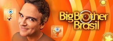 Uma decisão tomada fora da casa mudou o rumo da conversa sobre o **BBB 26** e acendeu um alerta em plena reta final do programa. O que aconteceu para um dos realities mais assistidos do país virar alvo de nova avaliação? A resposta veio do **Departamento de Promoção de Políticas de Justiça**, ligado ao **Ministério da Justiça**, que reclassificou a atração exibida pela Globo. Mas o que mudou, na prática? O programa passou a ser considerado **não recomendado para menores de 14 anos**. A alteração surpreendeu porque aconteceu quando a edição já está em fase decisiva e segue com grande repercussão entre o público. A mudança não surgiu por acaso, e sim após uma análise do conteúdo exibido ao longo da temporada. Por que a classificação foi revista agora? Segundo o relatório divulgado, pesaram dois fatores principais: o uso frequente de **palavrões ao vivo** e o **consumo aberto de bebidas alcoólicas** durante as festas. Esses elementos, somados, chamaram a atenção do órgão responsável pela fiscalização. A avaliação foi de que esse tipo de conteúdo pode ter impacto sobre adolescentes, o que levou à nova recomendação etária. Isso significa que o problema estava apenas nas festas? Não. O ponto observado também envolve o teor das conversas entre os participantes. Em diferentes momentos das transmissões, **xingamentos** e expressões inadequadas passaram a aparecer com mais frequência. Quando esse comportamento se junta às cenas de bebida nas comemorações, o entendimento do órgão foi de que o programa exigia uma orientação mais restritiva ao público. E qual é o efeito imediato dessa decisão? A **Globo** precisou atualizar seus comunicados e orientar **patrocinadores** e **anunciantes** sobre as novas diretrizes. A reclassificação não ficou restrita ao campo burocrático. Ela também passou a influenciar a forma como o reality é observado, discutido e conduzido nos dias finais da edição. O público já reagiu? Sim. Nas redes sociais, a notícia começou a repercutir rapidamente entre os fãs do programa. Parte das pessoas considera que a medida era esperada, diante do aumento de cenas polêmicas e discussões intensas nesta temporada. Outra parte enxerga a decisão como mais um sinal da força do reality, que continua mobilizando atenção e debate em todo o país. E o que pode mudar dentro da casa até a final? A produção já sinalizou que deve **redobrar a atenção** com o conteúdo exibido até o encerramento. Isso inclui maior cuidado para evitar excessos e reforço no controle das cenas transmitidas ao vivo. Quem acompanha o programa pode notar ajustes na condução das **dinâmicas**, das **festas** e até nos discursos dos apresentadores. Os participantes também podem ser afetados? Sim. Com a nova classificação, cresce a responsabilidade não apenas da direção, mas também dos próprios **brothers e sisters**. A expectativa é de uma conduta mais cuidadosa, com atenção maior à linguagem e ao comportamento em momentos de exposição ao vivo. Ao mesmo tempo, o público pode perceber menor presença de conteúdos considerados impróprios para menores. Essa mudança interfere no jogo? Isso ainda não foi definido. O que se sabe é que a reclassificação amplia o debate sobre os limites do que pode ser exibido em um reality de grande audiência. Também reforça o papel da **classificação indicativa** como orientação para telespectadores e responsáveis, especialmente na proteção de **crianças e adolescentes**. E quando termina essa edição cercada por tanta repercussão? A grande final do **BBB 26** está marcada para **21 de abril**, data em que o confinamento alcança **100 dias**. Até lá, o programa segue sob atenção redobrada, com novas diretrizes em vigor e com a classificação oficialmente definida como **não recomendado para menores de 14 anos**, após reavaliação motivada pelo uso frequente de **palavrões ao vivo** e pela exibição de **consumo de bebidas alcoólicas** durante o programa.