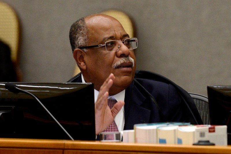 Uma decisão silenciosa dentro do **STJ** abriu uma nova frente em um caso que já vinha cercado de atenção. O que aconteceu? O ministro **Benedito Gonçalves** apresentou uma declaração de **impedimento** para julgar qualquer processo relacionado ao **Banco Master** na Corte. Onde essa informação apareceu? Segundo o jornal **O Estado de S. Paulo**, o afastamento consta em declaração protocolada no sistema eletrônico do tribunal. O que isso significa na prática? Que o ministro passa a ser declarado impedido em qualquer outro caso que envolva o **Master** no âmbito do **Superior Tribunal de Justiça**. Por que esse movimento chama atenção agora? Porque, desde o início das investigações sobre o banqueiro **Daniel Vorcaro**, esta foi a primeira vez em que surgiu uma ligação entre o banco e um ministro do **STJ**. Havia registros anteriores de conexões semelhantes? Sim. Antes disso, as investigações já haviam apontado relações entre **Vorcaro** e ministros do **Supremo Tribunal Federal**, como **Alexandre de Moraes** e **Dias Toffoli**. Mas o que aproximou o nome de Benedito Gonçalves do caso? De acordo com o **Estadão**, o ministro participou como palestrante de um evento jurídico em **Londres**, no **Reino Unido**, em abril de 2024. Qual é o ponto sensível dessa participação? O **Banco Master** patrocinou o evento, que reuniu várias autoridades da Justiça brasileira. Houve apenas essa participação pública? A reportagem afirma que, em paralelo ao mesmo evento, **Daniel Vorcaro** teria promovido uma degustação de **uísque** com ministros, incluindo **Benedito Gonçalves**, além de outras autoridades. Qual teria sido o custo estimado desse encontro? Cerca de **R$ 3,3 milhões**. E as investigações encontraram mais alguma coisa? Segundo a mesma reportagem, os investigadores colheram **provas** e outros **indícios** que apontam proximidade entre **Benedito** e o ex-dono do **Master**. Que indício foi citado de forma objetiva? Os investigadores localizaram o número do ministro na agenda de celular de **Vorcaro**. Qual é a situação de Daniel Vorcaro neste momento? Ele está **preso preventivamente** na Superintendência da **Polícia Federal em Brasília**. Isso altera o fato principal? Não. O dado central permanece o mesmo: o ministro do **STJ** formalizou seu afastamento de qualquer julgamento ligado ao **Banco Master**. E qual foi, afinal, a medida adotada? **Benedito Gonçalves declarou impedimento para atuar em qualquer processo relacionado ao Banco Master no Superior Tribunal de Justiça**, conforme registro protocolado no sistema eletrônico da Corte e informação publicada pelo **jornal O Estado de S. Paulo**.