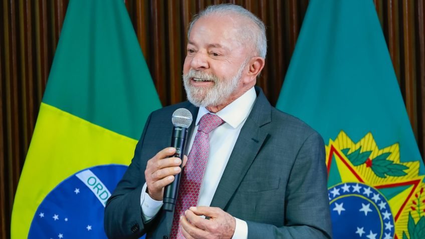 Por que Lula acredita que é necessário mudar a "promiscuidade" na política? Lula vê a política atual como degradada e acredita que a mudança é possível através do engajamento político e da conscientização do povo sobre seu poder de transformação. Quais são as consequências da degradação das instituições mencionadas por Lula? A degradação leva à desconfiança pública e à percepção de que a política se tornou um negócio, afastando cidadãos do processo democrático. Como os ministros podem contribuir para essa mudança política? Ao se candidatarem, os ministros podem promover uma política mais ética e transparente, mostrando que a mudança é viável e necessária. Qual é a estratégia do governo para substituir os ministros que saem? O governo planeja substituir os ministros por secretários-executivos, que são mais técnicos e têm menor custo político, garantindo continuidade administrativa. Quantos ministros deixarão seus cargos para disputar as eleições? Vinte ministros deixarão seus cargos, um número recorde que supera as saídas durante o primeiro mandato de Lula e o governo de Jair Bolsonaro. Por que a substituição por secretários-executivos é considerada vantajosa? Secretários-executivos têm perfis técnicos, o que pode garantir uma transição suave e manter a eficiência administrativa sem grandes impactos políticos. Como a saída de ministros para eleições afeta o governo? A saída pode causar instabilidade temporária, mas a substituição planejada visa minimizar impactos e manter a continuidade das políticas públicas. Qual é o papel do povo na mudança do cenário político, segundo Lula? Lula acredita que o povo tem o poder de mudar o cenário político ao se conscientizar e participar ativamente do processo democrático. Por que a política é vista como um "negócio" por Lula? Lula critica a comercialização da política, onde interesses pessoais e econômicos muitas vezes se sobrepõem ao bem comum e à ética. Como a reunião ministerial reflete a visão de Lula sobre a política? A reunião destaca a urgência de reformar práticas políticas e a importância de preparar novos líderes comprometidos com a ética e a transparência. Qual é o impacto histórico das saídas ministeriais no governo Lula? O número recorde de saídas reflete um momento de transição e a necessidade de renovação política para enfrentar desafios institucionais. Como a política pode ser consertada, segundo Lula? Lula acredita que a política pode ser consertada através do engajamento ativo dos cidadãos e da promoção de líderes comprometidos com a mudança. Por que a desincompatibilização é importante no contexto político? A desincompatibilização garante que os candidatos não usem cargos públicos para obter vantagens eleitorais, promovendo uma competição justa. Qual é a importância de convencer o povo sobre seu poder de mudança? Convencer o povo sobre seu poder é crucial para revitalizar a democracia e garantir que as instituições políticas reflitam verdadeiramente os interesses da sociedade. Como a mudança política pode impactar o futuro do Brasil? Uma mudança política pode levar a um governo mais transparente e eficiente, restaurando a confiança pública e promovendo o desenvolvimento sustentável.