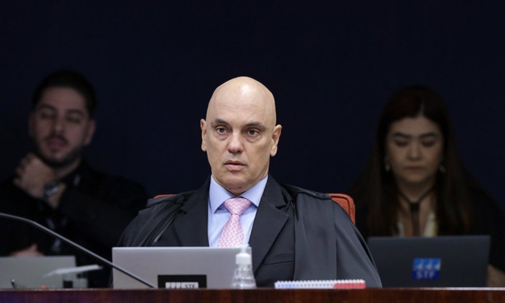 Por que Alexandre de Moraes está analisando o caso de Jair Bolsonaro? O ministro do STF, Alexandre de Moraes, está analisando se Jair Bolsonaro descumpriu medidas cautelares durante sua prisão domiciliar. Qual foi o motivo do questionamento sobre Bolsonaro? O questionamento surgiu após Eduardo Bolsonaro afirmar que gravava um vídeo para mostrar ao pai, o que poderia violar as regras impostas. O que a defesa de Bolsonaro alegou sobre o caso? A defesa de Bolsonaro protocolou uma resposta negando qualquer descumprimento das medidas cautelares impostas. Qual é o papel da Procuradoria-Geral da República nesse caso? A PGR foi acionada por Moraes para se manifestar sobre as explicações da defesa de Bolsonaro. Existe um prazo para a resposta da Procuradoria-Geral da República? Não foi estabelecido um prazo rígido para a resposta da PGR sobre o caso. Quais são as medidas cautelares impostas a Jair Bolsonaro? Bolsonaro está proibido de acessar redes sociais, inclusive por meio de terceiros, e tem restrição de comunicação com outros investigados. Por que Jair Bolsonaro está em prisão domiciliar? Bolsonaro cumpre prisão domiciliar temporária de 90 dias para tratamento de pneumonia. O que Eduardo Bolsonaro disse durante o evento nos EUA? Eduardo afirmou que estava gravando um vídeo para mostrar ao pai, Jair Bolsonaro. Qual a importância do ofício enviado por Moraes à PGR? O ofício busca esclarecer se houve descumprimento das medidas cautelares por parte de Bolsonaro. Como a situação pode impactar Jair Bolsonaro? Se comprovado o descumprimento, Bolsonaro pode enfrentar consequências legais mais severas. O que acontece se a PGR concordar com a defesa de Bolsonaro? Se a PGR concordar com a defesa, Bolsonaro pode não enfrentar penalidades adicionais. Quais são as possíveis consequências de um descumprimento das medidas? Descumprimento pode levar a sanções mais rígidas, incluindo possível revogação da prisão domiciliar. Por que o acesso a redes sociais é proibido para Bolsonaro? A proibição visa evitar influência ou comunicação indevida durante a investigação. Qual é a relevância do evento conservador nos EUA para o caso? O evento é relevante pois foi onde Eduardo Bolsonaro fez a declaração que gerou o questionamento. Como a pneumonia de Bolsonaro influencia sua prisão domiciliar? A condição médica justificou a concessão da prisão domiciliar temporária. Qual é a expectativa sobre a decisão final de Moraes? A decisão final dependerá da análise da PGR e das evidências apresentadas. O que pode acontecer se a defesa de Bolsonaro for considerada insuficiente? Se considerada insuficiente, Bolsonaro pode enfrentar medidas legais mais rigorosas. Como o caso de Bolsonaro é visto no contexto político atual? O caso é um ponto de tensão política, refletindo divisões e debates sobre justiça e poder. Quais são os próximos passos no processo de análise do caso? Os próximos passos incluem a manifestação da PGR e a decisão subsequente de Moraes. O que o caso revela sobre o sistema judicial brasileiro? Revela a complexidade e a importância do equilíbrio entre poder político e judicial.
