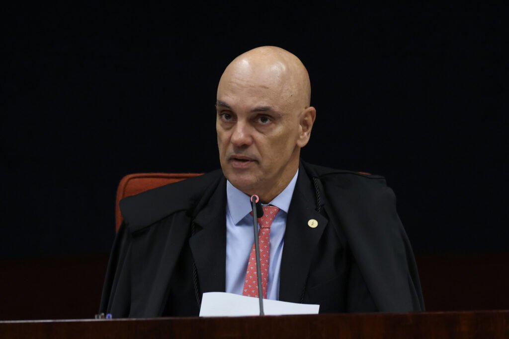 Por que Alexandre de Moraes ampliou a restrição de drones perto da casa de Bolsonaro? O ministro atendeu a um pedido da Polícia Militar, que apresentou dados técnicos indicando que o raio de 100 metros era inadequado para garantir a segurança e privacidade do ex-presidente. Qual é a nova área de restrição para drones? A nova área de restrição é de 1 km ao redor da residência de Jair Bolsonaro, ampliando a proteção contra sobrevoos indesejados. Quais são as consequências para quem desrespeitar a restrição de drones? Os infratores podem ser responsabilizados civil e criminalmente. A Polícia Militar está autorizada a abater e apreender drones, além de prender em flagrante os operadores. Por que a área de 100 metros foi considerada inadequada? O desenvolvimento tecnológico dos drones permite a captação de imagens e dados em alta resolução a distâncias maiores, comprometendo a segurança e privacidade. Como a Polícia Militar justificou o pedido de ampliação da área de restrição? A PMDF apresentou uma análise técnica conduzida pelo Batalhão de Aviação Operacional, que demonstrou a necessidade de um raio maior para mitigar riscos à segurança. Quais riscos a restrição visa mitigar? A medida busca evitar monitoramento indevido, coleta de informações sensíveis e preparação de condutas ilícitas, garantindo a segurança institucional. Qual é a situação atual de Jair Bolsonaro? Bolsonaro cumpre prisão domiciliar humanitária temporária, após ser condenado a 27 anos e 3 meses na ação penal do golpe de Estado. Como a restrição de drones impacta a segurança de Bolsonaro? A ampliação do raio de restrição visa aumentar a proteção da privacidade e segurança do ex-presidente, prevenindo possíveis ameaças. O que acontece se um drone for abatido pela Polícia Militar? A PM deve realizar a apreensão imediata do drone e comunicar o ocorrido ao STF, garantindo que as medidas legais sejam tomadas. Qual é o papel do STF na restrição de drones? O STF, por meio do ministro Alexandre de Moraes, é responsável por determinar e ajustar as medidas de restrição, atendendo a solicitações técnicas e de segurança. Como a tecnologia dos drones influencia a decisão de ampliar a restrição? A capacidade dos drones de capturar imagens em alta resolução a grandes distâncias foi um fator crucial para justificar a ampliação do raio de restrição. Quais são as implicações legais para os operadores de drones que violarem a restrição? Os operadores podem enfrentar penalidades civis e criminais, além de prisão em flagrante, reforçando a seriedade da medida. Por que a segurança de Bolsonaro é uma preocupação contínua? Devido à sua condenação e situação política, há uma necessidade constante de proteger sua segurança e privacidade contra possíveis ameaças. Como a decisão de Moraes reflete sobre a segurança institucional? A medida demonstra um compromisso em proteger figuras públicas e garantir que a segurança institucional não seja comprometida por avanços tecnológicos. O que a ampliação da restrição de drones simboliza em termos de segurança pública? Reflete a adaptação das medidas de segurança às novas tecnologias, garantindo que a proteção seja eficaz e atualizada.
