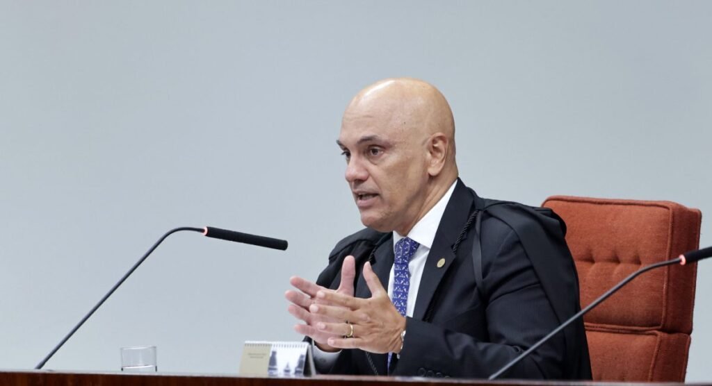 Por que Alexandre de Moraes concedeu habeas corpus ao soldado do Exército? O ministro Alexandre de Moraes concedeu habeas corpus ao soldado flagrado com 1,4g de maconha, ordenando que a Justiça Militar reavalie um acordo de não persecução penal (ANPP). O que é um acordo de não persecução penal (ANPP)? ANPP é um acordo entre o acusado e o Ministério Público para evitar o processo penal, aplicável em crimes de menor potencial ofensivo. Por que a Justiça Militar recusou o ANPP inicialmente? A Justiça Militar e o STM recusaram o ANPP, alegando que não cabe sua aplicação no âmbito militar, decisão contestada por Moraes. Qual foi o argumento de Moraes para reavaliar o ANPP? Moraes argumentou que o Código de Processo Penal Militar permite suprir omissões com a legislação comum, desde que não prejudique o processo militar. Como o Ministério Público Militar se posicionou sobre o ANPP? O Ministério Público Militar já havia defendido a homologação do ANPP, mas a Justiça Militar recusou inicialmente. Qual é a importância da decisão de Moraes para a Justiça Militar? A decisão de Moraes pode abrir precedentes para a aplicação do ANPP na Justiça Militar, caso a caso, evitando recusas genéricas. O que Moraes determinou sobre a recusa do ANPP? Moraes proibiu a recusa do ANPP com base em fundamentos abstratos, exigindo análise das particularidades de cada caso. Como a Defensoria Pública da União se envolveu no caso? A Defensoria Pública da União apresentou o habeas corpus ao STF, defendendo a aplicação do ANPP para o soldado. Quais são as possíveis consequências dessa decisão para casos futuros? A decisão pode influenciar a Justiça Militar a considerar o ANPP em casos semelhantes, promovendo uma abordagem mais flexível. Por que a decisão de Moraes é relevante para o sistema jurídico? A decisão destaca a necessidade de adaptar a Justiça Militar a práticas mais modernas e justas, respeitando as especificidades de cada caso. Como a decisão de Moraes reflete no combate à desigualdade? Ao promover o ANPP, a decisão pode evitar punições desproporcionais, contribuindo para um sistema mais justo e equitativo. Qual é o papel da CartaCapital na divulgação desse tipo de notícia? CartaCapital, com seu compromisso com o bom jornalismo, destaca decisões judiciais relevantes, promovendo a transparência e a justiça. Como a decisão de Moraes pode impactar a percepção pública sobre a Justiça Militar? Pode melhorar a percepção pública, mostrando uma Justiça Militar mais aberta a soluções alternativas e menos punitivas. O que essa decisão revela sobre a postura do STF em relação à Justiça Militar? Revela uma postura do STF em buscar harmonização entre a Justiça Militar e práticas processuais comuns, respeitando direitos individuais. Como a decisão de Moraes pode influenciar o tratamento de casos de posse de drogas no Exército? Pode incentivar uma abordagem menos punitiva e mais focada na reabilitação, considerando a natureza do crime e o contexto do acusado.