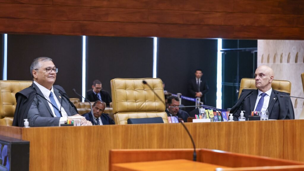 Uma decisão aparentemente simples reacendeu uma pergunta incômoda: quando o Estado leva o material de trabalho de um jornalista, o que exatamente está em jogo? A resposta mais imediata parece óbvia. Estão em jogo computadores, celulares, HDs, anotações, arquivos e a rotina de quem vive de apurar, escrever e publicar. Mas será só isso? Não. Porque, quando esse material sai das mãos de um profissional da imprensa e vai parar sob custódia oficial, a dúvida deixa de ser apenas patrimonial e passa a tocar um ponto muito mais sensível: até onde vai a proteção ao exercício do jornalismo? Foi justamente essa tensão que voltou ao centro do debate após uma determinação do ministro Alexandre de Moraes. O que ele decidiu? Determinou a devolução do material de trabalho de um jornalista maranhense que havia sido alvo de busca e apreensão pela Polícia Federal. À primeira vista, isso poderia encerrar o caso. Mas é aqui que muita gente começa a se surpreender: a devolução veio com uma ressalva decisiva. Qual ressalva? Os equipamentos seriam devolvidos, mas depois de já terem tido os dados extraídos. E por que esse detalhe importa tanto? Porque ele muda o foco da discussão. Já não se trata apenas de recuperar notebook, celulares e HD. A questão passa a ser outra: o que significa devolver o instrumento de trabalho depois que o conteúdo já foi acessado? Antes de responder, surge uma dúvida inevitável: por que esse jornalista foi alvo da PF? A origem está em reportagens publicadas no ano passado. Elas tratavam do uso de um veículo do Tribunal de Justiça do Maranhão, pago com recursos do Fundo Especial de Segurança dos Magistrados, supostamente para fins pessoais e familiares ligados ao ministro Flávio Dino. A publicação levou o caso para o âmbito do inquérito das fake news. E é nesse ponto que o episódio deixa de ser apenas local e ganha dimensão nacional. Mas há um detalhe que quase ninguém percebe de imediato: o centro da controvérsia não está só no conteúdo publicado, e sim no efeito da medida sobre a atividade jornalística. Se a apreensão alcança ferramentas de trabalho, o que acontece com fontes, documentos, contatos e registros acumulados ao longo do tempo? Essa pergunta ajuda a entender por que a reação foi tão forte. Quem reagiu? Associações de jornalismo se manifestaram contra o que consideraram uma violação das garantias constitucionais da profissão. A defesa do jornalista foi ainda mais direta. O advogado Marcos Lobo classificou a investigação como um “escândalo” e afirmou que a medida poderia representar uma tentativa de identificar fontes jornalísticas. E por que isso pesa tanto? Porque o sigilo da fonte está previsto no artigo 5º, inciso XIV, da Constituição Federal. Então a decisão de devolver os equipamentos resolveu o problema? Não completamente. O que acontece depois muda tudo, porque a devolução não apaga o debate sobre os limites da investigação quando ela alcança a imprensa. Também não elimina o fato de que a busca e apreensão foi autorizada pelo próprio Moraes e cumprida em março no endereço residencial do jornalista, quando os policiais levaram computadores e celulares usados no trabalho. E quem é esse jornalista? Só agora o nome entra no centro da história: trata-se de Luís Pablo Conceição Almeida, conhecido como Luís Pablo. Ele afirmou receber a decisão com tranquilidade e disse seguir confiante no respeito às garantias constitucionais e ao exercício do jornalismo. Mas nem esse trecho fecha a questão. Pelo contrário, abre outra. Se houve decisão favorável à devolução, por que os equipamentos ainda não foram retirados? Porque, segundo a informação divulgada, eles estariam em um depósito distante do Maranhão. Parece um detalhe logístico, mas ele adiciona uma camada curiosa ao caso: mesmo quando a ordem de devolução existe, a restituição concreta ainda depende de obstáculos práticos. E é aqui que a maioria se surpreende de novo. A OAB do Maranhão também manifestou preocupação e citou a própria jurisprudência do Supremo, que recomenda cautela na aplicação de ordens de busca e apreensão. Ao mesmo tempo, a OAB nacional mantém como bandeira a extinção do inquérito das fake news. Isso significa que o episódio não está isolado. Ele se conecta a uma discussão maior sobre investigação, liberdade de imprensa e garantias constitucionais. Há ainda um pano de fundo político? Sim, mas ele aparece sem resolver o essencial. Luís Pablo se apresenta como “o blog mais polêmico do Maranhão” e seria visto como alinhado ao governador Carlos Brandão, rival político do grupo de Flávio Dino. Esse contexto ajuda a explicar a temperatura do caso, mas não substitui a pergunta principal. No fim, o ponto central é este: Moraes determinou a devolução do material de trabalho do jornalista alvo da PF no Maranhão, mas com os dados já extraídos. E é justamente nessa combinação que está o núcleo da controvérsia. A devolução existe, mas o debate real continua aberto: quando o material volta, depois que seu conteúdo já foi acessado, o que de fato foi devolvido?