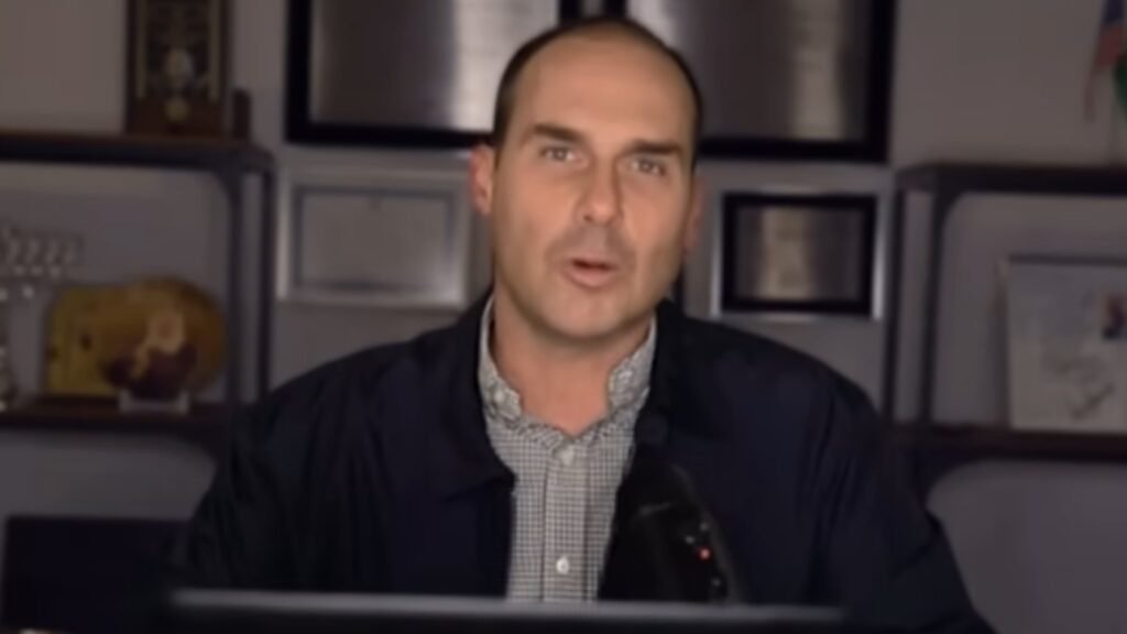 Por que Alexandre de Moraes pediu manifestação da PGR sobre Eduardo Bolsonaro? O ministro Alexandre de Moraes quer que a PGR e a defesa de Eduardo Bolsonaro se manifestem sobre a fala do ex-deputado em um evento nos EUA, onde ele gravou um vídeo para seu pai, Jair Bolsonaro. Qual foi a declaração de Eduardo Bolsonaro nos EUA? Eduardo afirmou que estava gravando um vídeo para mostrar ao pai, Jair Bolsonaro, e provar que não se pode barrar o movimento conservador prendendo injustamente seu líder. Onde e quando Eduardo Bolsonaro fez essa declaração? A declaração foi feita na Conferência de Ação Política Conservadora (CPAC) nos Estados Unidos, no sábado, 28 de outubro. Qual era o contexto do evento em que Eduardo Bolsonaro falou? Eduardo falou antes do discurso de seu irmão, o senador Flávio Bolsonaro, no evento conservador CPAC, onde se discutem temas políticos de direita. Por que a fala de Eduardo Bolsonaro chamou atenção? A fala chamou atenção por insinuar que há uma tentativa injusta de barrar o movimento conservador no Brasil, liderado por Jair Bolsonaro. O que Eduardo Bolsonaro quis provar com o vídeo? Eduardo queria provar que prender Jair Bolsonaro não barraria o movimento conservador no Brasil, mostrando apoio ao seu pai. Qual é a importância da CPAC para o movimento conservador? A CPAC é um evento significativo para conservadores, reunindo líderes e apoiadores para discutir políticas e estratégias. Como a PGR deve se manifestar sobre o caso? A PGR deve analisar a fala de Eduardo e decidir se há implicações legais ou se é apenas uma manifestação política. Qual é o papel de Alexandre de Moraes nesse caso? Moraes, como ministro do STF, busca entender se a fala de Eduardo tem consequências legais ou se é uma questão de liberdade de expressão. O que pode acontecer após a manifestação da PGR? Dependendo da análise, pode haver investigações ou o caso pode ser arquivado se não houver implicações legais. Como a defesa de Eduardo Bolsonaro deve se posicionar? A defesa deve argumentar que a fala foi uma expressão política e não uma tentativa de obstruir a justiça ou incitar desordem. Qual é a reação do público e da mídia sobre o caso? O caso gerou debates sobre liberdade de expressão e a influência de figuras políticas em eventos internacionais. O que essa situação revela sobre a política brasileira atual? Revela tensões entre o judiciário e figuras políticas, além de destacar a polarização e a influência de eventos internacionais na política local. Como o caso pode impactar Jair Bolsonaro? Pode afetar a imagem de Jair Bolsonaro, dependendo de como a fala de Eduardo for interpretada e das ações subsequentes. Qual é a relevância do vídeo gravado por Eduardo? O vídeo simboliza apoio ao pai e ao movimento conservador, mas também levanta questões sobre a legalidade de suas declarações. O que o público pode esperar das próximas etapas? O público pode esperar um debate contínuo sobre liberdade de expressão e possíveis ações legais, dependendo da manifestação da PGR.