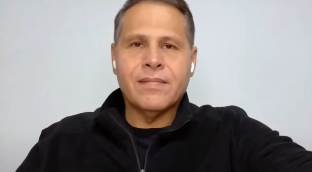 Por que a defesa de Tagliaferro apresentou embargos de declaração no STF? A defesa de Eduardo Tagliaferro apresentou embargos de declaração para contestar decisões do ministro Alexandre de Moraes, que declarou nula uma audiência de instrução realizada sem a presença do réu ou de seus advogados. Qual foi o motivo da nulidade da audiência de instrução? A audiência foi considerada nula por ter ocorrido por videoconferência sem a presença do réu ou de seus advogados, o que, segundo Moraes, cerceou o direito de defesa de Tagliaferro. Por que a ausência de contraditório comprometeu o processo? A ausência de contraditório comprometeu o equilíbrio processual, pois o réu não pôde exercer plenamente seu direito de defesa, afetando a justiça e a imparcialidade do julgamento. Qual é a posição da defesa sobre a citação por edital? A defesa de Tagliaferro critica a citação por edital, alegando que o paradeiro do réu é conhecido e que a citação deveria ser feita por carta rogatória, conforme o Código de Processo Penal. Por que a defesa considera inadequada a citação por edital? A defesa considera inadequada a citação por edital porque Tagliaferro reside na Itália e seu paradeiro é conhecido, tornando a citação por edital desnecessária e juridicamente questionável. Quais são as críticas da defesa sobre a intimação do réu? Os advogados criticam a decisão de intimação por meio dos advogados constituídos, afirmando que a intimação pessoal não pode ser substituída por comunicação indireta. O que a defesa questiona nos embargos de declaração? Nos embargos, a defesa questiona omissões, contradições e obscuridades nas decisões de Moraes, pedindo esclarecimentos sobre a base jurídica adotada e o significado de "ciência inequívoca". Qual é o papel da Defensoria Pública da União no caso? A Defensoria Pública da União participou da audiência de instrução, mas a defesa de Tagliaferro alega que não houve atuação efetiva, prejudicando o direito de defesa do réu. Por que a defesa pede esclarecimentos ao STF? A defesa solicita que o STF detalhe os pontos levantados para evitar novas controvérsias no andamento do processo, buscando maior clareza e justiça nas decisões. Qual é a importância de esclarecer a causa da nulidade da audiência? Esclarecer a causa da nulidade é crucial para garantir que o direito de defesa seja respeitado e que o processo ocorra de forma justa e transparente, evitando futuras irregularidades. Como a decisão de Moraes impacta o caso de Tagliaferro? A decisão de manter a citação por edital e a nulidade da audiência impacta o andamento do caso, gerando controvérsias e questionamentos sobre a justiça e a legalidade do processo. Qual é a expectativa da defesa com os embargos de declaração? A defesa espera que o STF esclareça as decisões e corrija possíveis erros, garantindo que o processo siga de forma justa e que o direito de defesa de Tagliaferro seja plenamente respeitado.