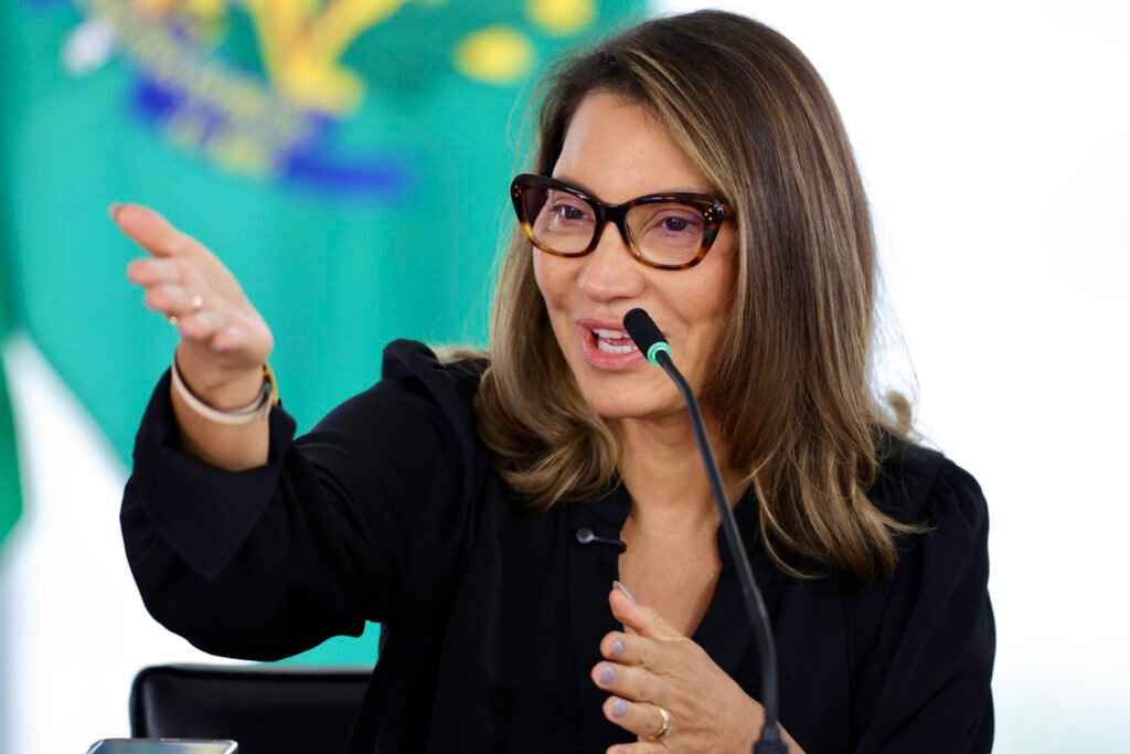 A ordem saiu, e com ela terminou uma espera que parecia provisória, mas nunca foi leve. O que exatamente aconteceu? Um dentista de 73 anos teve a prisão definitiva determinada pelo ministro Alexandre de Moraes, do Supremo Tribunal Federal, depois que o processo chegou ao fim sem possibilidade de novos recursos. Parece simples quando dito assim, mas a pergunta inevitável é outra: por que esse caso voltou a chamar tanta atenção agora? Porque não se trata apenas de uma condenação antiga sendo cumprida. O que pesa aqui é o momento em que a decisão foi executada e o que ela confirma. O mandado de prisão foi expedido em 8 de abril e enviado à Polícia Federal, marcando a passagem de uma fase de restrições para outra muito mais dura. E isso leva a uma dúvida que muita gente faz imediatamente: ele já não estava preso? Não exatamente. Desde abril de 2023, ele estava em prisão domiciliar na região de Marabá, no Pará, submetido a medidas como limitação de deslocamento e uso de tornozeleira eletrônica. Mas há um ponto que quase passa despercebido: a domiciliar não anulava a condenação, apenas antecedia a etapa final do cumprimento da pena. E é justamente aí que a maioria se surpreende: a decisão agora determina o início imediato do regime fechado. Mas por que a pena foi tão alta? A resposta está no conjunto de crimes atribuídos a ele no contexto dos atos de 8 de janeiro de 2023, em Brasília. A condenação foi de 14 anos de reclusão por tentativa de golpe de Estado, abolição violenta do Estado Democrático de Direito, associação criminosa e dano ao patrimônio público e tombado. Só que isso ainda não explica tudo. O que, afinal, ligou esse homem diretamente aos atos de depredação? Segundo as investigações, ele participou da invasão e destruição de áreas do Palácio do Planalto, incluindo o gabinete da primeira-dama, Janja. E aqui surge uma nova pergunta: como ele foi identificado em meio a tantas pessoas? A resposta veio das imagens registradas durante os atos. As autoridades apontaram características físicas e o uso de óculos como elementos de reconhecimento. Parece um detalhe pequeno, mas foi um dos pontos usados para vinculá-lo à cena. Só que havia mais. E o que aparece depois muda o peso do caso. Em mensagens apreendidas pela Polícia Federal, o dentista incentivava a mobilização de manifestantes e defendia pressão sobre as Forças Armadas por um golpe. Em uma das mensagens citadas na investigação, ele escreveu: “Manteremos posição até as FFAA se definirem entre o Patriotismo e a Covardia. Comunismo não, É GUERRA”. A partir daí, a questão deixa de ser apenas presença física em um ato de vandalismo. Passa a envolver também o conteúdo do que ele defendia. Então a decisão está totalmente encerrada? No mérito da condenação, sim. O processo transitou em julgado, o que significa que não cabem mais recursos para discutir a culpa ou a pena fixada pela Corte. Mas há um detalhe que ainda permanece em aberto: a defesa pediu a redução da pena com base no período em que ele ficou em prisão domiciliar. Esse argumento não muda a condenação, mas ainda será analisado na fase de execução. E o que acontece agora? Moraes determinou que a Vara de Execuções Penais faça o cálculo do tempo restante a ser cumprido. Também foram previstas medidas como exames médicos e a inclusão do nome do condenado no sistema nacional de monitoramento de prisões. Isso mostra que a decisão não ficou apenas no papel. Ela entrou na fase prática. Mas por que esse caso continua repercutindo tanto? Porque ele reúne elementos que, juntos, ampliam seu impacto: a idade do condenado, a passagem da prisão domiciliar para o regime fechado, a depredação de uma área simbólica do poder e a confirmação definitiva da pena. No fim, o ponto central não está só no nome de quem assinou a ordem ou de quem foi preso. Está no que a decisão sinaliza quando a Justiça deixa de discutir e começa, de fato, a executar. E é justamente aí que a história ainda continua produzindo efeitos.