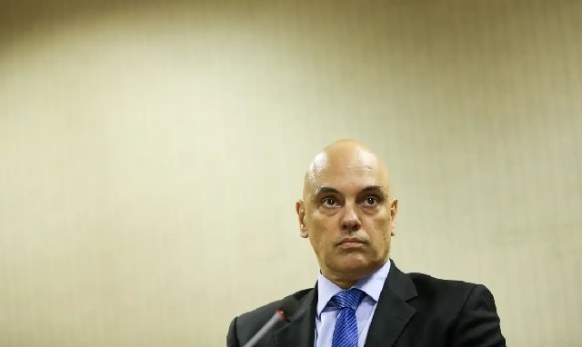 O que diz o relatório dos EUA sobre Alexandre de Moraes? O relatório da Comissão Judiciária da Câmara dos EUA afirma que decisões de Alexandre de Moraes, do STF, podem impactar o debate público e processos eleitorais ao exigir a remoção de conteúdos em redes sociais. Como as decisões de Moraes afetam plataformas digitais? As decisões podem exigir que empresas de tecnologia removam conteúdos globalmente, não apenas no Brasil, afetando usuários em outros países, incluindo os EUA. Por que as ordens judiciais brasileiras preocupam os EUA? As ordens podem restringir a liberdade de expressão digital, obrigando plataformas internacionais a cumprir determinações de remoção de conteúdo, impactando usuários fora do Brasil. Quais são as consequências para os usuários das redes sociais? Usuários podem ter contas bloqueadas ou suspensas e serem obrigados a remover publicações críticas para recuperar o acesso às redes sociais. Como o relatório descreve a atuação de Moraes? O relatório sugere que Moraes lidera medidas para remover ou suspender contas e conteúdos em redes sociais, afetando plataformas sediadas nos EUA. Qual é o objetivo da investigação da Comissão Judiciária dos EUA? A investigação busca avaliar o impacto de leis e decisões judiciais estrangeiras sobre a liberdade de expressão em plataformas digitais sediadas nos EUA. Quais são os riscos para a liberdade de expressão? As ordens judiciais podem limitar a liberdade de expressão ao exigir que plataformas removam conteúdos críticos, afetando o debate público global. Como as empresas de tecnologia são afetadas? Empresas de tecnologia podem ser obrigadas a cumprir ordens de remoção de conteúdo globalmente, enfrentando desafios legais e operacionais. O que o relatório sugere sobre a influência do STF? O relatório sugere que decisões do STF podem ter um alcance além das fronteiras brasileiras, influenciando conteúdos acessados por usuários internacionais. Como o relatório impacta o debate sobre censura? O relatório alimenta o debate sobre censura e liberdade de expressão, destacando a tensão entre decisões judiciais nacionais e o impacto global. Quais são as implicações para a política internacional? As decisões judiciais brasileiras podem gerar tensões diplomáticas, ao afetar empresas e usuários de outros países, como os EUA. Como o relatório pode influenciar futuras políticas de redes sociais? O relatório pode pressionar por políticas mais claras sobre a jurisdição de ordens judiciais e a proteção da liberdade de expressão digital. Qual é a reação das plataformas digitais a essas ordens? Plataformas podem enfrentar dilemas sobre cumprir ordens judiciais que afetam usuários globalmente, equilibrando conformidade legal e liberdade de expressão. Como o relatório afeta a percepção pública de Moraes? O relatório pode influenciar a percepção pública de Moraes como uma figura central em debates sobre censura e liberdade de expressão. Quais são os próximos passos da investigação dos EUA? A investigação continuará a avaliar o impacto de decisões judiciais estrangeiras sobre plataformas digitais e a liberdade de expressão nos EUA.