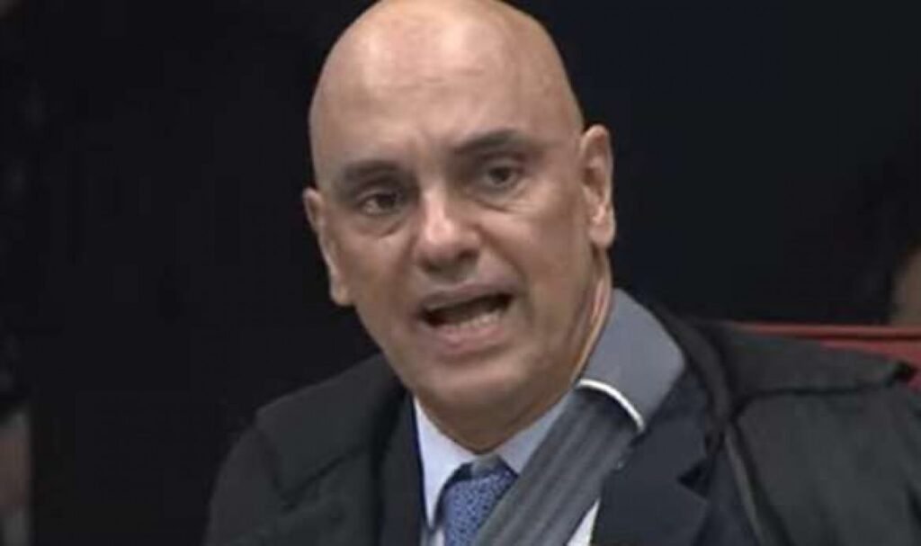 Por que Alexandre de Moraes arquivou a investigação contra Renato Casagrande? O ministro do STF, Alexandre de Moraes, arquivou a investigação por falta de elementos mínimos que indicassem a prática de crime nas conversas entre o governador e o desembargador Macário Ramos Júdice Neto. Quais eram as suspeitas da Polícia Federal sobre Casagrande? A PF suspeitava de uma possível relação de reciprocidade e troca de favores entre Casagrande e o desembargador, o que poderia caracterizar advocacia administrativa. O que é advocacia administrativa? Advocacia administrativa é o crime de patrocinar, direta ou indiretamente, interesse privado perante a administração pública, valendo-se da qualidade de funcionário. Quais foram os diálogos analisados entre Casagrande e Macário? As mensagens incluíam um resumo de ação de improbidade administrativa e discussões sobre a tramitação de processos, além de pedidos de favores. Por que Moraes discordou da interpretação da PF? Moraes afirmou que não havia respaldo empírico nos autos que demonstrasse que Casagrande atuou conscientemente para defender interesses alheios. Qual foi a reação de Casagrande à decisão de Moraes? Casagrande declarou que recebeu a decisão com tranquilidade e afirmou que a justiça prevaleceu, ressaltando que os diálogos foram institucionais. O que acontecerá com a investigação sobre Macário? Moraes determinou o envio ao STJ de outra representação da PF que apura uma "rede de influências espúrias" envolvendo Macário no governo capixaba. Qual é o contexto das investigações contra Macário? Macário está preso desde dezembro, acusado de envolvimento em vazamento de informações sigilosas e ligação com tráfico internacional de drogas e armas. Quem é Adilson Ferreira e qual seu papel na investigação? Adilson Ferreira é um empresário investigado como "braço financeiro" da facção PCV, cujas mensagens indicam envolvimento de Macário em licitações. Como as mensagens de Adilson Ferreira impactam a investigação? As mensagens sugerem que Macário acompanhou recursos de interesse de empresas em licitações e orientou estratégias jurídicas. O que é a Operação Baest? A Operação Baest, conduzida pela Polícia Civil do Espírito Santo, investiga a atuação de Adilson Ferreira e suas conexões com o PCV. Qual é a relação de Macário com a Operação Unha e Carne? Macário está detido no âmbito da Operação Unha e Carne, que investiga o vazamento de informações sigilosas ligadas à Operação Zargun. O que é a Operação Zargun? A Operação Zargun combate uma rede de tráfico internacional de drogas e armas associada ao Comando Vermelho. As defesas dos citados se manifestaram? Até o momento, as defesas dos citados não se manifestaram sobre as investigações em andamento. Qual é a importância dessa decisão de Moraes para o cenário político? A decisão de Moraes pode impactar a percepção pública sobre a relação entre o governo capixaba e o governo federal, além de influenciar investigações futuras.