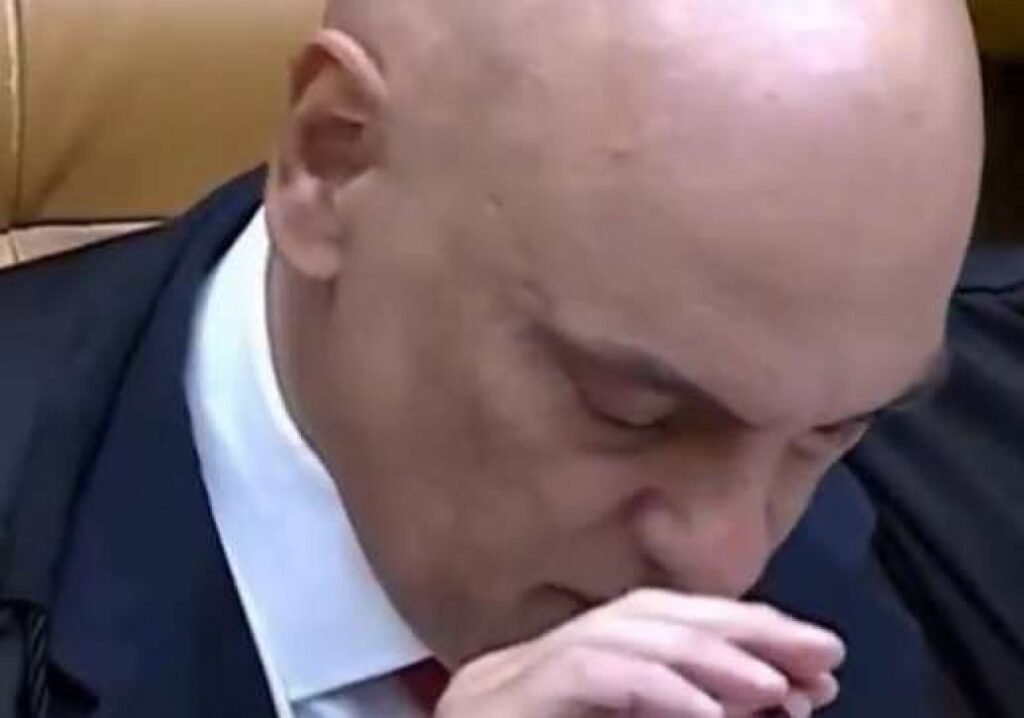 Uma nova decisão de **Alexandre de Moraes** recolocou o caso de **Filipe Martins** no centro da atenção e abriu uma etapa que ainda pode alterar os próximos passos da defesa. O que foi decidido agora? Nesta terça-feira, 7, o ministro do **Supremo Tribunal Federal** determinou que a **Procuradoria-Geral da República** se manifeste sobre o pedido de transferência apresentado pela defesa de Martins. E em quanto tempo isso deve acontecer? O prazo fixado por Moraes foi de **cinco dias**. Mas por que a defesa pediu essa transferência? Porque os advogados sustentam que há riscos à **integridade física** de Filipe Martins na unidade onde ele está preso. De onde vem essa alegação? De um **parecer técnico da Polícia Penal do Paraná**, usado como base no requerimento encaminhado ao STF. E o que esse parecer aponta de forma objetiva? O documento menciona fatores como a **elevada exposição midiática** do ex-assessor de Jair Bolsonaro e também as condições da unidade prisional em que ele se encontra. Que condições são essas? Segundo as informações apresentadas, trata-se de um local com **superlotação** e perfil voltado à **custódia temporária**, o que, segundo a defesa, não seria adequado para uma permanência mais longa. Onde Filipe Martins está detido atualmente? Ele está na **Casa de Custódia de Ponta Grossa**, no interior do Paraná. E para onde a defesa quer que ele seja levado? O pedido é para transferência ao **Complexo Médico Penal de Pinhais**, na Região Metropolitana de Curitiba. Por que a atual unidade é questionada? Porque, de acordo com o relatório da Polícia Penal, o local enfrenta **superlotação** e **intensa rotatividade de presos**. Qual seria o impacto disso? Ainda segundo o documento, esse cenário pode representar ameaça tanto à segurança do detento quanto à própria estabilidade da unidade prisional. Há números que sustentem essa preocupação? Sim. Os dados apresentados indicam que a cadeia abriga atualmente **912 custodiados**, embora tenha capacidade para **592 vagas**. O que isso reforça no pedido da defesa? A argumentação de que o ambiente não seria o mais adequado para a situação atual de Martins. E por que a defesa também menciona o tipo de unidade? Porque ressalta que o espaço é destinado a **detenções provisórias**, como prisões preventivas ou temporárias. O que isso significa no caso concreto? Que, na avaliação dos advogados, a estrutura não foi pensada para **permanências prolongadas**. Mas se o julgamento já ocorreu, por que ele continua preso preventivamente? Porque, mesmo com o julgamento do processo tendo acontecido há mais de **três meses**, o caso ainda **não foi formalmente encerrado pelo STF**. É justamente por isso que, segundo as informações apresentadas, Martins segue em **prisão preventiva**. E se Moraes negar o pedido de transferência? A defesa já antecipou essa possibilidade no requerimento. O que ela pede nesse cenário? Que a análise seja levada ao **plenário virtual da 1ª Turma do STF**, em **sessão extraordinária** e com **tramitação urgente**. Então, qual é a situação neste momento? A decisão mais recente de Moraes não autorizou nem negou a transferência de imediato. O que ela fez foi determinar que a **PGR** se pronuncie antes, dentro do prazo de **cinco dias**, sobre o pedido da defesa para retirar **Filipe Martins** da **Casa de Custódia de Ponta Grossa** e levá-lo ao **Complexo Médico Penal de Pinhais**, com base no parecer da **Polícia Penal do Paraná**, que aponta **riscos à integridade física**, **superlotação**, **rotatividade de presos** e a inadequação de uma unidade voltada à **custódia temporária** para uma permanência mais longa.