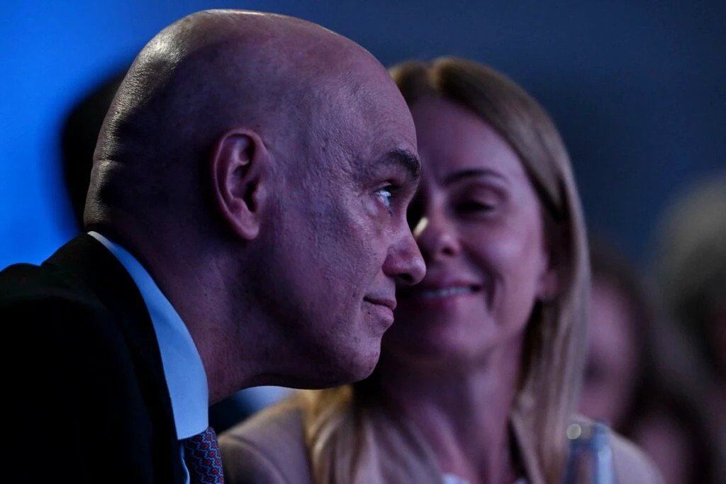 **Moraes viajou em avião de Daniel Vorcaro, apontam documentos** O que revelam os documentos sobre as viagens de Alexandre de Moraes? De acordo com uma apuração da Folha de S.Paulo, o ministro **Alexandre de Moraes**, do Supremo Tribunal Federal, e sua esposa, a advogada **Viviane Barci de Moraes**, teriam realizado pelo menos oito viagens em aeronaves associadas ao banqueiro **Daniel Vorcaro**. Vorcaro está atualmente preso devido à **Operação Compliance Zero**. Os registros dessas viagens foram identificados através de um cruzamento de dados da **Agência Nacional de Aviação Civil (Anac)**, do **Departamento de Controle do Espaço Aéreo (Decea)** e do **Registro Aeronáutico Brasileiro**. Quais aeronaves foram utilizadas nas viagens? Dos oito voos realizados, sete ocorreram em aeronaves da **Prime Aviation**, uma empresa de compartilhamento de bens de luxo ligada ao **fundo Patrimonial Blue**, do qual Daniel Vorcaro era sócio. Essas aeronaves possuem autorização formal para operar como táxi-aéreo. A exceção foi um voo em 7 de agosto de 2025, realizado em um jato **Dassault Falcon 2000**, prefixo PS-FSW, pertencente à empresa **FSW SPE**, que não possui permissão para realizar táxi-aéreo. Entre os sócios dessa aeronave está **Fabiano Zettel**, cunhado de Vorcaro, também detido na Operação Compliance Zero. Qual é a posição do escritório de Viviane Barci de Moraes sobre as viagens? O escritório de Viviane Barci de Moraes afirmou que contrata diversos serviços de táxi-aéreo, incluindo os da Prime Aviation, mas que essas contratações não são feitas com base em vínculos pessoais. Segundo a nota do escritório, em nenhum dos voos realizados em aeronaves da Prime Aviation estiveram presentes Daniel Vorcaro ou Fabiano Zettel. Além disso, todos os valores pagos foram compensados com honorários advocatícios conforme os termos contratuais. O escritório também destacou que nenhum de seus advogados conhece Fabiano Zettel e que jamais tiveram qualquer contato com ele. Qual é a resposta de Daniel Vorcaro e Fabiano Zettel? A defesa de Daniel Vorcaro optou por não se pronunciar sobre o assunto. Já o advogado de Fabiano Zettel não respondeu aos contatos realizados. A Prime Aviation, por sua vez, afirmou que, devido a questões de confidencialidade e à **Lei Geral de Proteção de Dados**, não divulga informações sobre os usuários de suas aeronaves. Como a Prime Aviation se posiciona sobre a divulgação de informações? A **Prime Aviation** destacou que, por questões de confidencialidade e em conformidade com a Lei Geral de Proteção de Dados, não divulga informações sobre os usuários das aeronaves. Isso significa que detalhes específicos sobre quem utilizou os serviços da empresa não são tornados públicos, protegendo assim a privacidade dos clientes. O que se sabe sobre a Operação Compliance Zero? A **Operação Compliance Zero** é uma investigação que resultou na prisão de Daniel Vorcaro e Fabiano Zettel. Ambos estão negociando acordos de delação premiada com a **Procuradoria-Geral da República (PGR)** e a **Polícia Federal**. A operação visa desmantelar esquemas de corrupção e lavagem de dinheiro, nos quais Vorcaro e Zettel estariam envolvidos. Essas informações lançam luz sobre as complexas relações entre figuras públicas e empresários, destacando a importância de investigações rigorosas para garantir a transparência e a legalidade nas ações de indivíduos em posições de poder.