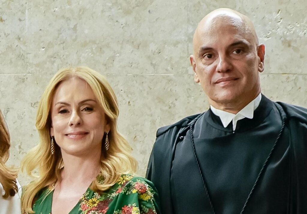O que foi revelado sobre os voos de Alexandre de Moraes? A coluna de Mônica Bergamo, na Folha de S.Paulo, revelou que Alexandre de Moraes e sua esposa usaram jatos ligados a Daniel Vorcaro em oito ocasiões entre maio e outubro de 2025. Quem é Daniel Vorcaro e qual sua ligação com os jatos? Daniel Vorcaro é dono do Banco Master e sócio da Prime Aviation, empresa que operou sete dos oito voos usados por Moraes, segundo a reportagem. Qual a resposta do gabinete de Alexandre de Moraes? O gabinete negou que Moraes tenha voado em aviões ligados a Vorcaro, afirmando que as alegações são falsas e que ele não conhece Vorcaro ou Fabiano Zettel. O que o escritório Barci de Moraes disse sobre as viagens? O escritório confirmou ter contratado a Prime Aviation, mas negou que seus integrantes tenham viajado com Vorcaro ou Zettel, criticando as ilações feitas. Qual foi o último voo de Moraes em aeronaves ligadas a Vorcaro? Segundo a Folha, o último voo ocorreu em 16 de outubro de 2025, mas o gabinete de Moraes nega qualquer ligação com Vorcaro. Qual foi o contrato entre o escritório Barci de Moraes e o Banco Master? O escritório fechou um contrato de R$ 129 milhões para representar o Banco Master de fevereiro de 2024 a novembro de 2025, antes da liquidação do banco. O que o escritório Barci de Moraes afirmou sobre sua atuação para o Banco Master? O escritório afirmou ter realizado consultoria jurídica com uma equipe de 15 advogados, sem conduzir causas no STF para o Banco Master. Qual a relação entre o escritório e os serviços de táxi aéreo? O escritório contrata serviços de táxi aéreo, incluindo a Prime Aviation, mas nega vínculos pessoais com proprietários de aeronaves. O que foi dito sobre Fabiano Zettel? O escritório afirmou que nenhum de seus advogados conhece Fabiano Zettel e que nunca tiveram contato com ele. Como o escritório Barci de Moraes responde às alegações de ilações? O escritório critica as ilações baseadas em dados de voos, afirmando que não há informações específicas sobre as viagens. Qual a posição do escritório sobre o pagamento dos serviços de táxi aéreo? Os valores dos serviços de táxi aéreo eram pagos compensando os honorários advocatícios, conforme os termos contratuais. Como o gabinete de Moraes reagiu às mensagens vazadas atribuídas a Vorcaro e Moraes? O ministro negou qualquer diálogo com Vorcaro, reforçando que as alegações são infundadas. Qual a importância das regras de privacidade do WhatsApp no contexto? As regras de privacidade do WhatsApp determinam que ao entrar em um grupo, seu número pode ser visto por outros integrantes, mas isso não se relaciona diretamente com o caso. O que a Gazeta do Povo fez após as revelações da Folha? A Gazeta do Povo pediu esclarecimentos ao ministro, mas ainda não obteve retorno, mantendo o espaço aberto para manifestações. Como o caso afeta a imagem de Alexandre de Moraes? As alegações podem impactar a imagem de Moraes, mas ele e seu escritório negam veementemente qualquer irregularidade ou ligação com Vorcaro.