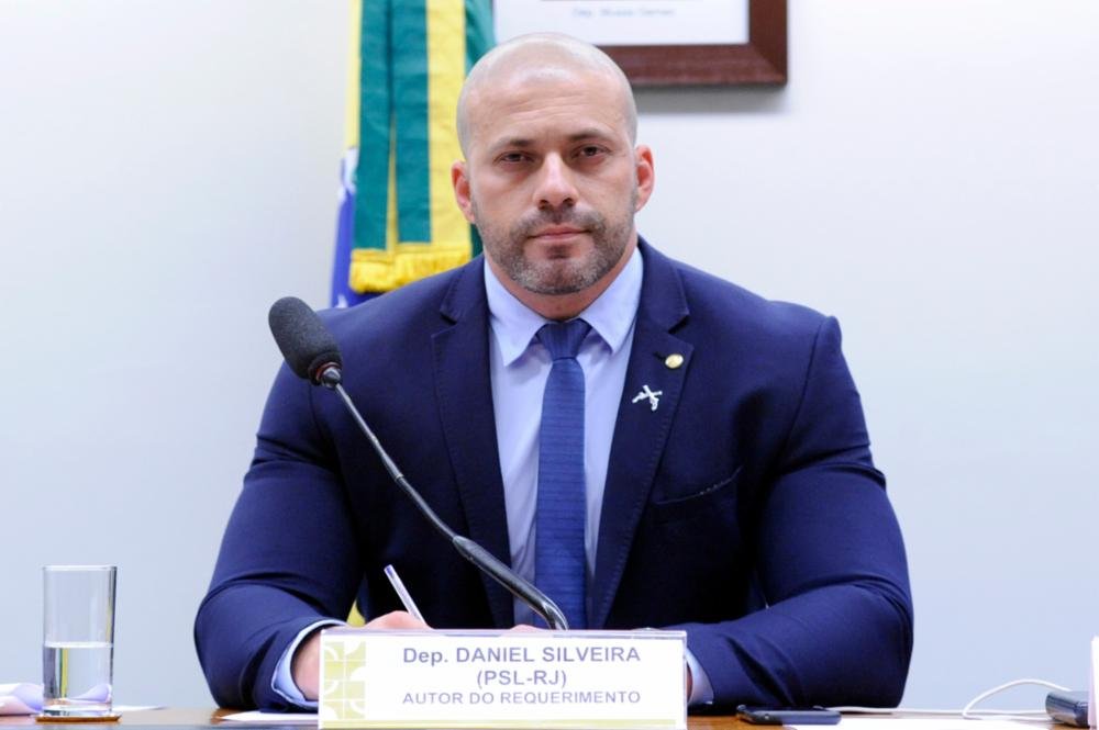 Por que Alexandre de Moraes votou contra a flexibilização do regime de Daniel Silveira? O ministro Alexandre de Moraes votou contra a flexibilização porque acredita que o direito à educação deve ser compatível com as restrições da condenação, não se curvando às conveniências pessoais do sentenciado. Quais eram as solicitações da defesa de Daniel Silveira? A defesa pediu autorização para Silveira circular até as 22h para cursar Direito à noite e o fim das restrições de horários aos finais de semana e feriados. Qual foi o argumento de Moraes sobre a oferta de cursos de Direito? Moraes destacou que há ampla oferta de cursos em turnos diversos, permitindo a Silveira conciliar estudos com as regras do regime aberto sem estender o horário de circulação. Como Moraes vê a relação entre a execução penal e projetos pessoais? Moraes acredita que cabe ao apenado adequar seus projetos pessoais às limitações da lei, e não o contrário, mantendo a natureza sancionatória da pena. Por que a defesa de Silveira considera a flexibilização necessária? A defesa alega que a flexibilização é necessária para a finalidade ressocializadora da pena, destacando o cumprimento exemplar das medidas cautelares nos últimos seis meses. Qual é a posição de Moraes sobre a tornozeleira eletrônica? Moraes afirma que a tornozeleira é um instrumento de vigilância, não um salvo-conduto para descumprir obrigações de direito material, como o recolhimento domiciliar. Qual é a pena de Daniel Silveira e quanto tempo ele já cumpriu? Silveira cumpre pena de 8 anos e 9 meses por ameaça ao Estado Democrático de Direito e coação no curso do processo. Ele já cumpriu 4 anos, 7 meses e 22 dias. O que Moraes disse sobre as restrições inviabilizarem o acesso à educação? Moraes afirmou que o argumento de inviabilização não se sustenta, pois a decisão não proíbe Silveira de estudar, apenas exige compatibilidade com o regime aberto. Qual é a visão de Moraes sobre a livre circulação para atividades pessoais? Moraes acredita que autorizar a livre circulação para atividades como frequentar igreja, shopping e cinema descaracterizaria a natureza sancionatória da pena. Como a Procuradoria-Geral da República se posicionou sobre o caso? A PGR acompanhou o entendimento de Moraes, ressaltando que a execução penal é regida por normas de ordem pública e não deve se curvar a conveniências particulares. Qual é o impacto do voto de Moraes no julgamento do recurso? O voto de Moraes, sendo o único até o momento, pode influenciar a decisão da Primeira Turma, que analisa o recurso no plenário virtual até o próximo dia 13. O que a decisão de Moraes representa para o sistema penal? A decisão reforça a ideia de que a execução penal deve ser compatível com as restrições impostas pela condenação, mantendo a integridade das normas de ordem pública.