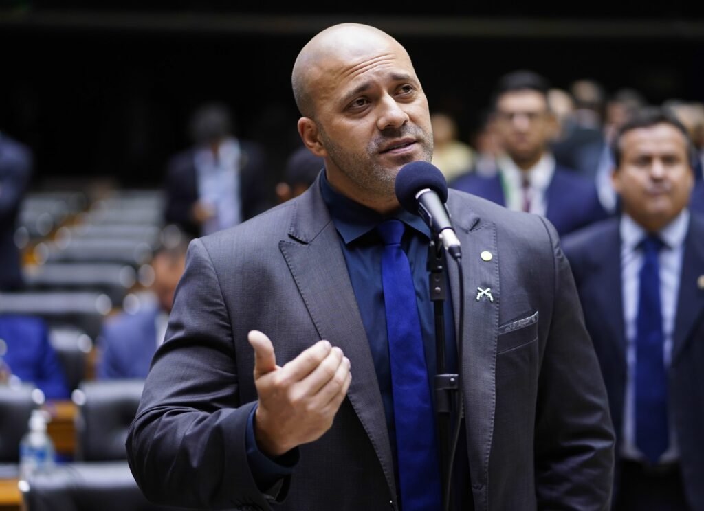 Por que Alexandre de Moraes votou contra Daniel Silveira? Moraes votou contra o recurso de Silveira, mantendo as restrições do regime aberto, pois acredita que as condições impostas são necessárias para a execução da pena e não devem ser flexibilizadas para atender conveniências pessoais. Quais eram os pedidos de Daniel Silveira? Silveira solicitou a extensão do horário de circulação das 6h às 22h para frequentar um curso noturno de direito e a aplicação desse horário também nos finais de semana e feriados para convívio social e familiar. Qual foi a posição da Procuradoria-Geral da República? A PGR se manifestou contra os pedidos de Silveira, apoiando a decisão de Moraes de manter as restrições do regime aberto, argumentando que as condições são necessárias para a execução penal. Por que a defesa de Silveira considera a decisão desproporcional? A defesa argumenta que impedir o acesso à educação, sem risco à fiscalização da pena, é desproporcional e incompatível com a jurisprudência do STF, que valoriza a educação como instrumento de reintegração social. Qual é a visão de Moraes sobre o direito à educação no regime aberto? Moraes reconhece a importância da educação para a reintegração social, mas afirma que esse direito não é absoluto e deve ser exercido em harmonia com as condições impostas pela execução da pena. Como Moraes justifica a manutenção das restrições? Ele afirma que a execução penal não deve se curvar às conveniências do sentenciado e que há alternativas de cursos em horários compatíveis com o regime aberto, permitindo a conciliação entre estudo e cumprimento da pena. Por que a extensão do horário nos finais de semana foi negada? Moraes considera que autorizar a livre circulação nos dias de repouso descaracterizaria o regime aberto, aproximando-o indevidamente da liberdade plena e esvaziando o caráter sancionatório da pena. Qual é o papel do monitoramento eletrônico na decisão? Moraes destaca que a tornozeleira eletrônica é um mecanismo de vigilância, não um salvo-conduto para descumprir as regras do regime aberto, e que não substitui as condições impostas pela execução da pena. Quando o julgamento será concluído? O julgamento do recurso de Daniel Silveira está previsto para terminar em 13 de abril, com a participação dos demais ministros do STF, que ainda não votaram. Quais são as consequências da decisão para Daniel Silveira? Se mantidas as restrições, Silveira deverá encontrar alternativas de estudo compatíveis com o regime aberto e não terá a extensão do horário de circulação nos finais de semana e feriados. Como a decisão impacta a jurisprudência do STF? A decisão reforça a posição do STF de que as condições do regime aberto devem ser respeitadas e que a educação, embora importante, deve se adequar às limitações da execução penal. O que a defesa pode fazer após a decisão? Caso o recurso seja rejeitado, a defesa de Silveira pode buscar outras vias legais para tentar flexibilizar as condições do regime aberto, respeitando as decisões do STF.