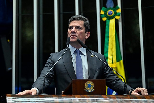 Quem lidera as intenções de voto para o governo do Paraná? O senador Sergio Moro (PL-PR) lidera com 51,5% das intenções de voto, segundo pesquisa Atlas/Intel. Qual é a vantagem de Moro sobre Requião Filho? Moro tem uma vantagem de 23,1 pontos percentuais sobre Requião Filho, que possui 28,4% das intenções de voto. Como o apoio de Bolsonaro influencia a escolha dos eleitores? 52,1% dos entrevistados votariam em Moro se ele fosse apoiado por Jair Bolsonaro. E se Lula apoiasse Requião Filho? Nesse cenário, 30,6% dos eleitores escolheriam Requião Filho como governador. Qual é a posição de Guto Silva na pesquisa? Guto Silva, apoiado por Ratinho Junior, tem 6,1% das intenções de voto. Como seria um eventual segundo turno entre Moro e Requião Filho? Moro teria 58,4% das intenções de voto, enquanto Requião Filho teria 38,7%. E contra Eduardo Pimentel? Moro aparece com 57,9% das intenções de voto, contra 22% de Eduardo Pimentel. Qual é a porcentagem de votos nulos nesse cenário? Os votos nulos aumentam para 20,1% quando Moro enfrenta Pimentel. Quem lidera as intenções de voto para presidente entre os paranaenses? O senador Flávio Bolsonaro (PL) lidera com 52% das intenções de voto. Qual é a posição de Lula na corrida presidencial no Paraná? Lula tem 33,5% das intenções de voto entre os paranaenses. Como outros candidatos se posicionam na pesquisa presidencial? Romeu Zema tem 4,8%, Renan Santos 3%, Ronaldo Caiado 1,4% e Aldo Rebelo 0,1%. Qual é a porcentagem de votos brancos e nulos na pesquisa presidencial? Brancos e nulos somam 4,2% na pesquisa presidencial. Quantos entrevistados não sabem em quem votar para presidente? 0,9% dos entrevistados disseram não saber em quem votar. Quantas pessoas foram entrevistadas na pesquisa Atlas/Intel? A pesquisa entrevistou 1.254 paranaenses entre 25 e 30 de março de 2026. Qual é o nível de confiança e a margem de erro da pesquisa? O nível de confiança é de 95%, com uma margem de erro de 3 pontos percentuais. Qual é o registro da pesquisa no Tribunal Superior Eleitoral? O código PR-00105/2026 é o registro da pesquisa no TSE. Como a liderança de Moro pode impactar a política no Paraná? A liderança de Moro pode consolidar sua influência política e moldar alianças futuras. Quais são as possíveis consequências para Requião Filho? Requião Filho pode precisar reavaliar sua estratégia para aumentar seu apoio. Como o apoio de figuras políticas influentes afeta as eleições? Apoios de figuras como Bolsonaro e Lula podem ser decisivos na escolha dos eleitores. Por que é importante acompanhar as intenções de voto? Monitorar intenções de voto ajuda a prever tendências e ajustar campanhas políticas. Como os eleitores podem se informar melhor sobre os candidatos? Os eleitores devem buscar informações em fontes confiáveis e analisar propostas. Qual é o papel das pesquisas eleitorais no processo democrático? Pesquisas fornecem insights sobre preferências eleitorais e ajudam na tomada de decisões informadas. Como a política nacional pode influenciar as eleições estaduais? A política nacional pode impactar alianças e a percepção dos eleitores sobre candidatos locais. O que esperar das próximas etapas da campanha eleitoral no Paraná? Espera-se intensificação das campanhas e debates para conquistar indecisos e fortalecer bases.