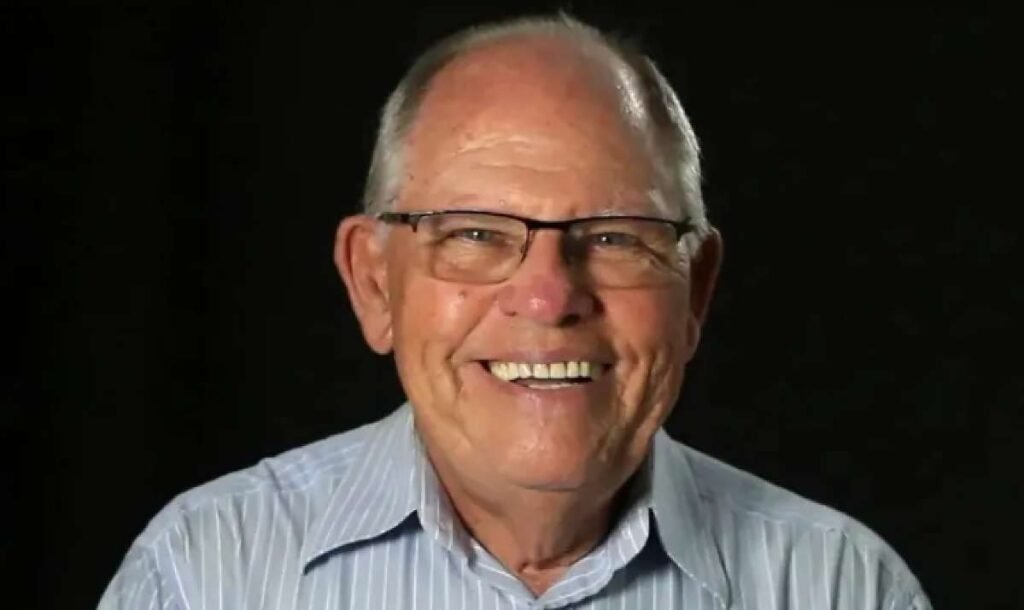 Uma voz que atravessou décadas se calou neste sábado, e a notícia carrega mais do que uma despedida: ela acende a memória de um rosto e de um timbre que muita gente conheceu sem perceber de onde vinham. Mas por que essa morte mexe tanto com públicos tão diferentes? Porque não se trata apenas de um ator lembrado por um papel específico. Trata-se de alguém que esteve em vários lugares ao mesmo tempo: na televisão, na dublagem, na publicidade, nos bastidores e, mais recentemente, também na internet. E quando um artista consegue ocupar tantos espaços, a ausência dele não atinge só um grupo. Ela ecoa em gerações inteiras. E o que se sabe até agora? A confirmação da morte aconteceu neste fim de semana. Ele tinha 82 anos. A causa não foi divulgada. Essa falta de informação, por si só, já faz muita gente voltar os olhos para a trajetória, como se a pergunta deixada em aberto empurrasse outra ainda maior: afinal, quem era esse nome que tanta gente reconhece, mas nem sempre consegue resumir em uma única lembrança? A resposta começa justamente nessa dificuldade de resumir. Ele não foi apenas ator. Também foi locutor, dublador, editor e técnico de som. Isso muda a forma como sua carreira deve ser entendida, porque mostra um profissional que não ficou preso à frente das câmeras. Ele conhecia o audiovisual por dentro, por trás e por todos os lados. Mas há um ponto que quase sempre passa despercebido: essa vivência nos bastidores ajudou a moldar a precisão que ele levava para a cena. Então por que tanta gente associa sua imagem à televisão? Porque foi ali que ele se tornou familiar para o grande público, especialmente em novelas da Globo e da Record, onde ficou conhecido por interpretar padres. E é nesse momento que muita gente se surpreende, porque esse tipo de papel poderia limitar um ator. No caso dele, aconteceu o contrário: a figura de autoridade, séria ou solene, virou uma marca reconhecível. Só que essa não foi a única face que ele mostrou. O que aconteceu depois muda tudo. Quando muitos artistas de trajetória longa costumam permanecer ligados apenas ao passado, ele alcançou um novo público na internet. E não foi de forma discreta. Ele integrou o elenco do Parafernalha, um dos canais mais populares do YouTube brasileiro, e ali revelou outra camada do seu trabalho: o humor. A mesma presença cênica que antes sustentava personagens de autoridade passou a funcionar também em esquetes cômicas, com um timing que chamou atenção de uma geração que talvez nem soubesse de sua história anterior. Mas como alguém consegue ser reconhecido na TV tradicional e, ao mesmo tempo, conquistar espaço no humor digital? A resposta está na capacidade de se reinventar sem perder identidade. Um dos trabalhos mais lembrados nesse ambiente foi o “Vlog do Fernando”, em que suas falas afiadas e sua presença marcante renderam destaque entre os fãs da comédia online. E aqui surge outra pergunta inevitável: será que esse reencontro com o público jovem foi apenas uma fase? Não exatamente. Mesmo nos últimos anos, ele seguiu ativo nas redes sociais, publicando vídeos com leituras de textos políticos e reflexivos que frequentemente viralizavam. Isso revela algo importante: ele não apenas acompanhou as mudanças de linguagem, mas continuou dialogando com o presente. E esse detalhe ajuda a explicar por que sua morte repercutiu tanto entre fãs e profissionais da área artística. Só que existe uma dimensão ainda mais profunda nessa trajetória. Antes de muita gente conhecer seu rosto, muita gente já conhecia sua voz. Ele também deixou marca na dublagem, participando de produções clássicas como A Feiticeira, Daniel Boone e Viagem ao Fundo do Mar. E isso muda a percepção sobre o tamanho do seu legado, porque sua presença não dependia apenas da imagem. Ela estava também na memória afetiva de quem cresceu ouvindo personagens ganharem vida por meio de seu trabalho. Então qual é o ponto principal dessa despedida? É que morreu aos 82 anos Silvio Matos, um artista que atravessou televisão, dublagem, publicidade, bastidores e internet sem se tornar refém de uma única versão de si mesmo. Nascido em 19 de abril de 1943, em São Paulo, ele construiu uma trajetória longa, múltipla e rara. E talvez seja justamente por isso que a notícia não pareça caber em uma frase só, porque quando uma carreira consegue falar com tantos públicos ao mesmo tempo, o fim nunca soa completamente como fim.