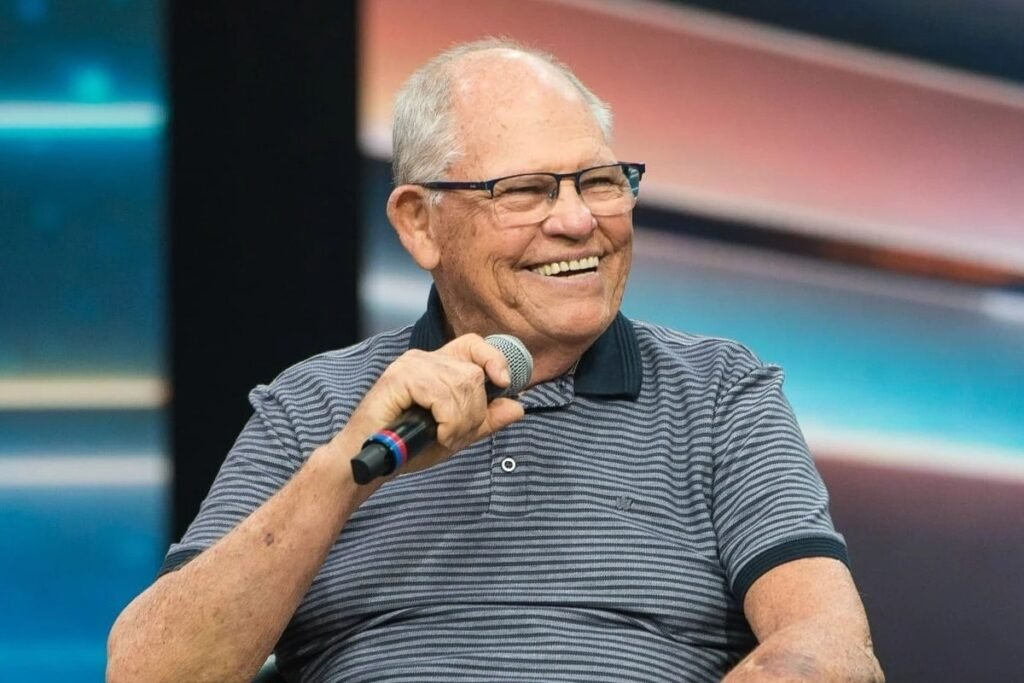 A notícia chegou de forma direta, mas o peso dela só aumenta quando se entende quem está por trás de tantas lembranças que muita gente nem percebe que carrega. Quem morreu? Foi **Silvio Matos**, aos **82 anos**, neste sábado, **11 de abril**. A informação foi divulgada por **colegas do artista nas redes sociais**, e isso por si só já levanta outra pergunta: por que a repercussão foi tão imediata entre públicos tão diferentes? Porque ele não era lembrado por apenas uma função. **Ator**, **dublador** e **humorista**, Silvio Matos construiu uma trajetória que atravessou áreas distintas do entretenimento. E quando um nome consegue circular por tantos espaços, a despedida nunca atinge só um grupo. Ela ecoa entre quem acompanhou a televisão, entre quem reconhece vozes marcantes e entre quem, mais recentemente, passou a vê-lo em outro tipo de conteúdo. Mas há um ponto que quase passa despercebido: o alcance dele não veio apenas do passado. Então por que tanta gente mais jovem também reagiu à notícia? Porque, nos últimos anos, **Silvio Matos voltou a ganhar forte atenção nas redes sociais**. E isso aconteceu após ele **viralizar com participações nas esquetes de humor do canal Parafernalha**. É aqui que muita gente se surpreende: não se tratava apenas de um artista respeitado por décadas de carreira, mas de alguém que também conseguiu se conectar com uma nova geração em um ambiente completamente diferente. E o que isso revela sobre sua trajetória? Revela algo raro: **longevidade com renovação**. Muitos artistas constroem uma carreira sólida, mas poucos conseguem permanecer relevantes em linguagens tão distintas. Silvio Matos acumulava **décadas de carreira como ator e dublador**, e ainda assim voltou ao centro das conversas por um formato rápido, digital e altamente compartilhável. O que acontece depois dessa constatação muda a forma como a notícia é recebida: ela deixa de ser apenas um registro triste e passa a ser a perda de uma presença que seguia ativa na memória coletiva. Mas o que já se sabe sobre a morte? Até o momento, a **causa da morte não foi confirmada**. E essa ausência de informação abre naturalmente outra dúvida: o que foi comunicado oficialmente? O que se tem é a confirmação da morte e a manifestação pública de pesar feita por colegas e perfis ligados ao meio artístico, incluindo a publicação que destacou o falecimento do **dublador Sílvio Matos**. Quando a causa ainda não é divulgada, o foco inevitavelmente se desloca para o legado. E é justamente aí que a dimensão da perda começa a crescer. Que legado é esse? O de um nome descrito como **ícone da teledramaturgia brasileira**, mas que não ficou preso a uma única imagem. Essa é a parte mais interessante: ele transitou entre a atuação, a dublagem e o humor, reunindo públicos que normalmente não se encontram no mesmo lugar. Uns o reconheciam pelo trabalho de cena. Outros, pela voz. Outros, pelo timing cômico. E quando essas camadas se somam, surge algo maior do que uma carreira extensa: surge uma presença artística difícil de substituir. Mas por que essa notícia mexe tanto com a sensação de memória? Porque artistas assim costumam estar espalhados em lembranças fragmentadas. Às vezes, o público não guarda imediatamente o nome, mas guarda o rosto, a voz, o jeito, a participação que viralizou, a cena que ficou. E quando a notícia aparece, tudo isso se reorganiza de uma vez. É nesse momento que muita gente percebe que conhecia **Silvio Matos** mais do que imaginava. No fim, o ponto principal não está apenas na morte aos **82 anos**, nem somente na falta de confirmação sobre a causa. O que realmente marca essa notícia é a dimensão de uma trajetória que conseguiu atravessar o tempo, mudar de formato e ainda encontrar novos públicos. **Silvio Matos** se foi, mas deixou algo que continua em movimento: a sensação de que sua presença estava em mais lugares do que parecia — e talvez seja justamente isso que ainda faça tanta gente parar, lembrar e querer descobrir onde, afinal, já tinha encontrado ele antes.