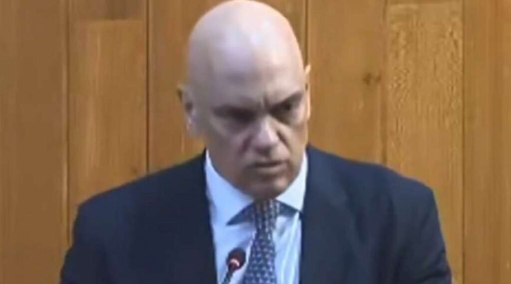 O que motivou o Ministério Público a mudar de posição no caso Monark? O MP de São Paulo revisou o caso após nova análise, concluindo que as falas de Monark estavam no contexto de um debate sobre liberdade de expressão, sem incitação ao ódio ou apologia ao nazismo. Como o promotor Marcelo Otavio Camargo Ramos justificou a decisão? Ramos destacou a importância de diferenciar entre apoiar uma ideologia e defender o direito de expressar opiniões, mesmo que controversas, como central para o novo entendimento. Quais foram as consequências iniciais para Monark após suas declarações? Monark enfrentou intensa repercussão negativa, resultando em sua saída da empresa que fundou e na perda de contratos publicitários. O que a Promotoria concluiu após revisar o episódio do Flow Podcast? Concluiu-se que não houve incitação à violência, apologia ao nazismo ou discurso de ódio direcionado a grupos, e que Monark criticou explicitamente o nazismo. Qual foi a reação da Free Speech Union Brasil à decisão do MP? A Free Speech Union Brasil celebrou o novo entendimento como uma "vitória para a liberdade de debate", destacando a importância de discussões sem criminalização imediata. Como Monark reagiu publicamente à mudança de posicionamento do MP? Monark afirmou que o MP "recobrou a sanidade" e considerou o resultado uma "vitória para o Brasil", garantindo espaço para debates sobre temas sensíveis. O que a Promotoria decidiu sobre os pedidos de indenização por danos morais coletivos? Rejeitou todos os pedidos, entendendo que não houve dano social concreto que justificasse sanção. Qual é o impacto da mudança de posição do MP no processo judicial? A mudança enfraquece significativamente a acusação inicial, embora a decisão final ainda dependa da Justiça. Por que a liberdade de expressão foi central nesse caso? O caso destacou a necessidade de proteger o debate livre, mesmo sobre temas controversos, sem que isso seja automaticamente criminalizado. Como a sociedade pode interpretar essa decisão do MP? A decisão pode ser vista como um reforço à importância do debate aberto e à proteção da liberdade de expressão em contextos não violentos. Quais são as implicações futuras para debates públicos no Brasil? A decisão pode encorajar discussões mais abertas sobre temas sensíveis, promovendo um ambiente de diálogo sem medo de repercussões legais imediatas. O que essa reviravolta significa para a imagem do MP? Pode indicar uma postura mais cuidadosa e equilibrada em casos que envolvem liberdade de expressão, buscando evitar penalizações precipitadas. Como esse caso pode influenciar outros processos semelhantes? Pode estabelecer um precedente para que casos futuros sejam analisados com mais atenção ao contexto e às intenções por trás das declarações. Qual é a importância de distinguir entre discurso de ódio e liberdade de expressão? Distinguir é crucial para garantir que opiniões controversas possam ser debatidas sem serem confundidas com incitação ao ódio. Como a decisão do MP pode afetar a percepção pública sobre liberdade de expressão? Pode reforçar a ideia de que o Brasil valoriza o debate livre e protege a expressão de ideias, mesmo que polêmicas, desde que não incitem violência.