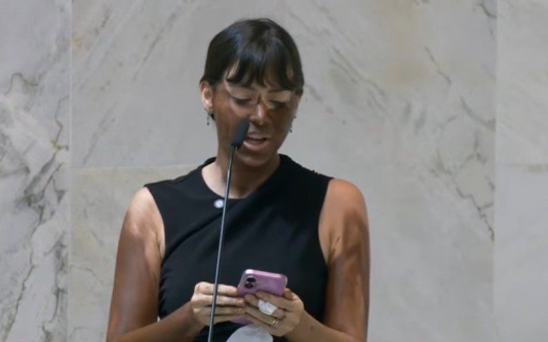 **O Ministério Público Federal (MPF) e a Investigação sobre Fabiana Bolsonaro** O que levou o **Ministério Público Federal (MPF)** a determinar a abertura de um inquérito contra a deputada estadual Fabiana Bolsonaro? Segundo a publicação, a decisão do MPF foi motivada por um episódio ocorrido em 18 de março, durante uma sessão da Assembleia Legislativa de São Paulo (Alesp), onde a deputada foi acusada de praticar **blackface**. Este ato, considerado ofensivo e racista, gerou uma notícia-crime protocolada por integrantes da Bancada Feminista do PSOL, que resultou na determinação do MPF para que a **Polícia Federal** investigue o caso. Por que a ação de Fabiana Bolsonaro é considerada problemática? Durante seu discurso, Fabiana se pintou de marrom enquanto criticava a escolha da deputada federal Erika Hilton como presidente da Comissão de Defesa dos Direitos da Mulher. Ela argumentou que, assim como se pintar de preto não a tornaria negra, mulheres trans não seriam mulheres. Este ato foi visto como uma tentativa de banalizar a identidade racial e foi amplamente criticado por ser uma expressão de racismo e transfobia. Qual é a posição de Fabiana Bolsonaro sobre as acusações? Fabiana nega ter cometido ilegalidades e afirma que sua intenção não era ridicularizar ou estereotipar pessoas negras. Em sua defesa, ela argumenta que sua manifestação foi um exercício de liberdade de expressão e que respeita as pessoas que sofrem com preconceito racial. Ela também rejeita as acusações de racismo e transfobia, afirmando que sua discussão era sobre representatividade autêntica. Quais são as implicações legais das ações de Fabiana? Além do inquérito do MPF, a deputada enfrenta outras investigações. Erika Hilton acionou a Justiça Eleitoral para investigar uma possível falsidade ideológica eleitoral, já que Fabiana se declarou parda nas eleições de 2022, mas em seu discurso na Alesp afirmou ser branca. Esta contradição pode impactar o **Fundo Especial de Financiamento de Campanha**, que distribui recursos proporcionais a partidos com mais candidatos negros. O que dizem os registros eleitorais de Fabiana Bolsonaro? De acordo com o Tribunal Superior Eleitoral (TSE), Fabiana recebeu recursos do fundo destinado a candidatos negros, o que levanta suspeitas sobre a veracidade de sua autodeclaração racial. A deputada Mônica Seixas (PSOL) destacou essa questão, apontando possível fraude na autodeclaração. Como o Conselho de Ética da Alesp está envolvido? A conduta de Fabiana também está sob análise do Conselho de Ética da Alesp, após 18 deputados protocolarem uma representação pedindo a perda de seu mandato. Eles argumentam que a deputada ultrapassou os limites da liberdade de expressão, praticando racismo e transfobia, o que não estaria protegido pela imunidade parlamentar. Quais são os próximos passos no caso de Fabiana Bolsonaro? O MPF solicitou que Fabiana e as deputadas que reagiram à sua conduta sejam ouvidas. Além disso, o Ministério Público de São Paulo já havia aberto um inquérito para apurar suspeitas de racismo, transfobia, misoginia e violação dos direitos humanos. Não há prazo definido para a conclusão dessas investigações, mas o caso continua a ser acompanhado de perto por diversas entidades e órgãos judiciais. Em resumo, o caso de Fabiana Bolsonaro levanta questões complexas sobre racismo, transfobia e representatividade no Brasil. As investigações em curso buscarão esclarecer as ações da deputada e suas implicações legais, enquanto o debate sobre identidade racial e liberdade de expressão continua a ser um tema relevante na sociedade.