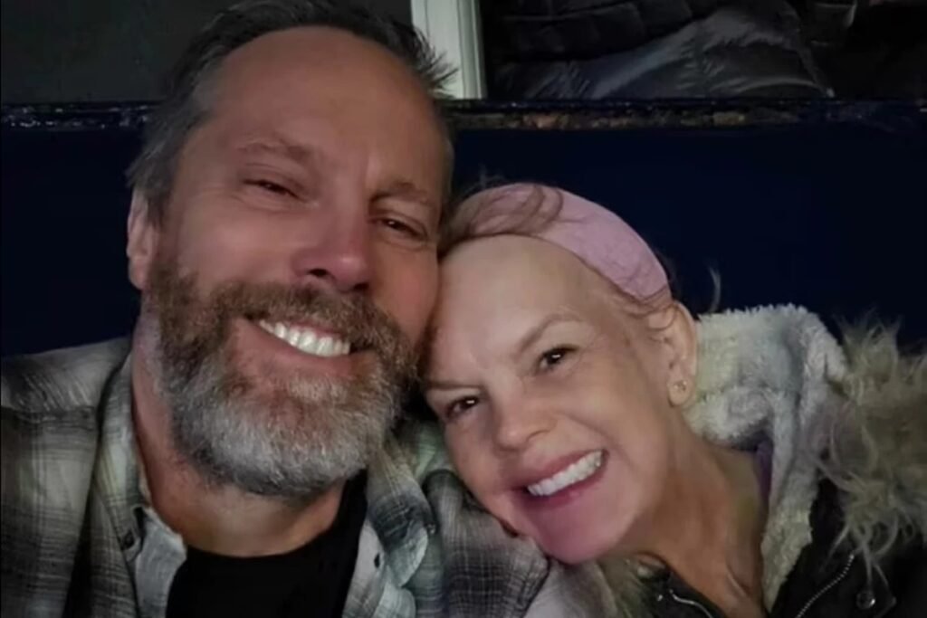 **Como um único sintoma levou à descoberta de um câncer de intestino em estágio avançado?** A história de Karen Kennerley, uma professora de 57 anos de Lancashire, Inglaterra, destaca a importância de prestar atenção aos sinais do corpo, mesmo quando parecem triviais. Segundo a publicação, Karen descobriu ter **câncer de intestino** em estágio avançado após procurar atendimento médico por um sintoma aparentemente não relacionado: **cansaço extremo**. Este sintoma, que começou em dezembro de 2022, foi inicialmente atribuído por Karen à sua rotina intensa de trabalho e cuidados com os filhos. **Como o diagnóstico de câncer de intestino foi feito?** Após um exame de sangue, o clínico geral de Karen associou sua fadiga a uma **deficiência de ferro**. No entanto, um segundo médico recomendou uma **colonoscopia** para descartar problemas intestinais graves. Este procedimento, que envolve a inserção de um tubo flexível com uma câmera pelo ânus para examinar a mucosa do intestino, revelou um tumor. Inicialmente, os médicos não acreditavam que fosse um caso grave, mas uma biópsia subsequente indicou que Karen tinha um câncer de intestino em estágio três. O resultado dos exames anteriores foi considerado um "erro de amostragem". **Quais são os fatores de risco e sintomas do câncer de intestino?** De acordo com o Instituto Nacional de Câncer (Inca), o câncer de intestino, também conhecido como **câncer de cólon e reto**, é uma das principais causas de morte no Brasil. Os fatores de risco incluem idade acima de 50 anos, excesso de peso e uma dieta pobre em frutas, vegetais e fibras. Doenças inflamatórias intestinais e condições hereditárias também aumentam o risco. Os sintomas mais comuns são **sangue nas fezes**, alteração do hábito intestinal, dor abdominal, fraqueza, anemia, perda de peso inexplicada e massa abdominal. **Como é feito o tratamento do câncer de intestino?** O tratamento do câncer de intestino depende do tamanho, localização e extensão do tumor. A cirurgia é geralmente o primeiro passo, removendo a parte afetada do intestino e os gânglios linfáticos. Radioterapia e quimioterapia podem ser usadas para reduzir a chance de retorno do tumor. No caso de Karen, ela passou por uma cirurgia complexa em junho de 2023, seguida por oito rodadas de quimioterapia. No entanto, em março de 2024, novos tumores foram detectados em seus ovários, parede abdominal e fígado. **Quais são as opções de tratamento quando o câncer se espalha?** Quando o câncer se espalha, as opções de tratamento se tornam mais limitadas. No caso de Karen, os médicos ofereceram tratamento paliativo, pois a quimioterapia disponível no sistema de saúde do Reino Unido dificilmente eliminaria o câncer completamente. Karen e seu marido buscaram uma quimioterapia especializada na Alemanha, que mostrou resultados positivos, mas o custo elevado tornou o tratamento insustentável financeiramente. **Como prevenir o câncer de intestino?** A prevenção do câncer de intestino envolve a manutenção de um peso corporal adequado, prática regular de atividade física e uma alimentação saudável rica em frutas, vegetais e fibras. É importante evitar o consumo de carnes processadas e limitar a ingestão de carnes vermelhas. Além disso, doses de café podem reduzir o risco em até 30%, segundo estudos. A história de Karen Kennerley ressalta a importância de estar atento aos sinais do corpo e buscar atendimento médico adequado, mesmo quando os sintomas parecem não estar relacionados a condições graves. A detecção precoce do câncer de intestino pode aumentar significativamente as chances de tratamento e cura.