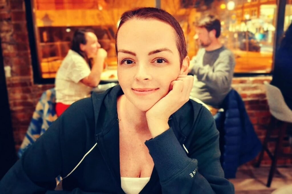 **Como o Câncer de Intestino Pode Passar Despercebido?** A história de Heather Candrilli, uma norte-americana de 36 anos, destaca um problema crítico: a detecção tardia do **câncer de intestino**. Por anos, Heather experimentou **inchaço** e **dores abdominais**, sintomas que ela atribuía a questões alimentares. No entanto, em 2024, ela foi diagnosticada com câncer de intestino em estágio 4. Como isso aconteceu? **Por que os Sintomas Foram Ignorados?** Heather passou por diversos médicos, sendo testada para condições autoimunes como **doença de Crohn** e **doença celíaca**. No entanto, exames específicos como a **colonoscopia** não foram realizados inicialmente. Segundo a publicação, uma ultrassonografia revelou uma massa estranha no fígado, levando finalmente à realização de uma colonoscopia, que detectou um tumor agressivo já espalhado para outras partes do corpo. **Qual a Importância da Colonoscopia?** A **colonoscopia** é um exame crucial para a detecção e prevenção do câncer de intestino, também conhecido como **câncer colorretal**. Este exame permite a identificação de pólipos, lesões ou tumores no intestino grosso. Geralmente, é recomendado a partir dos 45 anos ou para pessoas com histórico familiar da doença. **Quais São os Sintomas do Câncer de Intestino?** Os sintomas do câncer de intestino podem ser sutis nos estágios iniciais, mas incluem **sangue nas fezes**, alterações no hábito intestinal, como diarreia ou prisão de ventre recorrentes, **dor abdominal**, perda de peso inexplicável e **fadiga**. De acordo com o Instituto Nacional de Câncer (Inca), a doença provocou cerca de 20 mil óbitos no Brasil em 2019. **Quais Fatores Aumentam o Risco?** Os principais fatores de risco incluem idade acima de 50 anos, excesso de peso e uma dieta pobre em frutas, vegetais e fibras. Doenças inflamatórias do intestino, como a **retocolite ulcerativa crônica**, e condições hereditárias, como a **polipose adenomatosa familiar (FAP)**, também aumentam o risco. **Como é Feito o Diagnóstico?** O diagnóstico do câncer de intestino requer uma **biópsia**, onde um pequeno pedaço de tecido é retirado da lesão suspeita para análise. Este procedimento é realizado com um endoscópio introduzido pelo reto. **Quais São as Opções de Tratamento?** O tratamento depende do tamanho, localização e extensão do tumor. Quando o câncer se espalha para órgãos como o fígado ou pulmões, as chances de cura diminuem. A cirurgia é geralmente o tratamento inicial, removendo a parte afetada do intestino e os gânglios linfáticos. Radioterapia e quimioterapia podem ser usadas para reduzir a possibilidade de retorno do tumor. **Como Prevenir o Câncer de Intestino?** Manter um peso corporal adequado, praticar atividade física e adotar uma alimentação saudável são fundamentais para a prevenção. Deve-se evitar o consumo de carnes processadas e limitar o consumo de carnes vermelhas a 500 gramas por semana. **Qual o Impacto do Diagnóstico Tardio?** Desde o diagnóstico, Heather passou por cirurgia para remover parte do cólon, 20 sessões de quimioterapia e várias cirurgias para remoção de tumores. Agora, ela aguarda um transplante de fígado. Os custos do tratamento são elevados, podendo chegar a US$ 500 mil, mesmo com seguro. A história de Heather Candrilli ressalta a importância da atenção aos sintomas e da realização de exames preventivos, como a colonoscopia, para a detecção precoce do câncer de intestino.