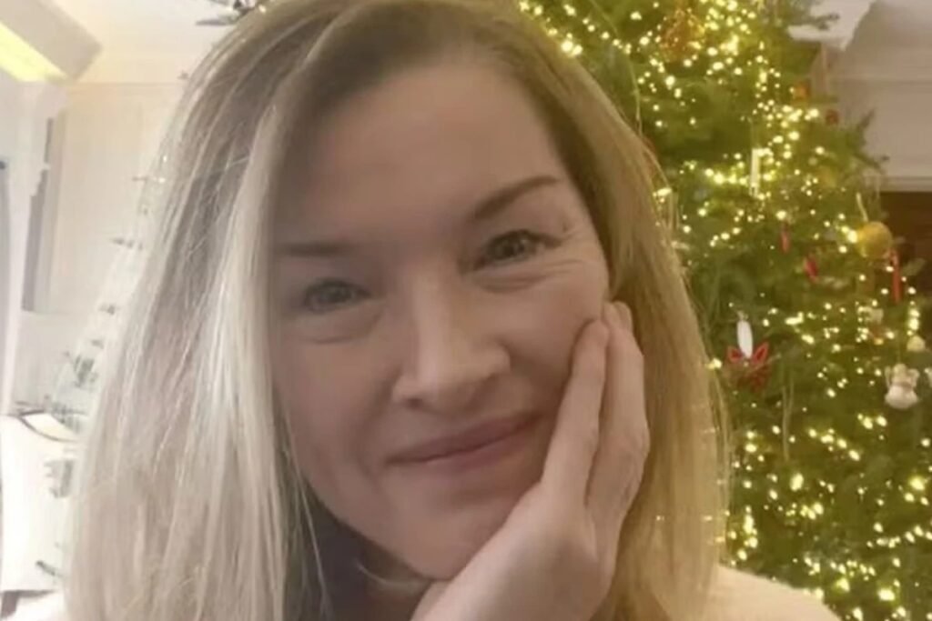 Ela descobriu uma traição e, pouco tempo depois, passou a enfrentar algo que parecia ainda mais devastador. Como uma infidelidade poderia terminar em três diagnósticos de câncer? Essa é a pergunta que prende a história desde o início, porque não se trata apenas de dor emocional, mas de uma sequência de acontecimentos que, segundo ela, começou no momento em que percebeu que o casamento escondia mais do que mentiras. O que veio primeiro: a desconfiança ou a doença? Primeiro veio a revelação dos casos extraconjugais. E foi justamente isso que acendeu um alerta imediato. Diante da informação de que o marido havia feito sexo sem proteção, ela decidiu procurar exames para saber se havia contraído alguma infecção sexualmente transmissível. Naquele momento, os resultados deram negativo. Mas por que a história não terminou ali? Porque o alívio inicial durou pouco. Um ano depois, ela recebeu a notícia de que estava com HPV, o vírus do papiloma humano. E é nesse ponto que muita gente se surpreende: o problema que parecia afastado voltou de forma muito mais grave. O medo que antes era apenas uma possibilidade passou a ter nome, consequência e urgência. Mas o HPV, por si só, explica tudo? Não exatamente da forma simplificada que muitos imaginam. O que ela relata é que, após descobrir o vírus, começou uma escalada de diagnósticos. Em 2019, veio o câncer vulvar. Depois, a doença evoluiu para um câncer cervical. E, em 2023, surgiu um terceiro diagnóstico: câncer anal. O que acontece em seguida muda completamente o peso dessa história, porque ela deixa de ser apenas um relato sobre traição e passa a ser um alerta sobre prevenção, exames e risco real. Quem é a mulher por trás desse caso? Até aqui, o impacto está nos fatos, mas há um detalhe que quase ninguém percebe: ela não se apresenta como alguém distante de uma vida comum. Trata-se de Eileen McGill Fox, uma americana que vive na Flórida, nos Estados Unidos. Mãe de quatro filhos, ela contou que levava uma vida dedicada ao trabalho e ao serviço comunitário. E talvez seja justamente isso que torna tudo ainda mais inquietante: ela diz que jamais imaginou se ver nessa situação. Então por que esse relato ganhou tanta atenção? Porque ele toca em um ponto que assusta muita gente: a ideia de que algo assim poderia acontecer dentro de um casamento longo, estável na aparência, sem sinais óbvios para quem está de fora. Segundo Eileen, “isso pode acontecer com uma mulher casada há 30 anos, pode acontecer com qualquer pessoa”. E essa frase muda o foco da história. Já não se trata apenas do que aconteceu com ela, mas do que o caso representa para outras mulheres. E o que ela enfrentou desde então? Além dos tratamentos para conter o avanço dos quadros, Eileen também precisou retirar parte dos lábios vaginais. Esse detalhe torna mais concreta a dimensão física do que começou como uma suspeita e se transformou em uma luta prolongada. Mas ainda existe uma pergunta inevitável: por que ela decidiu tornar isso público? A resposta está no que veio depois da dor. Hoje, ela usa a própria história para conscientizar outras mulheres sobre a importância dos exames preventivos e da vacina contra o HPV. E aqui está o ponto central que só se revela por completo no fim: mais do que associar a traição ao início dessa sequência, ela quer chamar atenção para algo que pode salvar vidas quando detectado a tempo. Isso encerra o assunto? Nem de longe. Porque o caso continua levantando uma dúvida incômoda e necessária: quantas pessoas só descobrem um risco grave quando já é tarde demais? A história de Eileen não termina apenas em sofrimento. Ela permanece como aviso, como pergunta em aberto e como um lembrete difícil de ignorar.