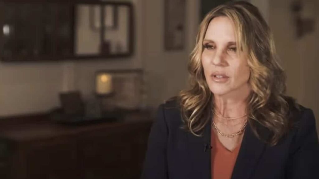 Ela ficou sem sinais vitais por 27 minutos e, quando abriu os olhos de novo, não perguntou onde estava nem o que tinha acontecido: tentou escrever uma única frase. Mas por que alguém que acaba de voltar à vida escolheria fazer isso antes de qualquer outra coisa? Essa é a pergunta que transformou um caso médico já impressionante em algo ainda mais inquietante. Porque não foi um retorno simples, nem rápido, nem comum. Houve uma sequência de tentativas para trazê-la de volta, uma insistência contra o tempo, contra o colapso do corpo e contra tudo o que normalmente se espera de uma parada cardíaca tão longa. O que aconteceu exatamente? Tudo começou durante uma trilha, quando ela sofreu um ataque cardíaco fulminante. O marido, que estava com ela, iniciou imediatamente a reanimação cardiopulmonar enquanto os paramédicos não chegavam. Isso por si só já levanta outra dúvida: quanto tempo alguém consegue resistir assim? No caminho até o hospital, a equipe de emergência precisou usar o desfibrilador quatro vezes. E, ao chegar à unidade médica, houve ainda uma quinta intervenção. E é nesse ponto que a maioria se surpreende: no total, ela permaneceu tecnicamente morta por 27 minutos. Esse intervalo é considerado crítico, porque estudos indicam que o cérebro humano ainda pode manter alguma atividade por um curto período após a parada cardíaca, processando sons ou imagens antes da interrupção total das funções. Mas há um detalhe que quase ninguém percebe: sobreviver já seria extraordinário. Voltar consciente e com urgência para comunicar algo torna tudo ainda mais difícil de ignorar. O que ela fez assim que recuperou a consciência? Mesmo sedada e com um tubo de ventilação mecânica na garganta, sem conseguir falar, ela começou a gesticular. Queria papel e caneta. Não queria esperar. Não queria deixar para depois. E isso abre uma nova pergunta: o que poderia ser tão importante a ponto de vir antes da dor, antes do medo, antes de qualquer explicação sobre o próprio corpo? A resposta veio em letras trêmulas, quase ilegíveis. A família precisou olhar com atenção para entender o que estava escrito. No começo, nada parecia claro. Mas, aos poucos, os garranchos formaram uma frase curta: “It’s real”. Em português, “É real”. Só que real o quê? O hospital? A dor? O susto? O marido chegou a perguntar isso. Ela balançou a cabeça negativamente. Ainda estava de olhos fechados, ventilada, sem conseguir desenvolver uma frase. Então surgiu a pergunta que mudou o sentido de tudo. A filha quis saber: “O céu?”. E ela respondeu que sim com a cabeça. O que acontece depois muda tudo, porque a mensagem não ficou isolada naquele instante. Mais tarde, já sem os aparelhos e com a fala recuperada, ela contou o que dizia ter vivido durante o período em que esteve clinicamente morta. Segundo seu relato, experimentou uma sensação de descanso e paz intensos. Disse ter visto Jesus com os braços abertos e, atrás dele, um brilho muito forte. Também afirmou que as cores eram extremamente vibrantes. Mas será que essa foi apenas uma impressão confusa de quem passou por um trauma extremo? Essa dúvida continua inevitável, e talvez seja justamente ela que mantém essa história tão viva. Porque, de um lado, existe o registro concreto: a parada cardíaca, as manobras de reanimação, os choques, os 27 minutos, a estabilização, a frase escrita às pressas. Do outro, existe a interpretação do que ela disse ter visto. E aqui surge outro ponto que prende a atenção: ela não guardou essa experiência para si. Depois, transformou o episódio em um livro chamado Heaven – It’s Real… How Dying Changes Living, no qual relata como essa vivência alterou sua forma de enxergar a vida. Isso resolve o mistério? Não exatamente. Na verdade, amplia. Porque no fim, o que mais assusta nessa história não é apenas o tempo em que ela ficou morta. É o fato de que, ao voltar, sua primeira necessidade não foi pedir ajuda, nem explicar o sofrimento, nem perguntar se sobreviveria. Foi registrar uma certeza. E essa certeza cabia em apenas duas palavras: é real. Só que a pergunta que fica, e talvez seja a mais difícil de afastar, é simples: real para quem?