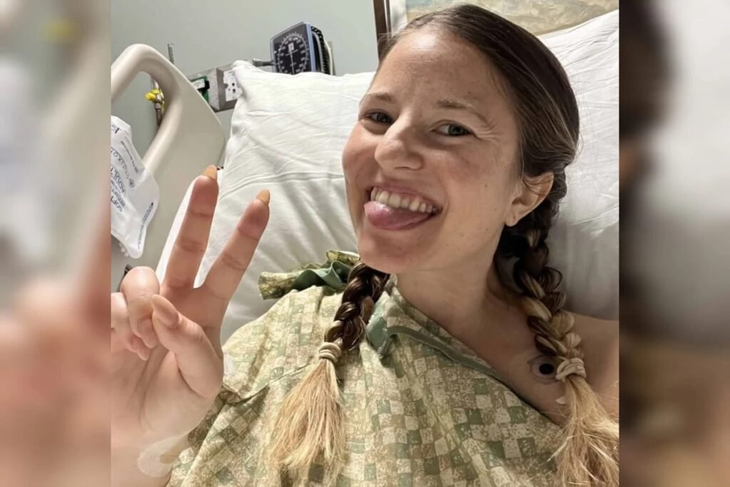 **Mulher tem sintomas de câncer confundidos com intolerância ao glúten** A história de **Emily Campbell**, uma analista de marketing norte-americana, destaca a importância de uma avaliação médica cuidadosa quando sintomas persistentes não desaparecem. Em dezembro de 2022, Emily, então com 33 anos, descobriu que os sintomas que estava tratando como **intolerância ao glúten** eram, na verdade, um raro e agressivo tipo de **câncer de ovário**. **Quais eram os sintomas que Emily estava enfrentando?** Emily vinha sentindo um desconforto digestivo progressivo e inchaço na barriga. Esses sintomas, comuns em casos de intolerância alimentar, levaram os médicos a recomendarem protocolos para tratar a intolerância ao glúten e a realizarem testes para alergias alimentares. Além disso, foi sugerido que o estresse poderia estar relacionado ao quadro. No entanto, o inchaço e os desconfortos continuaram a crescer, interferindo nas atividades diárias de Emily. "Doía até para caminhar", relatou Emily em suas redes sociais. **Como foi descoberto que Emily tinha câncer de ovário?** Após as dores se tornarem insuportáveis, Emily procurou o pronto-socorro em Miami, onde foi encaminhada para exames de imagem no abdômen. Os médicos encontraram uma grande massa crescendo na região pélvica. Segundo o Instituto Nacional do Câncer (Inca), o câncer de ovário é o terceiro tipo de tumor ginecológico mais comum, com cerca de 7 mil novos casos ao ano. **Por que o diagnóstico de Emily foi desafiador?** Embora a suspeita inicial dos médicos fosse de câncer de ovário, a ausência de histórico familiar da doença e a raridade de casos em mulheres com menos de 40 anos tornaram o diagnóstico complexo. Emily precisou esperar seis dias para a cirurgia, durante os quais assinou um termo de consentimento que indicava que os médicos não poderiam garantir quais órgãos ou tecidos precisariam ser removidos. Foi necessário retirar os ovários e o útero. **Qual foi o diagnóstico final de Emily?** A biópsia revelou que Emily tinha um câncer de ovário de estágio 3B, o segundo mais alto da doença. Este tipo de câncer, conhecido como câncer de ovário borderline, é raro e representa apenas 10% dos tumores de ovário, geralmente acometendo mulheres em idade reprodutiva. Embora tenha uma taxa de sobrevivência mais alta do que o tipo de alto grau, a quimioterapia nem sempre é eficaz. **Qual foi o tratamento adotado para Emily?** Após diversas opiniões médicas, foi decidido que Emily não precisaria passar por quimioterapia. Em vez disso, ela adotou um protocolo de monitoramento regular e uso de inibidores de estrogênio. A experiência de Emily, marcada pela escassez de informações e opções de tratamento adequadas, a motivou a agir. **Como Emily e seu marido estão ajudando outras pessoas?** Emily e seu marido arrecadaram mais de US$ 1,5 milhão em doações para centros de pesquisa de câncer, como o Dana Farber. Eles fundaram a organização **Not These Ovaries** para auxiliar pacientes em busca de informações e apoio para atravessar a doença. A história de Emily Campbell ressalta a importância de uma investigação médica aprofundada quando sintomas persistem e não respondem aos tratamentos convencionais. O caso também destaca a necessidade de maior conscientização sobre o câncer de ovário, especialmente em mulheres jovens, e a importância de apoio e recursos para pacientes enfrentando diagnósticos complexos.