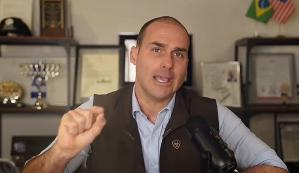 O que motivou o desentendimento entre Eduardo Bolsonaro e Nikolas Ferreira? O desentendimento começou quando Eduardo acusou Nikolas de desrespeitar sua família e de sabotar a candidatura de Flávio Bolsonaro à Presidência, além de dar visibilidade a figuras que criticam os Bolsonaros. Por que Eduardo Bolsonaro está preocupado com a candidatura de Flávio? Eduardo acredita que a eleição de Flávio é crucial para acabar com um regime que, segundo ele, persegue cidadãos inocentes. Ele vê a candidatura como uma chance real de mudança política. Como Nikolas Ferreira está supostamente sabotando Flávio Bolsonaro? Eduardo acusa Nikolas de exigir que seu grupo não apoie publicamente Flávio, criando uma "espiral do silêncio" em torno da candidatura, e de promover figuras que criticam os Bolsonaros. Qual é a relação entre Nikolas Ferreira e o perfil "Spaces Liberdade"? Eduardo sugere que Nikolas está ligado ao perfil "Spaces Liberdade", que não apoia Flávio. Nikolas compartilhou o perfil no mesmo dia em que Eduardo o criticou, aumentando as suspeitas. O que Eduardo Bolsonaro espera de Nikolas Ferreira? Eduardo espera que Nikolas deixe de lado desavenças pessoais e apoie a candidatura de Flávio Bolsonaro, priorizando o que ele vê como o bem do Brasil, em vez de interesses pessoais. Por que Eduardo Bolsonaro mencionou Silvio Grimaldo? Eduardo criticou Nikolas por dar projeção a Silvio Grimaldo, que, segundo ele, odeia sua família. Ele vê isso como um exemplo de Nikolas se associando a figuras que prejudicam os Bolsonaros. Como Nikolas Ferreira reagiu às acusações de Eduardo? Nikolas não respondeu diretamente às acusações, mas sua risada em resposta a um post de Silvio Grimaldo foi vista por Eduardo como um sinal de desrespeito e falta de limites. Qual é a importância do apoio público na política? O apoio público é crucial para fortalecer candidaturas e criar uma imagem positiva. A falta de apoio pode isolar candidatos e enfraquecer suas chances de sucesso eleitoral. O que Eduardo Bolsonaro vê como consequência da falta de apoio a Flávio? Eduardo teme que a falta de apoio público a Flávio possa comprometer a candidatura e, por extensão, a chance de realizar mudanças políticas significativas no Brasil. Como a fama e os holofotes afetam políticos, segundo Eduardo? Eduardo acredita que a fama pode desviar políticos de seus princípios e objetivos originais, levando-os a priorizar interesses pessoais em vez do bem coletivo. Qual é a visão de Eduardo sobre a lealdade política? Para Eduardo, lealdade política é crucial e deve se sobrepor a desavenças pessoais. Ele vê a lealdade como um pilar para alcançar objetivos políticos maiores. Por que Eduardo menciona o "risinho de deboche"? O "risinho de deboche" de Nikolas é visto por Eduardo como um símbolo de desrespeito e uma mudança negativa na postura de Nikolas, que ele considera prejudicial. Como o contexto político influencia desentendimentos pessoais? Desentendimentos pessoais podem ser amplificados pelo contexto político, onde alianças e rivalidades afetam diretamente a dinâmica e as estratégias políticas. O que Eduardo espera que Nikolas faça pelo Brasil? Eduardo espera que Nikolas priorize o bem do Brasil, apoiando Flávio e afastando-se de figuras que, segundo ele, prejudicam a causa política dos Bolsonaros. Como desentendimentos públicos impactam a imagem de políticos? Desentendimentos públicos podem manchar a imagem de políticos, criando divisões e distraindo o público dos objetivos políticos principais.