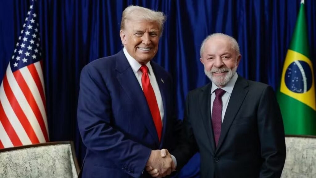 Uma frase dita em tom de brincadeira virou recado diplomático, provocação política e sinal de alerta ao mesmo tempo. Mas por que uma fala aparentemente leve ganhou tanto peso? Porque ela não surgiu isolada, nem foi apenas uma tirada de efeito. Quando o presidente afirmou que Donald Trump “não sabe o que é um pernambucano”, ele não estava só fazendo humor com suas origens. Estava respondendo a um cenário internacional cada vez mais tenso, em que, segundo sua leitura, o líder norte-americano vem ameaçando “todo mundo”. E por que citar justamente um pernambucano? Porque a frase foi construída para transmitir algo além da identidade regional. Lula usou a imagem do nordestino como símbolo de resistência, firmeza e disposição para não aceitar intimidação. Só que há um detalhe que quase ninguém percebe de imediato: ao falar assim, ele não estava apenas falando de si. Estava tentando transformar uma característica pessoal em mensagem nacional. Mas essa mensagem era só para os Estados Unidos? Não exatamente. Embora o nome de Trump tenha aparecido de forma direta, o discurso também serviu para marcar a posição do Brasil diante de um ambiente geopolítico mais instável. A crítica às ameaças externas veio acompanhada de outro ponto, talvez ainda mais importante: o país não quer entrar em guerras nem se alinhar às hostilidades que crescem fora de seu território. Então por que a declaração chamou tanta atenção? Porque ela misturou três camadas ao mesmo tempo: humor, advertência e política externa. E é justamente aí que muita gente se surpreende. O comentário sobre Pernambuco não ficou restrito à identidade regional. Lula foi além e mencionou, de forma bem-humorada, sua descendência ligada a Lampião, usando essa referência histórica como um aviso simbólico de que o Brasil não deveria ser subestimado. Mas por que trazer Lampião para o centro da fala? Porque a referência amplia o impacto da mensagem. Lampião é uma figura histórica associada à força, ao enfrentamento e à resistência no imaginário popular. Ao citar essa ligação familiar, Lula reforçou a ideia de que pressão externa não seria recebida com passividade. Só que o ponto mais importante talvez não esteja na metáfora em si, e sim no momento em que ela foi usada. Que momento era esse? Um período de forte tensão internacional, especialmente por causa da crise no Oriente Médio. Segundo o presidente, o mundo está mais difícil, e parte dessa dificuldade estaria ligada às posturas adotadas por Trump. O que acontece depois muda tudo, porque a fala deixa de ser apenas uma reação a uma ameaça e passa a funcionar como declaração de rumo: o Brasil quer distância de conflitos armados. Mas distância em que sentido? No sentido mais direto possível. Lula reiterou que o país não tem interesse em participar das disputas bélicas em curso. Em vez disso, defendeu uma agenda voltada para paz, cultura, educação, convivência e bem-estar. A oposição entre guerra e vida cotidiana foi explícita. De um lado, o cenário internacional pressionado por confrontos. Do outro, a ideia de um país que quer estudar, passear, namorar, brincar e viver sem medo. Se a posição é essa, por que o assunto preocupa tanto? Porque, mesmo sem entrar em guerra, o Brasil sente os efeitos do que acontece fora. E aqui surge uma nova camada da história. A instabilidade internacional já provoca reflexos práticos na economia brasileira, especialmente no setor de combustíveis, afetado pelas incertezas no fornecimento global. Ou seja: manter distância do campo de batalha não significa ficar imune às consequências. E onde tudo isso foi dito? Só depois de toda a repercussão esse contexto ganhou mais nitidez. A declaração foi feita durante um evento oficial em Sorocaba, no interior de São Paulo, na cerimônia de inauguração da nova sede de um campus do Instituto Federal de São Paulo. A agenda era voltada à educação, com participação do ministro da Educação, Leonardo Barchini, e investimentos federais do Novo PAC. Mas por que isso importa? Porque revela um contraste calculado. Em vez de falar sobre guerra em um ambiente militar ou diplomático clássico, Lula levou o tema para um evento ligado à expansão do ensino público. E esse contraste reforça a mensagem central: enquanto o mundo se tensiona, o governo tenta associar sua prioridade a educação, desenvolvimento interno e paz social. No fim, o aviso a Trump não foi só uma frase de efeito nem apenas uma piada sobre um “nordestino nervoso”. Foi uma forma de dizer que o Brasil não aceita ameaça, não quer guerra e pretende se manter fora das frentes de batalha. Só que a fala deixa uma pergunta no ar: em um mundo cada vez mais pressionado por conflitos e líderes imprevisíveis, até onde será possível sustentar essa neutralidade sem ser arrastado pela próxima crise?